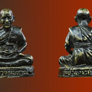 รูปหล่อรุ่นแรกหลวงปู่ผาด วัดบ้านกรวด จ.บุรีรัมย์ รุ่น 90 ปี ไม่ตอกโค้ต 90 สภาพสวยมาก สร้างน้อยหายากมาก พระเครื่องของท่านประสบการณ์สูงครับ