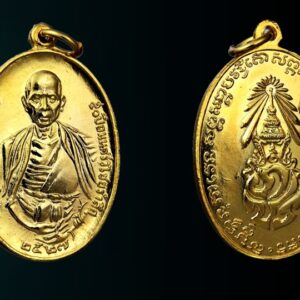 ชื่อพระ !เหรียญครูบาเจ้าศรีวิชัย หลัง ภปร ปี 2527 วัดบุพพารามเชียงใหม่ กะไหล่ทองเดิมๆ รายละเอียด ประวัติการสร้าง และรายนามพระเกจิอาจารย์ที่ร่วมปลุกเสกในพิธีณ. ศูนย์วัฒนธรรมท้องถิ่น วัดบุพพาราม อ.เมือง จ.เชียงใหม่ ได้มีมติให้จัดโครงการ “วันกตัญญูเชิดชูเกียรติคุณ ฉลองสมโภชครบรอบ ๕๐ ปี สร้างทางขึ้นดอยสุเทพของครูบาศรีวิชัย” ในการดำเนินงานจัดหาทุนได้มีการสร้างวัตถุมงคลออกมาเป็นรูปเหมือนและเหรียญของครูบาศรีวิชัย..โดยได้รับพระมหากรุณาธิคุณจาก “องค์พระบาทสมเด็จพระเจ้าอยู่หัว”ทรงพระราชทานพระปรมาภิไธยย่อ “ภปร” ประดิษฐานไว้บนวัตถุมงคล.. สถานที่จัดงานล้านนามหาพุทธาภิเษก จัดขึ้นที่ วัดศรีโสดา ต.สุเทพ อ.เมือง จ.เชียงใหม่ ซึ่งวัดนี้เป็นวัดที่ครูบาศรีวิชัยได้สร้างขึ้นเพื่อใช้เป็นศูนย์ปฏิบัติธรรมและปฏิบัติงาน ตลอดจนเป็นคลังเสบียงใหญ่ที่จัดสรรแบ่งปันเสบียงอาหาร ให้แก่ศรัทธาประชาชนที่มาช่วยงาน ซึ่งวัดศรีโสดาแห่งนี้ครูบาศรีวิชัยท่านอยู่พำนัก ระหว่างปฏิบัติงานสร้างทางขึ้นดอยสุเทพจนแล้วเสร็จ... วัดศรีโสดา ตั้งอยู่บนเนินเขาสูง บรรยากาศร่มรื่นเงียบสงบ ปราศจากสิ่งรบกวน เหมาะสมที่ใช้เป็นสถานที่ปฏิบัติธรรม มีบริเวณกว้างขวาง มีวิหารหลวงและสำคัญคือ “วัดนี้ตั้งอยู่ติดกับอนุสาวรีย์ครูบาศรีวิชัย...” “บรรดาพระคณาจารย์ผู้ทรงศีล” ที่นิมนต์มานั่งปรกอธิฐานจิตครั้งนี้.. ล้วนเป็นลูกศิษย์และผู้เคยร่วมงานพัฒนา กับครูบาศรีวิชัยทั้งสิ้น”.. รายนามพระคณาจารย์สายครูบาศรีวิชัยที่มาร่วมงานมีดังนี้ 1.ครูบาหล้า (ตาทิพย์) วัดป่าตึง 2.ครูบาธรรมชัย วัดทุ่งหลวง 3.ครูบาบุญมี วัดท่าสะต๋อย 4.ครูบาสิงหชัย วัดฟ้าฮ่าม 5.ครูบามงคลคุณาทร วัดหม้อคำตวง 6.ครูบาจันทร์แก้ว วัดดอกเอื้อง 7.ครูบาโสภา วัดผาบ่อง 8.ครูบาอ้าย วัดศาลา 9.ครูบาอิ่นแก้ว วัดวาฬุการาม 10.ครูบาอิ่นคำ วัดข้าวแท่นหลวง 11.ครูบาคำตั๋น วัดสันทรายหลวง 12.ครูบาญาณวิลาส วัดต้นหนุน 13.ครูบาสุรินทร์ วัดศรีเตี้ย 14.ครูบามูล วัดต้นผึ้ง 15.ครูบาศรีนวล วัดช้างค้ำ 16.ครูบาวงศ์ วัดพระบาทห้วยต้ม 17.ครูบาอินตา วัดห้วยไซ 18.ครูบาศรีนวล วัดเจริญเมือง.. วันที่ ๓ พฤศจิกายน พ.ศ. ๒๕๒๗ เวลา ๑๕.๑๙ น.เมื่อได้ฤกษ์จุดเทียนชยันโต เจ้าคณะภาคเจ็ด ได้ทำพิธีจุดเทียนชัย บรรดาพระคณาจารย์ศิษย์อาวุโสของครูบาศรีวิชัย จำนวน ๑๘ รูป ได้ประกอบพิธีเจริญพระพุทธมนต์ พิมพ์ : เหรียญจัดสร้างเป็นสองขนาด พิมพ์ใหญ่และพิมพ์เล็ก จำนวนการจัดสร้าง : -เนื้อทองคำ -เนื้อเงิน -เนื้อนวโลหะ -เนื้อทองแดงกะไหล่ทอง -เนื้อทองแดง