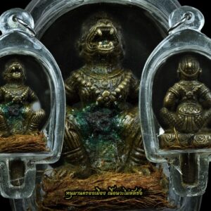 หนุมานครองเมือง เนื้อนวะแก่เงิน หลวงพ่อผาด วัดบ้านกรวด จ.บุรีรัมย์ หลวงพ่อผาด วัดบ้านกรวด จ.บุรีรัมย์ สร้างโดยมูลนิธิหลวงปู่ทิม อิสริโก ปลุกเสกโดยหลวงปู่ผาด วัดบ้านกรวด บุรีรัมย์ และอีกหลายพิธีพระยาอนุชิตวงษา หรือ หนุมานผ่านศึก ยังไม่เคยมีใครสร้างมาก่อน เมื่อยอดทหารเอกรบทัพจับศึกปราบยักษ์ปราบมารจนหมดสิ้นวงศ์วารว่านเครือ แล้วพระนารายณ์ได้แต่งตั้งให้เป็นพระยาอนุชิตวงษา ครองเมืองขีดขินเป็นบำเหน็จความชอบ เป็นภาคที่สมบูรณ์สุด ออกแบบได้สวยงามมากยังไม่เคยมีใครสร้างมาก่อน ใต้ฐานบรรจุด้วยผงอุดหนุมานสมัยหลวงปู่ทิม ที่คุณชินพรผู้สร้างเก็บไว้ตั้งแต่ ๓๓ ปีที่แล้วมาผสมพร้อมกับวัตถุอาถรรพ์ต่างๆ โดยเจาะรูเล็กๆเพื่อบรรจุได้ครบทุกตัวเมื่อวันเสาร์ที่ ๔ ตุลาคม ๒๕๕๑ ที่ผ่านมาเป็นวันขึ้น ๕ ค่ำ เดือน ๑๑ ซึ่งถือเป็นวันแรงเหมาะแก่การปลุเสกเครื่องรางของขลัง พระครูบุญญาภินันท์ หรือ ท่านเจ้าหรีด วัดปาโมกข์ อำเภอกะปง จังหวัดพังงา ทำพิธีไหว้ครูประจำปี พร้อมทั้งปลุกเสกเดี่ยวเครื่องรางของขลัง ตามตำรับเขาอ้อ ที่ยังไม่มีวัดใดทางใต้สร้างมาก่อน ในฐานะศิษย์ของท่านเจ้าหรีด คุณชินพร สุขสถิตย์, คุณเพียรวิทย์ จารุสถิติ นำคณะศิษย์หลวงปู่ทิม อิสริโก จำนวนหนึ่งไปร่วมพิธีครอบครูพร้อมทั้งได้นำหนุมานผ่านศึก และรูปเหมือนขนาดห้อยคอสมเด็จพระเจ้าตากสินมหาราช, ตะกรุดอ้อป่อง(ปัญญาไว), ตะกรุดมหารูด จารมือ ที่ทำขึ้นเป็นของสมนาคุณกฐินบ้านกรวด ไปร่วมพิธีปลุกเสกเดี่ยวในครั้งนี้ด้วย เจ้าหรีด ไหว้ครู สร้างสุดยอดเครื่องราง ผานไถ, ตะกรุดกระบือชนเสือ, ลูกไฟปะลัยกัลป์ ... เจ้าตาก, หลวงปู่ทิม ก็มาร่วมด้วย สร้างน้อย แจกกับผู้ร่วมทำบุญกฐิน และถวายไว้ที่วัดบ้านกรวด 400 ตน รายได้นั้นจะรวบรวมสมทบทุนหล่อพระบรมรูปพระเจ้าตากสินมหาราช ขนาดเท่าครึ่ง เพื่อประดิษฐานไว้ในวิหาร พระเจ้าตากสินมหาราช ริมแม่น้ำบ้านค่าย บริเวณวังสามพระยา สถานที่ตักน้ำศักดิ์สิทธิ์ของจังหวัดระยองต่อไป *** ใต้ฐานจารหัวใจหนุมาน และบรรจุผงพรายกุมารผสมผงหนุมานสมัยหลวงปู่ทิม หล่อโบราณจะสามารถผสมชนวนเก่าและมวลสารได้ตามต้องการ ได้ดีกว่านวะแบบฉีด (ปลุกเสกหลายรอบจนหลวงปู่ผาดออกปาก แรงเหลือเกิน) ของดีอย่างนี้มีกันหรือยังครับ หลวงปู่ผาด ปลุกเสกหนุมานอย่างรู้จริง! ข่มหอก ข่มดาบ ข่มอาวุธทุกชนิด และ ข่มเสือ “บุญก็ได้ ... ไส้ก็เต็ม” วัตถุมงคลศักดิ์สิทธิ์ที่จะแจกเป็นที่ระลึกแก่ผู้ร่วมสร้าง ๓ บุญอันยิ่งใหญ่ กับพระเจ้าตาก, หลวงปู่ทิม อิสริโก, และหลวงปู่ผาด วัดบ้านกรวด ในวันที่ ๑๖ ตุลาคม และ ๒ พฤศจิกายน ๒๕๕๑ ได้เริ่มขึ้นแล้วอย่างเข้มขลังตามแบบรู้จริง และปลุกเสกเป็น จะเป็นของล้ำค่าในอนาคต เหมือนอย่างพระเครื่องชุดชินบัญชรของหลวงปู่ทิม อิสริโก เป็นจริงอย่างที่หลวงปู่ทิม ท่านเคยพูดไว้ว่า “บุญก็ได้ ... ไส้ก็เต็ม” ก่อนนั้นคิดว่าถวายอาหารท่านๆฉันอิ่มแล้ว เราก็ทานอาหารที่เหลือจากท่าน ก็จะอิ่มไปด้วยแต่เวลา ๓๐ กว่าปีที่ผ่านมากพิสูจน์ให้เห็นแล้วว่า เราได้ยิ่งกว่านั้นผู้ได้รับพระเครื่องชินบัญชรชุดกรรมการจากการทำบุญ ๕๐๐ บาท ได้มาหลายแสนบาทเหมือนหลวงปู่ทิมพูด “บุญก็ได้...ไส้ก็เต็ม” วัตถุมงคลที่หลวงปู่ผาดปลุกเสกเพื่อแจกผู้ร่วมทำบุญทั้ง ๒ รายการ (ร่วมสร้างพระบรมรูปสมเด็จพระเจ้าตากสินมหาราช ขนาดเท่าครึ่งในวันที่ ๑๖ ตุลาคม ๒๕๕๑, และทอดกฐินสามัคคี ณ วัดบ้านกรวด จังหวัดบุรีรัมย์ ในวันที่ ๒ พฤศจิกายน ๒๕๕๑ ) ในครั้งนี้ก็เช่นเดียวกันหลวงปู่ผาดไม่เคยพูดว่าดีอย่างไร แต่พระสงฆ์ที่น่าเคารพกราบไหว้ได้อย่างสนิทใจ ได้สัมผัสของๆท่านแล้วต่างพูดว่า“บูชาไว้เถิด อีกหน่อยจะมีค่าเหมือนเพชร เหมือนทอง!” เมื่อวันเสาร์ที่ ๖ กันยายน ๒๕๕๑ที่ผ่านมา อันเป็นเพชรฤกษ์ ท่านได้ปลุกของที่จะแจก อันมีพระฉิมพลี, สมเด็จเสาร์ ๕, ขุนแผนหงษ์ทองคู่, บรมรูปเจ้าตาก, เหรียญหลวงปู่ผาดหลังหนุมาน, และหนุมานลอยองค์ให้อย่างผู้รู้จริง และปลุกเสกเป็น มูลนิธิหลวงปู่ทิมนำหนังเสือโคร่งผืนใหญ่วางทับปืน, มีด, หอก, ดาบ อันเป็นการข่มอาวุธตามเคล็ดในการสร้างหนุมาน หลังรวมพลัง หลวงปู่ผาด ท่านมาทำพิธี โดยนั่งทับหนังเสือเอามือกดหัวเสือ! เป็นการสะกดข่มอาวุธและเสือ ... บรรยากาศ เงียบสงัดแต่สุดจะเข้มขลัง และศักดิ์สิทธิ์ในความรู้สึกของผู้อยู่ในพิธี “พระยาอนุชิตวงษา หรือหนุมานผ่านศึก” พิมพ์นี้ยังไม่เคยมีใครสร้างมาก่อน เป็นเอกเทศจริงๆต่อไปต้องมีผู้ลอกเลียนแบบแน่ๆ โดยคุณชินพร ปรับจากแบบที่หลวงพ่อฤทธิ์รัตนโชโต วัดชลประทาน บุรีรัมย์ เคยขอให้ช่วยสร้างก่อนท่านมรณภาพ