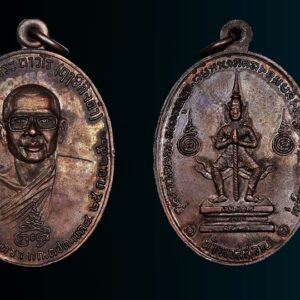 เหรียญท้าวเวสสุวรรณ หลวงพ่อฤาษีลิงดำ วัดท่าซุง ปี21 เหรียญหลวงพ่อฤาษีลิงดำ หลังท้าวเวสสุวรรณ วัดท่าซุง ปี21 บล็อกขอบจุด สายฝน (หายาก) จมูงโด่ง สภาพสวย ผิวเดิมปรอท เหรียญท้าวเวสสุวัณที่พอจะจำแนกแยกเป็นบล็อคต่างๆ คร่าวๆได้ 7บล็อค คือ 1) บล็อคขอบจุด , ขอบจุดสายฝน [บล็อกแรก] 2) บล็อคอินทนูลอย บล็อกเดียวกะเนื้อเงิน 3) บล็อคถาวโรมีขีด ใบหน้าสวยที่สุด [บล็อกแต่ง] 4) บล็อคใต้จมูกจุด 5) บล็อคหูแตก นิยม 6) บล็อคหน้ากระจก หายากสุดๆ 7) บล็อคหูแตก ห้าแตก สังฆาฏิแตก [นิยมสุด] เหรียญท้าวเวสสุวรรณ หลวงพ่อฤาษีลิงดำ พุทธาภิเษกที่ วัดพระมหาธาตุวรวิหาร จ.นครศรีธรรมราช เมื่อวันที่ 25 กันยายน 2521 ใต้รูปมีข้อความว่า ที่ระลึกวันค่ายศรีนครินทรา กก.ตชด.เขต ๘ ๒๕ ก.ย. ๒๕๒๑ สร้างจำนวนทั้งสิ้น 44,227เหรียญ พิธีนี้พระท่านทำคงกระพันชาตรีแรงมากที่สุดคือนำหน้า มีเมตตามหานิยมอยู่บ้างพอสมควร ออกให้บูชาเหรียญละ 30บาทในขณะนั้น เหรียญรุ่นนี้เป็นเหรียญรุ่นพิเศษที่ทางกองกำกับการตำรวจตระเวนชายแดน เขต 8 ค่ายศรีนครินทรา อ.ทุ่งสง จ.นครศรีธรรมราช จัดสร้างขึ้นเพื่อเป็นที่ระลึกในโอกาสครบรอบปีเปิดค่ายเมื่อปี 2521 วัตถุประสงค์ก็เพื่อแจกตำรวจตระวณชายแดนผู้ปฏิบัติการเสี่ยงภัย และให้ประชาชนเช่าบูชาด้วยส่วนหนึ่ง เพื่อเอารายได้ ถวายแก่วัดยากจนในภาคใต้ คณะผู้ดำเนินการสร้างได้รวบรวมแผ่นยันต์ และตะกรุดทั้งเก่าและใหม่จำนวนมากมาเป็นชนวนของเนื้อเหรียญ และจัดพิธีพุทธาภิเษก ณ พระอุโบสถ วัดพระมหาธาตุ จ.นครศรีธรรมราช อันแสนศักดิ์สิทธิ์ โดยมี “พล.ต.ต.ขุนพันธรักษราชเดช” มือปราบจอมหนังเหนียวเป็นเจ้าพิธี พระเครื่องรุ่นใดที่ท่านนี้มีส่วนร่วมในการสร้างด้วยส่วนใหญ่จะดังและศักดิ์สิทธิ์ตามพิธีของท่าน เพราะท่านเป็นคนรุ่นเก่า รู้เรื่องพิธีกรรมเยอะ นอกจากนี้ยังมีพระเกจิอาจารย์ เข้าร่วมปลุกเสกหลายท่านด้วยกันครับ ดังนี้… 1. พระเดชพระคุณหลวงพ่อพระราชพรหมยาน (หลวงพ่อฤาษีลิงดำ) 2.พระครูวรเวชย์วิสิฐ (หลวงปู่ครูบาธรรมชัย) พระอริยสงฆ์ แห่งวัดทุ่งหลวง จ.เชียงใหม่ สหธรรมมิก ของพระเดชพระคุณหลวงพ่อเรา 3.พ่อท่านคลิ้ง วัดถลุงทอง จ.นครศรีธรรมราช อริยะสงฆ์แห่งแดนทักษิณ 4.พ่อท่านจันทร์ วัดทุ่งเฟื้อ จ.นครศรีธรรมราช พระอาจารย์สายเขาอ้อ 5.พ่อท่านแก่น วัดทุ่งหล่อ จ.นครศรีธรรมราช ผู้สร้างพระปิดตาอันลือชื่อแห่งภาคใต้ พระปิตาของท่านส่วนใหญ่จะเป็นเนื้อตะกั่ว มีหลายพิมพ์ 6. พ่อท่านจ้อย วัดเขาสุวรรณประดิษฐ์ จ.สุราษฎร์ธานี ผู้มีเมตตาสูงส่งยิ่งนัก ผู้ใดไปหาท่าน มักจะได้รับความเมตตาจากท่านอย่างมาก 7. พระครูกาชาด (บุญทอง) วัดดอนศาลา จ.พัทลุง ท่านเป็นพระคณาจารย์ ศิษย์สายเขาอ้อ ครับ 8. พรอาจารย์ศรีเงิน วัดดอนศาลา จ.พัทลุง วิปัสสนาจารย์สายเขาอ้อ ฯลฯ ในเอกสารนั้นบอกไว้ว่า หลวงพ่อท่านปรารภไว้ว่า “ใครที่บูชาเหรียญรุ่นนี้แล้วจะไม่มีตายโหง…” นอกจากนั้นยังมีปรากฎการณ์แปลกๆที่เกิดขึ้นในระหว่างการหล่อเหรียญรุ่นนี้เช่น แผ่นทองหลายแผ่นไม่ละลายที่นำมาหล่อไม่ยอมละลาย จนต้องจุดธูปบอกกล่าว จึงหลอมได้สำเร็จ คำอาราธนา ให้ระลึกถึงพระพุทธเจ้าทุก ๆ พระองค์ พระปัจเจกพุทธเจ้าทุก ๆ พระองค์ พระธรรม และพระอริยสงฆ์ทั้งหมด รวมทั้ง เทวดาและพรหม ครูบาอาจารย์ทั้งหมด มีหลวงพ่อปาน วัดบางนมโค อ.เสนา จ.อยุธยา เป็นที่สุด แล้วตั้งนะโม ๓ จบ ปฎิบัติตามปกติว่า อิติปิโส ๑ จบ หลังจากนั้นให้อธิษฐานเอาตามความประสงค์ เมื่ออธิษฐานแล้ว ปลุกด้วยคาถาปลุกพระของหลวงพ่อปานว่า “ อิทธิฤทธิ พุทธะนิมิตตัง ขอเดชะ เดชัง ขอเดชเดชะ จงมาเป็นที่พึ่ง แก่มะอะอุนี้เถิด” พลศรีทอง พระเครื่อง โดย บู เชียงราย Facebook : https://www.facebook.com/ponsrithong/ This amulet get a lifelong warranty. If you are audited there was spurious. My shop (Ponsrithong Amulet) Refund the full amount lifelong. And in the future if you want to sell amulet with the warranty card. The Center amulet welcomes to buy in the market price of 20%. by bule chiangrai +66877124640