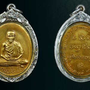 เหรียญหลวงพ่อเกษม ออกวัดพลับพลา 2517 เนื้อทองแดง เลี่ยมเงิน เหรียญหลวงพ่อเกษม ออกวัดพลับพลา 2517 เลี่ยมเงิน “ในวันปลุกเสกนั้นเป็นเวลากลางคืน ทางเหนือหมดฝนแล้วได้ เวลาหลวงพ่อเกษมเดินออกจากกุฏิที่พักของท่าน พอมาถึงศาลามุงแฝก (หญ้าคา) ปะรำพิธีปลุกเสก ข้าพเจ้ากับคณะกรรมการ และทุกคนในที่นั้น ได้ยินเสียงฟ้าผ่าเปรี้ยง ชาวลำปางจึงตั้งชื่อพระรุ่นนี้ว่า รุ่นฟ้าลั่น ปัจจุบันนี้ชาวลำปางเก่าๆยังจำชื่อรุ่นฟ้าลั่นได้ พระชุดนี้เริ่มออกจำหน่ายจ่ายแจก ในวันที่ 9 ตุลาคม 2517 ที่วัดพลับพลา จังหวัดนนทบุรี ได้เงินสมทบจากพระชุดนี้จนสร้างพระอุโบสถวัดพลับพลาสำเร็จ” ปี2517 นับเป็นปีประวัติศาสตร์ของเหรียญที่นิยมสูงสุดของหลวงพ่อเกษม เกจิดังแห่งเมืองลำปาง นั้นคือเหรียญกองพันลำปาง ออกวันที่ 23 ตุลาคม 2517 โดยขณะนี้เหรียญทองคำมูลค่าแตะที่หลักล้านบาท เหรียญทองแดงแตะที่แสนแล้ว ในเดือนเดียวกัน ปีเดียวกัน ยังมีเหรียญดีที่คนมองข้าม ราคาย่อมเยาว์ที่ พระเกจิ อยากแนะนำ อีกทั้งคนออกแบบแกะพิมพ์ก็เป็น ช่างคนเดียวกันคือ ช่างเกษม มงคลเจริญ และหลวงพ่อเกษมยังเมตตาปลุกเสกเต็มกำลังในกับเหรียญนี้ นั้นคือ เหรียญวัดพลับพลา 2517 เมื่อปี พ.ศ. 2517 วัดพลับพลา อ.เมือง จ. นนทบุรี กำลังดำเนินการสร้างพระอุโบสถ แต่ขาดทุนทรัพย์ จึงคิดไปขอพึ่งบารมีหลวงพ่อเกษม ขอสร้างเหรียญ และพระผง รุ่นสร้างโบสถ์วัดพลับพลา และหลวงพ่อได้อนุญาตให้สร้างตามประสงค์เมื่อวันที่ 20สิงหาคม พ.ศ.2517 ทางวัดพลับพลา โดย หลวงพ่อพระครูสิรินนทคุณ เจ้าอาวาส จึงได้ดำเนินการจัดสร้างพระด้วยกัน ๓ แบบ ดังนี้ 1. เหรียญรูปเหมือนหลวงพ่อเกษม เนื้อทองคำ ตอกหมายเลขไทยใต้ยันต์ ด้านหลังเหรียญ เนื้อเงิน กรรมการ ตอกโค้ด และเลข ๐๙ ด้านหลังเหรียญ เนื้อเงิน ตอกโค้ด และหมายเลขด้านหลังเหรียญ เนื้อนวโลหะ กรรมการ ตอกโค้ด และเลข ๐๙ ด้านหลังเหรียญ เนื้อนวโลหะ ตอกโค้ด และหมายเลขด้านหลังเหรียญ เนื้อทองแดง ตอกโค้ด ด้านหน้าใต้องค์พระ – มีทองแดงกะไหล่ทอง ทองแดงรมดำ และทองแดงแบบปกติ 2. รูปเหมือนเนื้อผง บล็อคเดียวกันกับเหรียญ 3. พระปิดตาเล็ก เนื้อผง ด้านหลังมีตัวหนังสือไทย อ่านว่า “เขมโก” แต่ละแบบจำนวนไม่แน่ชัด แต่คงไม่มากนัก เพราะการประชาสัมพันธ์ในสมัยนั้น ไม่ล้ำยุคล้ำสมัยก้าวหน้าเหมือนสมัยปัจจุบัน คนที่รู้จักหลวงพ่อเกษมในตอนนั้น ยังไม่มากมายพอที่นายทุนจะกล้าเสี่ยง และอีกประการหนึ่ง หลวงพ่อเกษม ท่านไม่เคยอนุญาตให้วัดใดๆ สร้างวัตถุมงคลในนามของท่านมาก่อน ดังนั้น วัตถุมงคลรุ่นของวัดพลับพลานี้ จึงถือเป็นวัตถุมงคลรุ่นแรก ที่ไม่ได้สร้างโดยสุสานไตรลักษณ์ และได้รับอนุญาตจากหลวงพ่อเกษมอย่างแท้จริง เมื่อสร้างเสร็จแล้วได้นำขึ้นไปให้ หลวงพ่อเกษมปลุกเสก เมื่อวันที่ 5 ตุลาคมพ.ศ.2517 เวลา 19.39 น. ณ สุสานไตรลักษณ์ จังหวัดลำปาง ในพิธีมนต์ครั้งนี้ได้มีเหตุอัศจรรย์เกิดขึ้นซึ่งท่านพระครูสิรินนทคุณได้ บันทึกไวัดังนี้ “ในวันปลุกเสกนั้นเป็นเวลากลางคืน ทางเหนือหมดฝนแล้วได้ เวลาหลวงพ่อเกษมเดินออกจากกุฏิที่พักของท่าน พอมาถึงศาลามุงแฝก (หญ้าคา) ปะรำพิธีปลุกเสก ข้าพเจ้ากับคณะกรรมการ และทุกคนในที่นั้น ได้ยินเสียงฟ้าผ่าเปรี้ยง ชาวลำปางจึงตั้งชื่อพระรุ่นนี้ว่า รุ่นฟ้าลั่น ปัจจุบันนี้ชาวลำปางเก่าๆยังจำชื่อรุ่นฟ้าลั่นได้ พระชุดนี้เริ่มออกจำหน่ายจ่ายแจก ในวันที่ 9 ตุลาคม 2517 ที่วัดพลับพลา จังหวัดนนทบุรี ได้เงินสมทบจากพระชุดนี้จนสร้างพระอุโบสถวัดพลับพลาสำเร็จ” หลวงพ่อมีความตั้งใจปลุกเสกพระชุดนี้ อย่างแท้จริง ทั้งนั่งปรกให้ และลงมาพรมน้ำมนต์ให้อย่างที่ไม่ค่อยได้เห็นนัก เจตนาการสร้างก็ดี เหรียญมีการตอกโค๊คทุกองค์ มีหลักฐานการทำลายบล๊อคและไม่มีของเสริมให้ปวดใจ อีกทั้งเป็นพระที่สร้างก่อนปี 2518 ซึ่งนักนิยมสะสมพระเครื่องทั้งหลาย มักจะนิยมสะสมพระเครื่องหลวงปู่เกษมทุกรุ่น ที่สร้างก่อนปีดังกล่าว ราคาในปัจจุบันก็ยังจับต้องได้ เหรียญทองแดงหลักร้อยปลายถึงพันต้นๆ นวะอยู่ที่พันปลายๆ เหรียญเงินหมื่นต้นๆ รู้อย่างนี้แล้วไม่เก็บได้อย่างไร เดี๋ยวจะหาว่าพระเกจิ ไม่เตือน “เมื่อเราคิดถึงท่าน ท่านก็จะมาอยู่ในใจเรา เมื่อใดที่เรามีทุกข์ร้อนใจ เพียงระลึกถึงคำสอนของท่าน ท่านก็จะมาอยู่ข้างเรา…..” พลศรีทอง พระเครื่อง โดย บู เชียงราย web (main) พระเครื่อง : บู เชียงราย ร้านพลศรีทอง พระเครื่อง Web ( มุมพระ) : มุมพระ https://www.mumpra.com/shop.php?shopid=507 Facebook : https://www.facebook.com/ponsrithong/ IG : https://www.instagram.com/bu_chiangrai.amulet/ This amulet get a lifelong warranty. If you are audited there was spurious. My shop (Ponsrithong Amulet) Refund the full amount lifelong. And in the future if you want to sell amulet with the warranty card. The Center amulet welcomes to buy in the market price of 20%. by bule chiangrai +66877124640