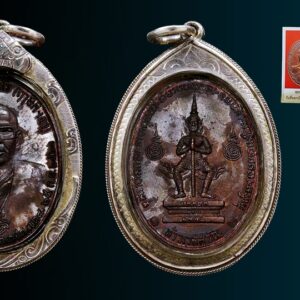 เหรียญท้าวเวสสุวัณ หลวงพ่อฤาษีลิงดำ วัดท่าซุง ปี21 พิมพ์ขอบจุด #องค์ที่ 11 เหรียญหลวงพ่อฤาษีลิงดำ หลังท้าวเวสสุวรรณ วัดท่าซุง ปี21 บล็อกขอบจุด สายฝน (หายาก) จมูงโด่ง สภาพสวย ผิวเดิมปรอท เหรียญท้าวเวสสุวัณ หลวงพ่อฤาษีลิงดำ ที่พอจะจำแนกแยกเป็นบล็อคต่างๆ คร่าวๆได้ 7 พิมพ์ 4 บล็อก คือ 1) เหรียญท้าวเวสสุวัณ พิมพ์ขอบจุด , ขอบจุดสายฝน [บล็อกแรก] 2) เหรียญท้าวเวสสุวัณ พิมพ์อินทนูลอย บล็อกเดียวกะเนื้อเงิน [บล็อก2] 3) เหรียญท้าวเวสสุวัณ พิมพ์ถาวโรมีขีด ใบหน้าสวยที่สุด [บล็อก4] 4) เหรียญท้าวเวสสุวัณ พิมพ์ใต้จมูกจุด [บล็อก3] 5) เหรียญท้าวเวสสุวัณ พิมพ์หูแตก นิยม 6) เหรียญท้าวเวสสุวัณ พิมพ์หูแตก ห้าแตก สังฆาฏิแตก [นิยมสุด] 7) เหรียญท้าวเวสสุวัณ พิมพ์หน้ากระจก [หายากสุดๆ] เหรียญท้าวเวสสุวัณ หลวงพ่อฤาษีลิงดำ พุทธาภิเษกที่ วัดพระมหาธาตุวรวิหาร จ.นครศรีธรรมราช เมื่อวันที่ 25 กันยายน 2521 ใต้รูปมีข้อความว่า ที่ระลึกวันค่ายศรีนครินทรา กก.ตชด.เขต ๘ ๒๕ ก.ย. ๒๕๒๑ สร้างจำนวนทั้งสิ้น 44,227เหรียญ พิธีนี้พระท่านทำคงกระพันชาตรีแรงมากที่สุดคือนำหน้า มีเมตตามหานิยมอยู่บ้างพอสมควร ออกให้บูชาเหรียญละ 30บาทในขณะนั้น เหรียญท้าวเวสสุวัณ หลวงพ่อฤาษีลิงดำ เหรียญรุ่นนี้เป็นเหรียญรุ่นพิเศษที่ทางกองกำกับการตำรวจตระเวนชายแดน เขต 8 ค่ายศรีนครินทรา อ.ทุ่งสง จ.นครศรีธรรมราช จัดสร้างขึ้นเพื่อเป็นที่ระลึกในโอกาสครบรอบปีเปิดค่ายเมื่อปี 2521 วัตถุประสงค์ก็เพื่อแจกตำรวจตระวณชายแดนผู้ปฏิบัติการเสี่ยงภัย และให้ประชาชนเช่าบูชาด้วยส่วนหนึ่ง เพื่อเอารายได้ ถวายแก่วัดยากจนในภาคใต้ คณะผู้ดำเนินการสร้างได้รวบรวมแผ่นยันต์ และตะกรุดทั้งเก่าและใหม่จำนวนมากมาเป็นชนวนของเนื้อเหรียญ และจัดพิธีพุทธาภิเษก ณ พระอุโบสถ วัดพระมหาธาตุ จ.นครศรีธรรมราช อันแสนศักดิ์สิทธิ์ โดยมี “พล.ต.ต.ขุนพันธรักษราชเดช” มือปราบจอมหนังเหนียวเป็นเจ้าพิธี พระเครื่องรุ่นใดที่ท่านนี้มีส่วนร่วมในการสร้างด้วยส่วนใหญ่จะดังและศักดิ์สิทธิ์ตามพิธีของท่าน เพราะท่านเป็นคนรุ่นเก่า รู้เรื่องพิธีกรรมเยอะ นอกจากนี้ยังมีพระเกจิอาจารย์ เข้าร่วมปลุกเสกหลายท่านด้วยกันครับ ดังนี้… 1. พระเดชพระคุณหลวงพ่อพระราชพรหมยาน (หลวงพ่อฤาษีลิงดำ) 2.พระครูวรเวชย์วิสิฐ (หลวงปู่ครูบาธรรมชัย) พระอริยสงฆ์ แห่งวัดทุ่งหลวง จ.เชียงใหม่ สหธรรมมิก ของพระเดชพระคุณหลวงพ่อเรา 3.พ่อท่านคลิ้ง วัดถลุงทอง จ.นครศรีธรรมราช อริยะสงฆ์แห่งแดนทักษิณ 4.พ่อท่านจันทร์ วัดทุ่งเฟื้อ จ.นครศรีธรรมราช พระอาจารย์สายเขาอ้อ 5.พ่อท่านแก่น วัดทุ่งหล่อ จ.นครศรีธรรมราช ผู้สร้างพระปิดตาอันลือชื่อแห่งภาคใต้ พระปิตาของท่านส่วนใหญ่จะเป็นเนื้อตะกั่ว มีหลายพิมพ์ 6. พ่อท่านจ้อย วัดเขาสุวรรณประดิษฐ์ จ.สุราษฎร์ธานี ผู้มีเมตตาสูงส่งยิ่งนัก ผู้ใดไปหาท่าน มักจะได้รับความเมตตาจากท่านอย่างมาก 7. พระครูกาชาด (บุญทอง) วัดดอนศาลา จ.พัทลุง ท่านเป็นพระคณาจารย์ ศิษย์สายเขาอ้อ ครับ 8. พรอาจารย์ศรีเงิน วัดดอนศาลา จ.พัทลุง วิปัสสนาจารย์สายเขาอ้อ ฯลฯ ในเอกสารนั้นบอกไว้ว่า หลวงพ่อท่านปรารภไว้ว่า “ใครที่บูชาเหรียญรุ่นนี้แล้วจะไม่มีตายโหง…” นอกจากนั้นยังมีปรากฎการณ์แปลกๆที่เกิดขึ้นในระหว่างการหล่อเหรียญรุ่นนี้เช่น แผ่นทองหลายแผ่นไม่ละลายที่นำมาหล่อไม่ยอมละลาย จนต้องจุดธูปบอกกล่าว จึงหลอมได้สำเร็จ คำอาราธนา ให้ระลึกถึงพระพุทธเจ้าทุก ๆ พระองค์ พระปัจเจกพุทธเจ้าทุก ๆ พระองค์ พระธรรม และพระอริยสงฆ์ทั้งหมด รวมทั้ง เทวดาและพรหม ครูบาอาจารย์ทั้งหมด มีหลวงพ่อปาน วัดบางนมโค อ.เสนา จ.อยุธยา เป็นที่สุด แล้วตั้งนะโม ๓ จบ ปฎิบัติตามปกติว่า อิติปิโส ๑ จบ หลังจากนั้นให้อธิษฐานเอาตามความประสงค์ เมื่ออธิษฐานแล้ว ปลุกด้วยคาถาปลุกพระของหลวงพ่อปานว่า “ อิทธิฤทธิ พุทธะนิมิตตัง ขอเดชะ เดชัง ขอเดชเดชะ จงมาเป็นที่พึ่ง แก่มะอะอุนี้เถิด” เหรียญท้าวเวสสุวัณ มีหลายบล็อก บล็อคที่๑ พิมพ์ขอบจุด , ขอบจุดสายฝน [บล็อกแรก] บล็อคนี้ที่ขอบเหรียญด้านซ้ายใกล้เลข ๕ จะมีจุดอยู่นิดหนึ่ง บล็อคนี้แหละเป็นบล็อคแรก ตำหนิคงไม่ต้องบอกให้ละเอียดมากนัก จะตาลายกัน เอาดูแค่เป็นแนวทางให้โยงไปถึงบล็อคต่อ ๆ ไป ดีกว่า บล็อคนี้ด้านหน้าจะมีเส้นขนแมวบาง ๆ คล้ายสายฝน จากคำว่ามหาวีระ ทอดมายังศีระด้านขวาของหลวงพ่อ ตั้งแต่บล็อคแรกจมูกด้านขวาของหลวงพ่อ จะมีรอยอยู่ทุกเหรียญ ซึ่งจะน้อยลงไป เรื่อย ๆ ในบล็อคท้าย ๆ ตามลำดับ ที่นี้มาดูด้านหลังเหรียญกัน พื้นเหรียญด้านหลังจะมีตั้งแต่เรียบสวย พื้นผิวทรายเล็กน้อย และมากขึ้นมาตามลำดับ ซึ่งคงเกิดจากความหนาแน่นของเนื้อเหล็กไม่มากพอ เลยทำให้เกิดรอยพรุนคล้ายผิวทราย ซึ่งบางคนก็ชอบนะ แต่มาก ๆ เข้าลามไปถึงตัวอักขระด้านซ้าย เลยต้องหยุดซ่อมบล็อคกันที [บล็อก2] พิมพ์อินทนูลอย บล็อกเดียวกะเนื้อเงิน ด้านหน้าองค์หลวงพ่อแทบจะคงสภาพเดิมไว้ ปาดพื้นเหรียญออกเล็กน้อย ทำให้เส้นขนแมวขวามือเหนือศรีษะหลวงพ่อ และจุดเล็ก ตรงขอบเหรียญด้านซ้ายหายไป ส่วนตัวหนังสือรอบ ๆ เหรียญ แต่งใหม่ทั้งหมด ทำให้ดูหนาขึ้นกว่าเดิม บล็อคนี้มีตำหนิที่เกิดขึ้นใหม่ ตรงคำว่า ถาวโร ใต้ ถ. จะเป็นลักษณะคล้ายเนื้อนูน และมีเนื้อเกินจุดเล็ก ๆ บริเวณขอบศรีษะหลวงพ่อค่อนไปทางซ้าย ซึ่งตำหนิ ๒ แห่งนี้ จะมีอยู่ไปจนถึงบล็อคสุดท้าย ส่วนด้านหลังเหรียญอย่างที่กล่าวมาแล้ว พื้นเหรียญเกิดเป็นผิวทราย จำนวนมาก ปาดพื้นเหรียญออกไป ส่วนองค์ท้าวเวสสุวัณ และอักขระยันต์ รอบ ๆ คงสภาพเดิมไว้ ไม่ได้ซ่อมแต่งใหม่ เลยทำให้ดูไม่ค่อยจะเรียบร้อยดีนัก การปาดเฉพาะพื้นเหรียญ แต่ไม่ได้แต่งที่องค์ท้าวเวสสุวัณ ตามลงไปด้วย ทำให้มีรอยขาดตรง อินธนู ไม่ได้ต่อลงมาติดกับบ่า ทั้ง ๒ ข้าง จะเรียกว่า อินธนูลอยก็ว่าได้ อักขระข้างซ้ายค่อนมาทางข้างล่างของท้าวเวสสุวัณ ยังมีรอยพรุนอยู่เพราะไม่ได้ซ่อมแต่งเลย บล็อคนี้ความสวยงามดูจะน้อยกว่าบล็อคอื่น แต่เหรียญเนื้อเงินที่ว่ากันว่าสร้างเพียง ๒๐ เหรียญ ก็ปั้มออกมาจากบล็อคนี้ ถ้าใครมีอยู่ก็ลองเทียบดู บล็อคที่๓ พิมพ์ใต้จมูกจุด [บล็อก3] ด้านหน้าแต่งใหม่หมด ทั้งตัวหนังสือซึ่งมีขนาดเล็กสวยงามคล้ายบล็อคแรก องค์หลวงพ่อแต่งลึกลงไป ทำให้รอยตรงจมูกด้านขวาชิดลงไปเกือบถึงโคนจมูก มีตำหนิเพิ่มขึ้นมาใหม่อีก ๒ แห่ง ตรงใต้คำว่า ษี จะมีเส้นขนแมวบาง ๆ ทอดมายังศรีษะด้านซ้ายของหลวงพ่อ และใต้จมูกมีจุดไข่ปลาเล็ก ๆ ด้านหลังเหรียญก็แต่งใหม่ทั้งหมด ทั้งองค์ท้าวเวสสุวัณและอักขระยันต์รอบ ๆ บล็อคนี้ ดูแล้วจะสวยงามเรียบร้อยที่สุด และมีอยู่จำนวนหนึ่งที่บล็อคเริ่มมีรอยแตกตรงหูเหรียญ ข้างเหรียญด้านขวา และด้านหลังของเหรียญ ซึ่งก็ดูมีเสน่ไปอีกแนบหนึ่ง เพราะเห็นเป็นตำหนิที่เด่นชัด แต่มาแตกหนักเข้าตรงระหว่างเลข ๕ กับ ก. บล็อคนี้เลยหยุดแค่นี้ [บล็อก4] พิมพ์ถาวโรมีขีด ใบหน้าสวยที่สุด บล็อคนี้คงเป็นบล็อคสุดท้ายแล้ว ที่องค์หลวงพ่อบล็อคนี้ดูจะแตกต่างจาก บล็อคอื่น ๆ เห็นได้ชัด ดูจากเม็ดตาทั้ง ๒ ข้าง ของหลวงพ่อจะเรียวเล็ก ไม่รีมนเหมือนบล็อคอื่น ๆ และขอบตาเหมือนจะไม่มีถุงใต้ตา เลยทำให้ดูขาดความนุ่มนวลไปบ้าง เส้นเกษาเป็นจุดเม็ดกลมเห็นได้ชัด ตัวหนังสือรอบเหรียญ แต่งได้ลึกดูเป็นเหลี่ยมเป็นแท่งดี ที่โดนเด่น คือ ด้านหลังเหรียญองค์ท้าวเวสสุวัณแต่งได้ลึกและคมชัดมาก ซึ่งด้านหลังเหรียญบล็อคนี้องค์ท้าวเวสสุวัณจะสวยชัดมากกว่าทุกพิมพ์ที่กล่าว “หลวงพ่อพระราชพรหมยาน” หรือ “หลวงพ่อฤๅษีลิงดำ” วัดจันทาราม (ท่าซุง) อำเภอเมือง จังหวัดอุทัยธานี เป็นพระอริยสงฆ์ที่มีชื่อเสียงเลื่องลือด้านการบำเพ็ญวิปัสสนากรรมฐาน ตามปูมประวัติหลังมรภาพสังขารของท่านมิได้เน่าเปื่อยและได้มีการเก็บรักษาไว้ที่วัดท่าซุงจนถึงปัจจุบันนี้ ได้มีการกล่าว กันว่า คนที่ต้องการเป็นศิษย์ของ “หลวงพ่อฤๅษีลิงดำ” ไม่ต้องขออนุญาตแม้ว่าไม่เคยเห็นหน้าค่าตากันเลยสักครั้งก็รับเป็นศิษย์ได้ เพียงแต่ขอให้ได้มีการปฏิบัติตน หลวงพ่อฤๅษีลิงดำ ได้ศึกษาพระกรรมฐานจากครูอาจารย์หลายท่าน อาทิ หลวงพ่อปาน โสนันโท วัดบางนมโค, หลวงพ่อจง พุทธสโร วัดหน้าต่างนอก, พระอาจารย์เล็ก เกสโร วัดบางนมโค, พระครูรัตนภิรมย์ วัดบ้านแพน, พระครูอุดมสมาจารย์ วัดน้ำเต้า, หลวงพ่อสุ่น วัดบางปลาหมอ, หลวงพ่อเนียม วัดน้อย, หลวงพ่อโหน่ง อินฺทสุวณฺโณ วัดอัมพวัน (วัดคลองมะดัน) และหลวงพ่อเรื่อง วัดใหม่พิณสุวรรณ พ.ศ.2481 เข้ามาจำพรรษาวัดช่างเหล็ก อ.ตลิ่งชัน จ.ธนบุรี เพื่อเรียนภาษาบาลี สอบได้เปรียญธรรม 3 ประโยค ได้ย้ายมาอยู่วัดอนงคาราม หลังจากนั้นได้เป็นรองเจ้าคณะ 4 วัดประยุรวงศาวาสวรวิหาร เป็นเจ้าอาวาสวัดบางนมโค และย้ายไปอีกหลายวัดจน…พ.ศ.2511 จึงมาอยู่วัดท่าซุง บูรณะซ่อม สร้างและขยายวัดท่าซุง จากเดิมพื้นที่ 6 ไร่เศษ จนกระทั่งมีบริเวณพื้นที่ประมาณ 289 ไร่ พ.ศ.2527 ได้รับพระราชทานสมณศักดิ์เป็นพระราชาคณะชั้นสามัญที่ “พระสุธรรมยานเถร” พ.ศ.2532 ได้รับพระราชทานเลื่อนสมณศักดิ์เป็นพระราชาคณะชั้นราช ที่ “พระราชพรหมยาน ไพศาลภาวนานุสิฐ มหาคณิสสร บวรสังฆาราม คามวาสี” “เมื่อเราคิดถึงท่าน ท่านก็จะมาอยู่ในใจเรา เมื่อใดที่เรามีทุกข์ร้อนใจ เพียงระลึกถึงคำสอนของท่าน ท่านก็จะมาอยู่ข้างเรา…..” พลศรีทอง พระเครื่อง โดย บู เชียงราย web (main) พระเครื่อง : บู เชียงราย ร้านพลศรีทอง พระเครื่อง Web ( มุมพระ) : มุมพระ https://www.mumpra.com/shop.php?shopid=507 Facebook : https://www.facebook.com/ponsrithong/ IG : https://www.instagram.com/bu_chiangrai.amulet/ This amulet get a lifelong warranty. If you are audited there was spurious. My shop (Ponsrithong Amulet) Refund the full amount lifelong. And in the future if you want to sell amulet with the warranty card. The Center amulet welcomes to buy in the market price of 20%. by bule chiangrai +66877124640