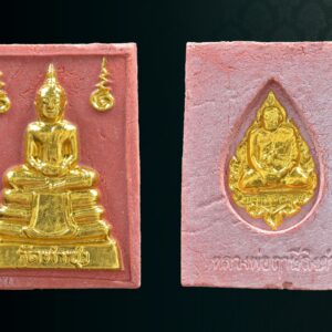 พระหางหมาก ปิดทอง หลวงพ่อฤาษีลิงดำ พิมพ์พระเนตรจุด ปิดทองใหม่องค์ที่ 12 หลวงพ่อฤาษีลิงดำ วัดท่าซุง อุทัยธานี พระหางหมาก ปิดทอง หลวงพ่อฤาษีลิงดำ พิมพ์มาตฐาน หายากครับสภาพนี้ รุ่นแรกและรุ่นเดียว #ปิดทองใหม่เล่งลาภ หลวงพ่อฤๅษีลิงดำ พระหางหมากนี้ เด่นทางด้านวาจาเป็นที่จับใจ-พอใจ ติดต่อธุระ-การงานเป็นเยี่ยมเลยครับ ด้านป้องกัน-ก็รอบด้านครบสูตร-จนถึงกันรังสี ด้านลาภ-เสมอกันกับพระคำข้าวมหาลาภ คือลาภมาก-ลาภหนัก พิมพ์นี้หน้าพระพักต์งดงามเหมือนเทวา ถือว่าเป็นเอกลักษณ์เฉพาะของพิมพ์นี้-และเป็นพิมพ์ที่ของเลียนยาก จึงถือว่าน่าเก็บไว้บูชา อานุภาพของสมเด็จ หางหมากนั้น ใครนำไปใช้ในทางที่ผิด จะเกิดอวมงคล…! พระหางหมาก หลวงพ่อฤาษีลิงดำ วัดท่าซุง จ.อุทัยธานี พระ หางหมาก พุทธคุณเด่นทางด้านป้องกันภัยและเจรจาเป็นที่จับใจ เคล็ดลับด้านลาภ ควรภาวนาคู่กับพระคาถาเงินล้าน ทำจนเป็นเวลานาน (ฌาน) แผ่เมตตาไปให้ทั่วจักรวาลอธิษฐานขอได้วันละ 1 อย่าง พระ ทุกองค์มีเทวดารักษาอยู่ท่านจะสงเคราะห์ และให้ใส่บาตรพระอย่างน้อยหนึ่งรูป หรือใส่เงินถวายพระไว้ที่เก็บเงิน สิ้นเดือนนำไปถวายสังฆทาน ถวายภัตตาหารพระ และควรงดเว้นการลักทรัพย์ ฉ้อโกง เมื่อทำตามนี้จะเห็นผลโดยเร็วพลัน ทางด้านลาภมีผู้ทำสำเร็จมาแล้วหลายราย อย่างน้อยเป็นเบี้ยต่อไส้ คือเมื่อเงินที่ใช้ไปใกล้หมด จะมีเงินก้อนใหม่เข้ามาแทน พระหางหมาก หลวงพ่อฤาษีลิงดำ วัดท่าซุง พระหางหมาก ปิดทอง หลวงพ่อฤาษีลิงดำ พระหางหมากนี้ เด่นทางด้านวาจาเป็นที่จับใจ-พอใจ ติดต่อธุระ-การงานเป็นเยี่ยมเลยครับ ด้านป้องกัน-ก็รอบด้านครบสูตร-จนถึงกันรังสี ด้านลาภ-เสมอกันกับพระคำข้าวมหาลาภ คือลาภมาก-ลาภหนัก เกร็ดเล็กเกร็ดน้อยเกี่ยวกับ พระหางหมาก หลวงพ่อฤาษีลิงดำ หลวงพ่อวิรัช โอภาโส อดีตเลขาหลวงพ่อฯ เจ้าอาวาสวัดธรรมยาน กล่าวถึงเรื่องการสร้างพระหางหมาก (จากหนังสือปฐมธรรมยาน) หลวงพี่ประทีป หลวงพี่บัญชา อาตมา ปรึกษากันสร้างพระหางหมาก เพราะคนมารอพระคำข้าวต้องรอออกพรรษา (รอหลวงพ่อเสกข้าวในพรรษา ๓ เดือน) จึงปรึกษากับหลวงพี่อนันต์ ท่านเห็นดีด้วย จึงให้ท่านกราบเรียนถามหลวงพ่อเลย หลวงพ่อเห็นดีด้วยเรื่องสร้างพระหางหมาก ก็ถามอาตมาว่า จะเอาแบบไหนดี ตอบว่าเอาพิมพ์สมเด็จโต (สมเด็จ ๓ ชั้น) หลวงพ่อว่า “ดี ให้เอาสีชมพู จะได้เข้ากับสีจีวร” ขณะหลวงพ่อนั่งรับแขก หลวงพ่อเรียกอาตมาเข้าพบ พูดว่า “พระหางหมากเปลี่ยนเป็นพระยืน ๓๐ศอก ดีไหม?” ก็ตอบว่า “ดีครับ” “แต่ให้ท่านนั่งลงนะ” ตอบว่า “ครับ” อาตมาก็มานั่งคิดว่า แล้วท่านอุ้มบาตรอยู่จะทำอย่างไร? พอหลวงพ่อเลิกรับแขก ลุกขึ้นยืนจะไปเข้าห้องน้ำ อาตมาก็เข้าไปถามหลวงพ่อว่า “หลวงพ่อครับ หลวงพ่อจะให้ทำพระหางหมากพิมพ์พระยืน ๓๐ศอก แต่ให้ท่านนั่งลง แต่ท่านอุ้มบาตรอยู่ จะทำไงครับ ต้องให้ท่านอุ้มบาตรด้วยหรือเปล่าขอรับ? ” ไม้เท้าลอยมา โป๊ก! มึนเลย ท่านยืนหัวเราะ บอกว่า “แกจะโง่ให้ท่านอุ้มบาตรอยู่ทำไม ก็เอาบาตรออกซิ” ก็นึกขึ้นได้ว่า ที่หลวงพ่ออนุญาตให้สร้างแบบสมเด็จโต เพื่อรักษากำลังใจลูกศิษย์ (พวกเรา) จึงคล้อยตามไปก่อน จึงนึกย้อนไปได้ว่า เคยมีคนมาถามหลวงพ่อว่า “ทำไมหลวงพ่อไม่สร้างพระขี่ครุฑ ขี่ไก่ แบบหลวงพ่อปานบ้าง?” หลวงพ่อเลยตอบว่า “สร้างไม่ได้หรอก เป็นการตีเสมอครูบาอาจารย์ เป็นการไม่สมควร” นี่หลวงพ่อก็เคารพสมเด็จโตเป็นครูบาอาจารย์เช่นเดียวกัน เพราะว่าการสร้างพระคำข้าว หลวงพ่อก็ให้สร้างแบบจำลองพระประธานในวิหาร ๑๐๐เมตร ซึ่งเป็นพระคำข้าวองค์แรกของวัดท่าซุง ดังนั้น จึงสรุปได้ว่า หลวงพ่อให้เราเอาแบบพระพุทธรูปในวัดท่าซุงเป็นแบบ ไม่ต้องเลียนแบบที่อื่นเขาด้วย หลังพิธีพุทธาภิเษกที่วิหารแก้ว ๑๐๐เมตร หลวงพ่อเมตตาเล่าให้ฟังว่า “สมเด็จองค์ปัจจุบันเสด็จมาเป็นประธานเอง ระหว่างปลุกเสกมองไปเห็นสมเด็จหางหมาก แต่ละองค์เปล่งแสงสว่างจ้ายิ่งกว่าดวงไฟ ๑๐๐ แรงเทียนซะอีก…” “สมเด็จท่านตรัสว่า อานุภาพของสมเด็จหางหมากนั้น รอบรัศมี ๔เมตร กัมมัตภาพรังสีจะเข้าไม่ได้เลย ถ้าใช้ในการรบเพื่อประเทศชาติ คำว่าตายรับรองว่าไม่มี แต่ถ้าใครนำไปใช้ในทางที่ผิด จะถูกปืนยิงแสกหน้าตาย…!” สำหรับหางหมากหรือหางพลูนั้น เมื่อเสกหมากก่อนฉันแล้วนำหางพลูที่เหลือมาผสมกับผงทำเป็นพระ แล้วนำเข้าพุทธาภิเษกอีกครั้ง สำหรับผลของพระคำข้าวนั้น มีความต้องการในทางลาภมากที่สุด และอย่างอื่นก็ขอท่านไว้ทุกอย่าง โดยเฉพาะอย่างยิ่ง ให้ผลเป็นพิเศษแด่ท่านที่นำไปบูชาในระยะใกล้มาแล้ว ขอให้ถามผลจากท่านที่เคารพจริงก็แล้วกัน สำหรับพระหางพลูนี้มีผลเช่นเดียวกัน แต่หนักไปในทางที่พูดเป็นที่จับใจคนมีลาภสักการะเสมอกัน ” พระหางหมากสร้างจำนวน 1 ล้านองค์ โดย 600,00องค์แรก ปลุกเสกเมื่อวันที่ 24 สิงหาคม 2533 ( หลวงพ่อพูดในงานพิธีปลุกเสกว่าพระหางหมากเข้าพิธีในวันนี้มีจำนวน 6แสนองค์ จากวิดีโอเทปพิธีปลุกเสกพระหางหมากวันศุกร์ที่ 24 สิงหาคม 2533 ) ส่วนอีก 4แสนองค์ ปลุกเสกเมื่อวันที่ 29 ธันวาคม 2533 (พร้อมกับพระคำข้าวรุ่น 2 ที่ปลุกเสกคร้ังแรก ) **************************************** วิธีอาราธนา พระหางหมาก-พระคำข้าว ( พระหางหมาก หลวงพ่อฤาษีลิงดำ ) คำอาราธนา ให้ระลึกถึงพระพุทธเจ้าทุก ๆ พระองค์ พระปัจเจกพุทธเจ้าทุก ๆ พระองค์ พระธรรม และพระอริยสงฆ์ทั้งหมด รวมทั้งเทวดาและพรหม ครูบาอาจารย์ทั้งหมด มีหลวงพ่อปาน วัดบางนมโค อ.เสนา จ.อยุธยา เป็นที่สุด แล้วตั้งนะโม ๓ จบ ปฏิบัติตามปกติว่าอิติปิโส ๑ จบ หลังจากนั้นให้อธิษฐานเอาตามประสงค์ เมื่ออธิษฐานแล้ว ปลุกด้วย คาถาปลุกพระของหลวงพ่อปานว่า “ อิทธิฤทธิ พุทธะนิมิตตัง ขอเดชะ เดชัง ขอเดชเดชะ จงมาเป็นที่พึ่งแก่มะอะอุนี้เถิด ” ******************************************** เพื่อความคล่องตัวในด้านการเงิน ใช้ท่องกับคาถาเงินล้านครับ การเงินจะคล่องตัว คาถาเงินล้าน (ตั้ง นะโม ๓ จบ ) สัมปจิตฉามิ นาสังสิโม พรหมา จะ มหาเทวา สัพเพยักขา ปะรายันติ (คาถาปัดอุปสรรค) พรหมา จะ มหาเทวา อภิลาภา ภะวันตุ เม (คาถาเงินแสน ) มหาปุญโญ มหาลาโภ ภะวันตุ เม (คาถาลาภไม่ขาดสาย) มิเตภาหุหะติ (คาถาเงินล้าน) พุทธะมะอะอุ นะโมพุทธายะ วิระทะโย วิระโคนายัง วิระหิงสา วิระทาสี วิระทาสา วิระอิทถิโย พุทธัสสะ มานีมามะ พุทธัสสะ สวาโหม (คาถาพระปัจเจกพุทธเจ้า) สัมปะติจฉามิ (คาถาเร่งลาภให้ได้เร็วขึ้น) เพ็ง ๆ พา ๆ หา ๆ ฤา ๆ ( บูชา ๙ จบ ตัวคาถาต้องว่าทั้งหมด ) “เมื่อเราคิดถึงท่าน ท่านก็จะมาอยู่ในใจเรา เมื่อใดที่เรามีทุกข์ร้อนใจ เพียงระลึกถึงคำสอนของท่าน ท่านก็จะมาอยู่ข้างเรา…..” พลศรีทอง พระเครื่อง โดย บู เชียงราย web (main) พระเครื่อง : บู เชียงราย ร้านพลศรีทอง พระเครื่อง Web ( มุมพระ) : มุมพระ https://www.mumpra.com/shop.php?shopid=507 Facebook : https://www.facebook.com/ponsrithong/ IG : https://www.instagram.com/bu_chiangrai.amulet/ This amulet get a lifelong warranty. If you are audited there was spurious. My shop (Ponsrithong Amulet) Refund the full amount lifelong. And in the future if you want to sell amulet with the warranty card. The Center amulet welcomes to buy in the market price of 20%. by bule chiangrai +66877124640