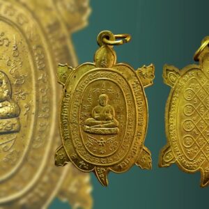 เหรียญพญาเต่าเรือน หลวงปู่หลิว วัดไร่แตงทอง จ.นครปฐม รุ่น รวย รวย รวย 2 โค๊ต เนื้อสตางค์ ปี 2536 องค์จริงสวยครับ พญาเต่าเรือน รุ่น รวย รวย รวย สร้างวาระครบรอบ 88 ปี หลวงปู่หลิว 23 ธันวาคม 2536 โดยว่าจ้างกองกษาปณ์ กรมธนารักษ์ เพื่อนำเงินรายได้ปรับปรุงค่ายลูกเสือกำแพงแสนและสร้างตึกผู้ป่วยใน โรงพยาบาลกำแพงแสน โดยให้ชื่อรุ่นว่า รวย รวย รวย เพราะคำว่ารวย ทุกคนพึงปรารถนาและเป็นคำที่ติดปากหลวงปู่หลิวหลังจากให้พรเป็นภาษาบาลีแล้ว หลวงปู่จะลงท้ายด้วย รวย รวย รวย ทุกครั้งไป ทองคำ 848 เหรียญ (ตามจอง) เงิน 7,488 เหรียญ นวะ 24,888 เหรียญ ทองแดง 48,888 เหรียญ สตางค์(บรอนซ์) 6,888 เหรียญ (แจกกรรมการสร้างน้อยกว่าเนื้อเงิน)