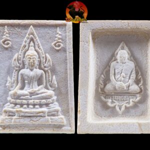 พระคำข้าว รุ่น2 หลวงพ่อฤาษีลิงดำ วัดท่าซุง อุทัยธานี พิมพ์พระบาทขีด ฐานตุ่ม องค์ที่ 32 พระคำข้าว รุ่น 2 หลวงพ่อฤาษีลิงดำ วัดท่าซุง พิมพ์พระบาทขีด ฐานตุ่ม พระคำข้าว (พระมหาลาภ) เป็นพระเนื้อผงสีขาวปางมารวิชัย สร้างแบบพระพุทธชินราช มี ๒ รุ่น รุ่นที่ ๑ ปลุกเสกเมื่อวันที่ ๒๗ มีนาคม ๒๕๓๓ จำนวน ๑๐๐,๐๐๐ องค์ รุ่นที่ ๒ สร้าง ๕,๐๐๐,๐๐๐ องค์ ปลุกเสก ๒ ครั้ง คือ ๒๙ ธันวาคม ๒๕๓๓ และ ๒๘ พฤษภาคม ๒๕๓๔ ด้านหลังเป็นรูปหลวงพ่อ นั่งในกรอบรูปพัดยศ มีชื่อ พระราชพรหมยาน อยู่ตรงที่นั่ง ส่วนพระคำข้าว รุ่น2 จะมีอยู่ด้วยกันหลายรุ่นหลายพิมพ์ แต่พิมพ์ที่ทำให้หลายคนสงสัยก็คือ พิมพ์บัวหลายจุด กับ พิมพ์บัวจุด ซึ่งจะไปเหมือนกันกับพระคำข้าว รุ่นแรก ด้านหน้าองค์พระจะเหมือนกันแทบทุกอย่าง ต่างกันที่ความคมชัดบ้าง (ไม่พูดถึงมวลสารที่มีส่วนผสมต่างกันบ้างแล้วแต่การผสมในแต่ละครั้ง) ส่วนด้านหลังจะมีจุดเนื้อเกินโผล่ขึ้นมาบริเวณข้างๆข้อศอกของหลวงพ่อ (รุ่นแรก ไม่มี) พุทธคุณครอบจักรวาลเหมือนกัน เด่นที่สุดด้านโชคลาภ . ♦วิธีอาราธนา พระคำข้าว และ พระหางหมาก พระคำข้าว รุ่น2 หลวงพ่อฤาษีลิงดำ คำอาราธนา ให้ระลึกถึงพระพุทธเจ้าทุก ๆ พระองค์ พระปัจเจกพุทธเจ้าทุก ๆ พระองค์ พระธรรม และพระอริยสงฆ์ทั้งหมด รวมทั้ง เทวดาและพรหม ครูบาอาจารย์ทั้งหมด มีหลวงพ่อปาน วัดบางนมโค อ.เสนา จ.อยุธยา เป็นที่สุด แล้วตั้งนะโม ๓ จบ ปฎิบัติตามปกติว่า อิติปิโส ๑ จบ หลังจากนั้นให้อธิษฐานเอาตามความประสงค์ เมื่ออธิษฐานแล้ว ปลุกด้วยคาถาปลุกพระของหลวงพ่อปานว่า “ อิทธิฤทธิ พุทธะนิมิตตัง ขอเดชะ เดชัง ขอเดชเดชะ จงมาเป็นที่พึ่ง แก่มะอะอุนี้เถิด” เกร็ดความรู้บางอย่างที่หลวงพ่อฤาษีลิงดำวัดท่าซุงพูดถึงเกี่ยวกับพระคำข้าว . (คัดลอกจากหนังสือ ธรรมปฏิบัติ เล่ม ๙ โดย หลวงพ่อพระราชพรหมยาน(ฤาษีลิงดำ) . ” พระคำข้าว พระคำข้าว รุ่น2 หลวงพ่อฤาษีลิงดำ ” เด่นทางมหาลาภ มีรูปพระพุทธชินราช (พระพุทธกัสสป) ด้านหน้า และด้านหลังเป็นรูปหลวงพ่อ หลวงพ่อเคยบอกว่า สมเด็จเด็จองค์ปฐม ได้ให้พระพุทธกัสสป-พระพุทธทีปังกร คุมเรื่องลาภ (คัดลอกจากหนังสือธัมมวิโมกข์ฉบับที่ ๑๔๕ หน้า ๖๓) เพื่อความคล่องตัวในด้านการเงิน ใช้ท่องกับคาถาเงินล้านครับ การเงินจะคล่องตัว คาถาเงินล้าน (ตั้ง นะโม ๓ จบ ) สัมปจิตฉามิ นาสังสิโม พรหมา จะ มหาเทวา สัพเพยักขา ปะรายันติ (คาถาปัดอุปสรรค) พรหมา จะ มหาเทวา อภิลาภา ภะวันตุ เม (คาถาเงินแสน ) มหาปุญโญ มหาลาโภ ภะวันตุ เม (คาถาลาภไม่ขาดสาย) มิเตภาหุหะติ (คาถาเงินล้าน) พุทธะมะอะอุ นะโมพุทธายะ วิระทะโย วิระโคนายัง วิระหิงสา วิระทาสี วิระทาสา วิระอิทถิโย พุทธัสสะ มานีมามะ พุทธัสสะ สวาโหม (คาถาพระปัจเจกพุทธเจ้า) สัมปะติจฉามิ (คาถาเร่งลาภให้ได้เร็วขึ้น) เพ็ง ๆ พา ๆ หา ๆ ฤา ๆ ( บูชา ๙ จบ ตัวคาถาต้องว่าทั้งหมด) พระคำข้าว รุ่น2 หลวงพ่อฤาษีลิงดำ “เมื่อเราคิดถึงท่าน ท่านก็จะมาอยู่ในใจเรา เมื่อใดที่เรามีทุกข์ร้อนใจ เพียงระลึกถึงคำสอนของท่าน ท่านก็จะมาอยู่ข้างเรา…..” พลศรีทอง พระเครื่อง โดย บู เชียงราย web (main) พระเครื่อง : บู เชียงราย ร้านพลศรีทอง พระเครื่อง http://www.ponsrithong.99wat.com/ Web ( มุมพระ) : มุมพระ https://www.mumpra.com/shop.php?shopid=507 Facebook : https://www.facebook.com/ponsrithong/ IG : https://www.instagram.com/bu_chiangrai.amulet/ This amulet get a lifelong warranty. If you are audited there was spurious. My shop (Ponsrithong Amulet) Refund the full amount lifelong. And in the future if you want to sell amulet with the warranty card. The Center amulet welcomes to buy in the market price of 20%. by bule chiangrai +66877124640 https://ponsrithong.com/