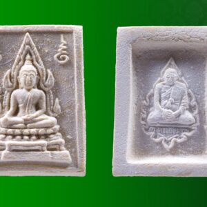 พระคำข้าว รุ่น2 หลวงพ่อฤาษีลิงดำ วัดท่าซุง อุทัยธานี พิมพ์พระบาทขีด เลี่ยมทอง องค์ที่ 37 สวยแชมป์ตามรูป พระคำข้าว รุ่น2 หลวงพ่อฤาษีลิงดำ วัดท่าซุง พิมพ์พระบาทขีด พระคำข้าว (พระมหาลาภ) เป็นพระเนื้อผงสีขาวปางมารวิชัย สร้างแบบพระพุทธชินราช มี ๒ รุ่น รุ่นที่ ๑ ปลุกเสกเมื่อวันที่ ๒๗ มีนาคม ๒๕๓๓ จำนวน ๑๐๐,๐๐๐ องค์ รุ่นที่ ๒ สร้าง ๕,๐๐๐,๐๐๐ องค์ ปลุกเสก ๒ ครั้ง คือ ๒๙ ธันวาคม ๒๕๓๓ และ ๒๘ พฤษภาคม ๒๕๓๔ ด้านหลังเป็นรูปหลวงพ่อ นั่งในกรอบรูปพัดยศ มีชื่อ พระราชพรหมยาน อยู่ตรงที่นั่ง ส่วน พระคำข้าว รุ่น2 จะมีอยู่ด้วยกันหลายรุ่นหลายพิมพ์ แต่พิมพ์ที่ทำให้หลายคนสงสัยก็คือ พิมพ์บัวหลายจุด กับ พิมพ์บัวจุด ซึ่งจะไปเหมือนกันกับพระคำข้าว รุ่นแรก ด้านหน้าองค์พระจะเหมือนกันแทบทุกอย่าง ต่างกันที่ความคมชัดบ้าง (ไม่พูดถึงมวลสารที่มีส่วนผสมต่างกันบ้างแล้วแต่การผสมในแต่ละครั้ง) ส่วนด้านหลังจะมีจุดเนื้อเกินโผล่ขึ้นมาบริเวณข้างๆข้อศอกของหลวงพ่อ (รุ่นแรก ไม่มี) พุทธคุณพระคำข้าว ครอบจักรวาลเหมือนกัน เด่นที่สุดด้านโชคลาภ . ♦วิธีอาราธนา พระคำข้าว และ พระหางหมาก พระคำข้าว รุ่น2 หลวงพ่อฤาษีลิงดำ คำอาราธนา ให้ระลึกถึงพระพุทธเจ้าทุก ๆ พระองค์ พระปัจเจกพุทธเจ้าทุก ๆ พระองค์ พระธรรม และพระอริยสงฆ์ทั้งหมด รวมทั้ง เทวดาและพรหม ครูบาอาจารย์ทั้งหมด มีหลวงพ่อปาน วัดบางนมโค อ.เสนา จ.อยุธยา เป็นที่สุด แล้วตั้งนะโม ๓ จบ ปฎิบัติตามปกติว่า อิติปิโส ๑ จบ หลังจากนั้นให้อธิษฐานเอาตามความประสงค์ เมื่ออธิษฐานแล้ว ปลุกด้วยคาถาปลุกพระของหลวงพ่อปานว่า “ อิทธิฤทธิ พุทธะนิมิตตัง ขอเดชะ เดชัง ขอเดชเดชะ จงมาเป็นที่พึ่ง แก่มะอะอุนี้เถิด” เกร็ดความรู้บางอย่างที่หลวงพ่อฤาษีลิงดำวัดท่าซุงพูดถึงเกี่ยวกับพระคำข้าว . (คัดลอกจากหนังสือ ธรรมปฏิบัติ เล่ม ๙ โดย หลวงพ่อพระราชพรหมยาน(ฤาษีลิงดำ) . ” พระคำข้าว พระคำข้าว รุ่น2 หลวงพ่อฤาษีลิงดำ ” เด่นทางมหาลาภ มีรูปพระพุทธชินราช (พระพุทธกัสสป) ด้านหน้า และด้านหลังเป็นรูปหลวงพ่อ หลวงพ่อเคยบอกว่า สมเด็จเด็จองค์ปฐม ได้ให้พระพุทธกัสสป-พระพุทธทีปังกร คุมเรื่องลาภ (คัดลอกจากหนังสือธัมมวิโมกข์ฉบับที่ ๑๔๕ หน้า ๖๓) เพื่อความคล่องตัวในด้านการเงิน ใช้ท่องกับคาถาเงินล้านครับ การเงินจะคล่องตัว คาถาเงินล้าน (ตั้ง นะโม ๓ จบ ) สัมปจิตฉามิ นาสังสิโม พรหมา จะ มหาเทวา สัพเพยักขา ปะรายันติ (คาถาปัดอุปสรรค) พรหมา จะ มหาเทวา อภิลาภา ภะวันตุ เม (คาถาเงินแสน ) มหาปุญโญ มหาลาโภ ภะวันตุ เม (คาถาลาภไม่ขาดสาย) มิเตภาหุหะติ (คาถาเงินล้าน) พุทธะมะอะอุ นะโมพุทธายะ วิระทะโย วิระโคนายัง วิระหิงสา วิระทาสี วิระทาสา วิระอิทถิโย พุทธัสสะ มานีมามะ พุทธัสสะ สวาโหม (คาถาพระปัจเจกพุทธเจ้า) สัมปะติจฉามิ (คาถาเร่งลาภให้ได้เร็วขึ้น) เพ็ง ๆ พา ๆ หา ๆ ฤา ๆ ( บูชา ๙ จบ ตัวคาถาต้องว่าทั้งหมด) หลวงพ่อพระราชพรหมยาน “หลวงพ่อพระราชพรหมยาน” หรือ “หลวงพ่อฤๅษีลิงดำ” วัดจันทาราม (ท่าซุง) อำเภอเมือง จังหวัดอุทัยธานี เป็นพระอริยสงฆ์ที่มีชื่อเสียงเลื่องลือด้านการบำเพ็ญวิปัสสนากรรมฐาน ตามปูมประวัติหลังมรภาพสังขารของท่านมิได้เน่าเปื่อยและได้มีการเก็บรักษาไว้ที่วัดท่าซุงจนถึงปัจจุบันนี้ ได้มีการกล่าว กันว่า คนที่ต้องการเป็นศิษย์ของ “หลวงพ่อฤๅษีลิงดำ” ไม่ต้องขออนุญาตแม้ว่าไม่เคยเห็นหน้าค่าตากันเลยสักครั้งก็รับเป็นศิษย์ได้ เพียงแต่ขอให้ได้มีการปฏิบัติตน หลวงพ่อฤๅษีลิงดำ ได้ศึกษาพระกรรมฐานจากครูอาจารย์หลายท่าน อาทิ หลวงพ่อปาน โสนันโท วัดบางนมโค, หลวงพ่อจง พุทธสโร วัดหน้าต่างนอก, พระอาจารย์เล็ก เกสโร วัดบางนมโค, พระครูรัตนภิรมย์ วัดบ้านแพน, พระครูอุดมสมาจารย์ วัดน้ำเต้า, หลวงพ่อสุ่น วัดบางปลาหมอ, หลวงพ่อเนียม วัดน้อย, หลวงพ่อโหน่ง อินฺทสุวณฺโณ วัดอัมพวัน (วัดคลองมะดัน) และหลวงพ่อเรื่อง วัดใหม่พิณสุวรรณ พ.ศ.2481 เข้ามาจำพรรษาวัดช่างเหล็ก อ.ตลิ่งชัน จ.ธนบุรี เพื่อเรียนภาษาบาลี สอบได้เปรียญธรรม 3 ประโยค ได้ย้ายมาอยู่วัดอนงคาราม หลังจากนั้นได้เป็นรองเจ้าคณะ 4 วัดประยุรวงศาวาสวรวิหาร เป็นเจ้าอาวาสวัดบางนมโค และย้ายไปอีกหลายวัดจน…พ.ศ.2511 จึงมาอยู่วัดท่าซุง บูรณะซ่อม สร้างและขยายวัดท่าซุง จากเดิมพื้นที่ 6 ไร่เศษ จนกระทั่งมีบริเวณพื้นที่ประมาณ 289 ไร่ พ.ศ.2527 ได้รับพระราชทานสมณศักดิ์เป็นพระราชาคณะชั้นสามัญที่ “พระสุธรรมยานเถร” พ.ศ.2532 ได้รับพระราชทานเลื่อนสมณศักดิ์เป็นพระราชาคณะชั้นราช ที่ “พระราชพรหมยาน ไพศาลภาวนานุสิฐ มหาคณิสสร บวรสังฆาราม คามวาสี” “เมื่อเราคิดถึงท่าน ท่านก็จะมาอยู่ในใจเรา เมื่อใดที่เรามีทุกข์ร้อนใจ เพียงระลึกถึงคำสอนของท่าน ท่านก็จะมาอยู่ข้างเรา…..” พลศรีทอง พระเครื่อง โดย บู เชียงราย web (main) พระเครื่อง : บู เชียงราย ร้านพลศรีทอง พระเครื่อง http://www.ponsrithong.99wat.com/ Web ( มุมพระ) : มุมพระ https://www.mumpra.com/shop.php?shopid=507 Facebook : https://www.facebook.com/ponsrithong/ IG : https://www.instagram.com/bu_chiangrai.amulet/ This amulet get a lifelong warranty. If you are audited there was spurious. My shop (Ponsrithong Amulet) Refund the full amount lifelong. And in the future if you want to sell amulet with the warranty card. The Center amulet welcomes to buy in the market price of 20%. by bule chiangrai +66877124640 https://ponsrithong.com/