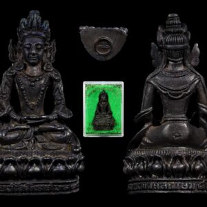 พระกริ่งอวโลกิเตศวร เขมโก 84 ปี พ.ศ. 2538 หลวงพ่อเกษม เขมโก ( เนื้อเงิน ) ประวัติโดยสังเขป : พระกริ่งอวโลกิเตศวร รุ่น เขมโก 84 ได้รับการออกแบบและแกะแม่พิมพ์โดยนายช่างเกษม มงคลเจริญ เดิมทีนั้นท่านได้รับมอบหมายให้จัดสร้างพระกริ่งอวโลกิเตศวร รุ่น วิสุทธาธิบดี เพื่อถวายแด่พระเดชพระคุณพระวิสุทธาธิบดี แห่งวัดสุทัศน์เทพวราราม ครั้นเมื่อชนมายุย่าง 65 พรรษา ต่อมานายช่างเกษม มงคลเจริญ ได้แบ่งพระกริ่งอวโลกิเตศวรออกมาจำนวนหนึ่ง เพื่อถวายแด่หลวงพ่อเกษม เขมโก โดยมีการทำฝาอุดกริ่งขึ้นมาใหม่เป็นชื่อ " เขมโก ๘๔ " และตอกหมายเลขกำกับทุกองค์ (โค้ตหมายเลขเป็นตัวเดียวกับที่ตอกเหรียญวัดพลับพลา ปี 2517) โดยแบ่งเป็นเนื้อนวโลหะ ประมาณ 100 องค์ และ เนื้อเงิน ประมาณ 100 องค์ โดยผ่านการเมตตาอธิฐานจิตปลุกเสกจากหลวงพ่อเกษม เขมโก และผ่านพระราชพิธีพุทธาภิเษกจากวัดสุทัศน์อีกด้วย นับเป็นของหายากมากและมีพุทธศิลป์ที่งดงามระดับมาสเตอร์พีซ เป็นพระกริ่งชุดพิเศษของนายช่างเกษม มงคลเจริญ ที่น้อยคนจะเคยเห็นผ่านตา ถือได้ว่าท่านคือตำนานผู้ให้กำเนิดพระกริ่งอวโลกิเตศวรอย่างแท้จริง ซึ่งตัวท่านเองได้สร้างถวายหลวงพ่อเกษมเพียงแค่ 2 รุ่นเท่านั้น ( รุ่นแรก ปี 2518 และ รุ่นสุดท้าย เขมโก 84 ปี 2538 )