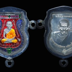 เหรียญปั๊ม หลวงพ่อทวด พิมพ์เสมาหน้าเลื่อน ย้อนยุค "รุ่นอภิมหามงคลชาตกาลหลวงพ่อทวด" จัดสร้างโดย วัดควนสุบรรณ อ.บ้านนาสาร จ.สุราษฏร์ธานี วัตถุมงคลที่สร้าง ได้แก่ เหรียญปั๊มหลวงพ่อทวด,เหรียญเม็ดแตง,รูปหล่อลอยองค์ พ่อท่านคล้าย ก้นอุ ย้อนยุค วัตถุประสงค์ 1.เพื่อหาปัจจัยสมทบทุนสร้างเมรุหลังใหม่ ของวัดควนสุบรรณ จ.สุราษฏร์ธานี 2.เพื่อจัดสร้างรูปเหมือนบูชา ขนาดเท่าองค์จริง หน้าตัก 29 นิ้ว ถวาย 9 วัด เป็นสังฆบูชา ถวายหลวงพ่อทวด เหยียบน้ำทะเลจืด (เนื้อไฟเบอร์กลาส) 3.เพื่อซื้ออุปกรณ์การอบรมให้กับศูนย์อบรมเยาวชนและยาเสพติด วัดควนสุบรรณ จ.สุราษฏร์ธานี และวัดควนคลัง จ.นครศรีธรรมราช พิธีพุทธาภิเษก 3 วาระ 3 มหาพิธีกรรม 3 สถานที่ศักดิ์สิทธิ์ พระเกจิอาจารย์สายใต้รวม 29 รูป ร่วมอฐิษฐานจิตปลุกเสก วัตถุมงคลรุ่น “อภิมหามงคล ชาตกาลหลวงพ่อทวด” ได้รับความเมตตาอนุเคราะห์จากอาจารย์เปลี่ยน เป็นเจ้าพิธีกรรมบวงสรวงเทพยดาฟ้าดิน พระบูรพาจารย์และสิ่งศักดิ์สิทธิ์ตลอดถึงดวงวิญญาณหลวงพ่อทวด พ่อท่านคล้าย วาจาสิทธิ์ อัญเชิญมาร่วมอธิษฐานจิตปลุกเสก 3 วาระ 3 มหาพิธีกรรม วาระที่ 1 ในวันที่ 3 เมษายน 2557 เวลา ๑๓.๐๙ น. ประกอบพิธีอฐิษฐานจิตปลุกเสกโดยเกจิอาจารย์สายเขาอ้อ จำนวน 10 รูป ณ ถ้ำฉัตรทันต์บรรพต วัดเขาอ้อ จ.พัทลุง อ.เปลี่ยน เป็นเจ้าพิธีกรรม วาระที่ 2 ในวันที่ 3 พฤษภาคม 2557 เวลา ๑๓.๐๙ น. ประกอบพิธีอธิษฐานจิตปลุกเสกโดยเกจิอาจารย์สายใต้ จำนวน 14 รูป ณ วัดพระมหาธาตุวรมหาวิหาร อ.เปลี่ยน เป็นเจ้าพิธีกรรม วาระที่ 3 ในวันที่ 11 พฤษภาคม 2557 เวลา ๑๓.๐๙ น. ประกอบพิธีอธิษฐานจิตปลุกเสกโดยเกจิอาจารย์สายสุราษฎร์ธานี จำนวน 5 รูป ณ วัดควนสุบรรณ จ.สุราษฎร์ธานี เหรียญเสมาหน้าเลื่อนหลวงพ่อทวด รุ่น อภิมหามงคล ชาตกาลหลวงพ่อทวด องค์นี้เป็นเนื้อเงินลงยาราชาวดี เป็นเนื้อหลักของรุ่นนี้ ออกโดยวัดควนสุบรรณ จ.สุราษฏร์ธานี ปี 2557 ปลุกเสก 3 วาระโดยเกจิดังสายใต้รวม 29 รูป ขณะนี้หายาก เหรียญสวยงามน่าสะสมเป็นอย่างมาก เหรียญเนื้อเงินลงยาราชาวดีนี้ จัดสร้างเพียง 100 เหรียญเท่านั้น มีโค้ด และหมายเลขกำกับด้านหลังเหรียญ องค์นี้หมายเลขสวยมาก 14 เหรียญจริงสวยงามเข้มขลังมากๆ