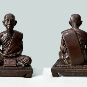 พระบูชารูปเหมือน รุ่นแรก หลวงตาปริญญาโน ( เณรคำ ) วัดป่าประดับทรงธรรม จ.สกลนคร หน้าตัก 4 นิ้ว เนื้อโลหะ ปี2539