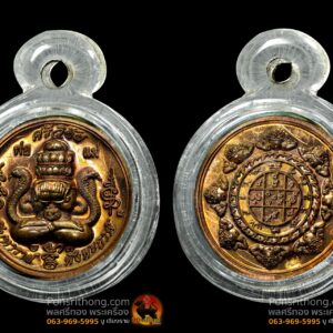 เหรียญปิดตาพังพะกาฬ จตุคามรามเทพ วัดพุทไธศวรรย์ ปี2547 เนื้อทองแดง พิมพ์เล็กจารเต็มสูตรหน้าหลัง #องค์ที่6 พระปิดตาพังพระกาฬ นั้นมีความเชื่อว่าประวัติพระปิดตา เป็นภาคอวตารของพระเทวราชโพธิสัตว์จตุคามรามเทพ อีกภาคหนึ่ง ในทางความหมาย จึงมีความเชื่อว่า พญาพังพระกาฬ เป็นวัตถุมงคลที่ใช้ในทางแก้ไขอุปสรรค พังทะลายความมืดมนของชีวิต นำบุคคลที่อยู่ในห้วงทุกข์จากที่มืด ออกสู่ที่สว่าง..ซึ่งก็มีเรื่องเล่า เพื่อเสริมบารมีในองค์ท่านแตกต่างกันไป..บ้างก็ว่าเป็นภาคหนึ่งขององค์จตุ คามรามเทพ.. บ้างก็ว่าเป็นขุนศึกที่เข้ามาร่วมรบสู้ เพื่อกอบกู้อาณาจักรศรีวิชัยเอาไว้..สุดแล้วแต่ความเชื่อ.. แต่ ที่แน่ๆอานุภาพของพระปิดตาพังพระกาฬ ได้แสดงให้ประจักษ์แก่ผู้ที่เคารพศรัทธา ช่วยแก้ไขวิกฤตของชีวิต หรือผ่านอุปสรรคต่างๆที่ขวางหน้ามานักต่อนักแล้ว ถ้าในเรื่องที่ขอนั้นไม่เกินบุญเกินกรรม และอยู่ในศีลในธรรม ก็มักอยู่ในอำนาจของการดลบันดาลได้เสมอ *****ความศักดิ์สิทธิ์อภินิหารขององค์พ่อจตุคารามเทพมีจริงหรือไม่อย่างไร ท่านจะประสบพบเห็นด้วยตนเอง***** ----------- เหรียญปิดตาพังพะกาฬ จตุคามรามเทพ วัดพุทไธศวรรย์ ปี2547 เป็นวัตถุมงคลที่จัดสร้างขึ้นโดยมีวัตถุประสงค์ เพื่อหาทนทรัพย์ในการสร้างพระมณฑป วัดพุทไธศวรรย์ จัดให้มีพิธีอันเชิญองค์ท่าพ่อจตุคามรามเทพ โดยร่างทรง และ พิธีจักรพรรดิเทวาภิเษก ณ อุโบสถวัดพุทไธศวรรย์ โดยพระคณาจารย์เมืองกรุงเก่า อาทิ หลวงปู่หวล วัดพุทไธศวรรย์, หลวงปู่ทิม วัดพระขาว, หลวงพ่อรวย วัดตะโก, หลวงพ่อเพิ่ม วัดป้อมแก้ว, หลวงพ่อพูน วัดบ้านแพน, หลวงพ่อเฉลิม วัดพระญาติการาม, หลวงพ่อเอียด วัดไผ่ล้อม, หลวงพ่อสวัสดิ์ วัดศาลาบางปูน และหลวงพ่ออติโชติ วัดพุทไธศวรรย์ เมื่อวันที่ ๕ เมษายน พ.ศ. ๒๕๔๗ เหรียญปิดตาพังพะกาฬนี้ เป็นเหรียญที่มีการออกแบบได้อย่างสวยงามมาก ขั้นตอนการสร้างพิถีพิถันมาก เนื้อเหรียญประกอบด้วยเนื้อชนวนโบราณ ตะกรุดเก่า เหรียญแสตมป์ปี ๓๐ จำนวนมาก ถือได้ว่าเป็นเหรียญรุ่นแรก ในสายองค์ท่านพ่อจตุคามรามเทพ ของวัดพุทไธศวรรย์ และในการจัด สร้างเหรียญรุ่นนี้ หลวงพ่อโชติเป็นผู้กำหนดรูปแบบ โดยมี คุณเรือง ภาสุกาญจน์ เป็นผู้ควบคุม การผลิต และเป็นผู้ออกค่าใช้จ่ายในการสร้างเหรียญทั้งหมด เป็นเงินประมาณ ๒,๘๐๐,๐๐๐ บาท เหรียญปิดตาพังพะกาฬมี ๒ ขนาด คือ ขนาดใหญ่เส้นผ่าศูนย์กลาง ๓.๒ ซ.ม. และขนาดเล็กเส้นผ่าศูนย์กลาง ๒.๐ ซ.ม. วัสดุที่ใช้ทำเหรียญมีหลายชนืด และทุกเหรียญจะตอกโค๊ดกำกับ --------- อานุภาพของพระปิดตาพังพระกาฬ ได้แสดงให้ประจักษ์แก่ผู้ที่เคารพศรัทธา ช่วยแก้ไขวิกฤตของชีวิต หรือผ่านอุปสรรคต่างๆที่ขวางหน้ามานักต่อนักแล้ว ถ้าในเรื่องที่ขอนั้นไม่เกินบุญเกินกรรม และอยู่ในศีลในธรรม ก็มักอยู่ในอำนาจของการดลบันดาลได้เสมอ