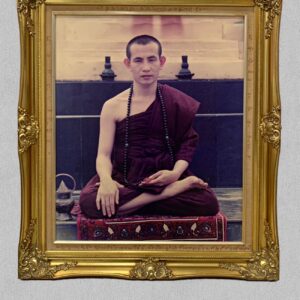 ภาพถ่ายพระครูบาบุญชุ่ม ญาณสังวโร ปี2539 จารยันต์มหาลาภแล้วมอบให้ลูกศิษย์ใกล้ชิด ปี2540
