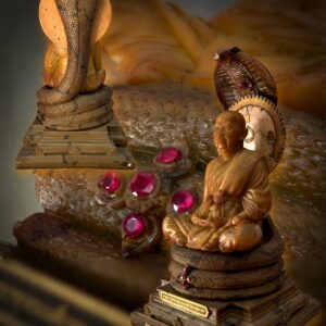 พระบูชานั่งพญางู หลวงพ่อสำเนียง อยู่สถาพร วัดเวฬุวนาราม จ.นครปฐม หน้าตัก กว้าง 7นิ้ว เนื้อเรซิ่นสภาพสมบูรณ์ ปี2527 ชุดแรกผสมโลหะป้ายชื่อสีทอง