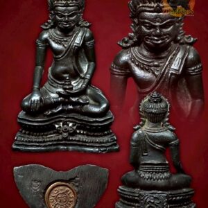 พระกริ่งสมเด็จพระเจ้าตากสินมหาราช ค่ายอดิศรสร้าง เนื้อนวโลหะ ปี2514 สวยเดิมๆ พร้อมบัตรรับรองการันตีพระ ประวัติการสร้างวัตถุมงคลของ ค่ายอดิศร จ.สระบุรี พิธีพุทธาภิเษกเมื่อวันที่ 16 มกราคม 2514 เริ่มปลุกเสก 19.30 น. ถึง 06.10 น. (ปลุกเสกข้ามคืน) โดย มี พล.อ เปรม ติณสูลานนท์ (ยศ ขณะนั้นยังเป็นพลตรี ตำแหน่งผู้บังคับการจังหวัดทหารบก สระบุรี)เป็นประธาน ฝ่ายฆราวาส และมีอาจารย์ไสว สุมโณ วัดราชนัดดา เป็นเจ้าพิธี ในการสร้าง วัตถุประสงค์เพื่อมอบให้แก่ผู้มีจิตศรัทธา บริจาคเงินร่วมสมทบทุน สร้างโรงพยาบาลอดิศร จ.สระบุรี การ ดำเนินการจัดสร้างครั้งนี้ได้ทำการรวบรวมแผ่นยันต์ชนวนมวลสารโลหะจาก คณาจารย์ทั่วประเทศ ออกแบบวัตถุมงคลโดยนายช่างเกษม มงคลเจริญ ผู้ควบคุมและเป็นเจ้าพิธีในการหล่อพระกริ่งคือ พระอาจารย์ไสว สุมโน วัดราชนัดดา นับ เป็นพิธีมหาพุทธาภิเษกอันยิ่งใหญ่มากๆ พิธีหนึ่งแห่งยุคนั้น ที่ไม่เป็นรองใคร ที่บรรดาครูบาอาจารย์มากันทั่วประเทศถึง 79 รูป ดังต่อไปนี้ สมเด็จพระสังฆราช(ปุ่น) วัดพระเชตุพนฯ เป็นประธานพิธีฝ่ายสงฆ์ หลวงปู่ชา วัดหนองป่าพง หลวงปู่ดูลย์ วัดบูรพาราม หลวงปู่สาม วัดไตรวิเวก หลวงปู่ฝั้น วัดป่าอุดมสมพร หลวงปู่สิม วัดถ้ำผาปล่อง หลวงปู่บาง วัดหนองพลับ หลวงปู่ทิม วัดละหารไร่ หลวงพ่อเนื่อง วัดจุฬามณี หลวงปู่โต๊ะ วัดประดู่ฉิมพลี หลวงพ่อแพ วัดพิกุลทอง หลวงพ่อกี๋ วัดหูช้าง หลวงพ่อผาง วัดอุดมคงคาคีรีเขตต์ หลวงพ่อเงิน วัดดอนยายหอม หลวงพ่อน้อย วัดธรรมศาลา หลวงพ่อเต๋ วัดสามง่าม พระอาจารย์นำ วัดดอนศาลา หลวงพ่อมุ่ย วัดดอนไร่ หลวงพ่อถิร วัดป่าเลไลย์ หลวงพ่อกวย วัดโฆสิตาราม หลวงพ่อคง วัดบ้านสวน หลวงพ่อหมุน วัดเขาแดง หลวงพ่อพรหม วัดช่องแค หลวงพ่อโด่ วัดนามะตูม หลวงพ่อหอม วัดซากหมาก หลวงพ่อคง วัดวังสรรพรส หลวงพ่อทบ วัดชนแดน หลวงพ่อโอด วัดจันเสน หลวงพ่อหน่าย วัดบ้านแจ้ง หลวงพ่อเอีย วัดบ้านด่าน หลวงพ่อพริ้ง วัดโบสถ์โก่งธนู หลวงพ่อมุ่ย วัดดอนไร่ หลวงพ่อนอ วัดกลางท่าเรือ หลวงพ่อแจ่ม วัดวังแดงเหนือ หลวงพ่อฑูรย์ วัดโพธิ์นิมิตร หลวงพ่อทองอยู่ วัดใหม่หนองพะองค์ หลวงพ่อเทียม วัดกษัตราธิราช ครูบาวัง วัดบ้านเด่น หลวงพ่อปี้ วัดลานหอย หลวงพ่อตาบ วัดมะขามเรียง หลวงพ่อเมือง วัดท่าแหน หลวงพ่อผัน วัดราษฏร์เจริญ หลวงพ่อเชน วัดสิงห์ หลวงพ่อ คร้าม วัดกุ่มหัก หลวงพ่อเกษม เขมโก ฯลฯ