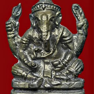 พระพิฆเนศ รุ่น2 อาจารย์เทพย์ สาริกบุตร เป็นพิมพ์​ถือจักร เทดินไทย มีทุกเนื้อ ทั้งดำ แดง เหลือง พระพิฆเนศเป็นเทพสำคัญองค์หนึ่งของศาสนาฮินดู เป็นผู้พิทักษ์หน้าห้องบรรทมของพระศิวะการอัญเชิญพระศิวะต้องผ่านพระพิฆเนศก่อน ในการประกอบพิธีกรรมต่างๆจึงต้องมีการบวงสรวงบูชาพระพิฆเนศด้วย นอกจากนี้พระพิฆเนศยังเป็นเทพเจ้าแห่งความสำเร็จและศิลปะวิทยาการทั้งปวง จึงได้รับความเคารพนับถืออย่างกว้างขวาง พระพิฆเนศของท่านอาจารย์เทพย์ สาริกบุตร จัดสร้างประมาณปี 2510 โดยจัดพิธีเททองขึ้นที่วัดเทพธิดา จำนวนสร้างคาดว่าไม่น่าจะเกินพันองค์ หล่อขึ้นจากทองผสมโดยถอดล้อพิมพ์ของท่านเจ้าคุณศรีฯ(สนธิ์) วัดสุทัศน์ แต่มีการแก้ไขทำตำหนิในพิมพ์ให้แตกต่างออกไปเป็นเอกลักษณ์เฉพาะตัว พระพิฆเนศ​อ.เทพ​ย์​ สา​ริก​บุตร​ รุ่น 1 2 และ 3 มีเนื้อ ดำ แดง เหลือง แยกได้ไม่ยากครับ ค่าความนิยมก็ลดหลั่นตามปีที่สร้าง จาก พ.ศ. 2504, 2520 และ 2524 รุ่นแรก พิมพ์​ถือเชือก มีทุกเนื้อ เทดินไทย (นิยมสุด)​ แต่บางคนนำไปยัดเป็นวัดสุทัศน์​ ปี 2493 พระจะถอดพิมพ์​มาองค์​เล็กกว่า และแยกได้ไม่ยาก รุ่น 2 พิมพ์​ถือเชือก มีเนื้อเหลือง เทดินฝรั่ง มีเส้นรอยแตกด้านหลังทุกองค์ เกิดจากแม่พิมพ์ ซึ่งจะหล่อได้ชัดกว่าดินไทย รุ่น 3 เป็นพิมพ์​ถือจักร เทดินไทย มีทุกเนื้อ ทั้งดำ แดง เหลือง รุ่นนี้พิเศษจะมีแบบแต่งและไม่แต่งองค์​พระ ซึ่งจะงดงามมาก การปลุก​เสกจะทำพิธีพุทธ​ก่อน และทำพิธีเทวาภิเสก อาจารย์เทพย์ สาริกบุตร เกิดเมื่อวันที่ 28 มิถุนายน 2462 และเสียชีวิตเมื่อวันที่ 22 กันยายน 2536 รวมอายุ 74 ปีเติบโตมาจากสภาพแวดล้อม แห่งพุทธาคม ไสยศาสตร์ และโหราศาสตร์มาตั้งแต่ต้น ชวนให้เข้าใจว่าท่านได้ถูกจูงใจหล่อหลอมอย่างสําคัญให้สนใจศึกษาอย่างลึกซึ้งในด้านพุทธาคม ไสยศาสตร์ และโหราศาสตร์ แสวงหาวิชาที่อาจเรียกรวมๆว่า ไสยเวทพุทธาคม อันเป็นความรู้ชั้นยอดทั้งทางพราหมณ์ และทางพุทธตามสํานักและวัดต่างๆเช่น วัดสามปลื้ม วัดปทุมคงคาและวัดสามจีน เป็นต้น จากนั้นจึงไปศึกษาในสํานักพระมหาโต๊ะ วัดราชบูรณะ ด้านการสักยันต์ และวิชากรรมฐาน และกับท่านพระครูใบฎีกาเทพย์ สิงหรักษ์ วัดระฆัง ก่อน จะศึกษาไสยศาสตร์กับท่านเจ้าคุณศรี (สนธิ์) วัดสุทัศน์ ศึกษาวิชาพระยันต์ 108 นะ 14 ตํารับพระวนรัตน์ วัดป่าแก้ว รวมทั้งวิชาหล่อพระชัยวัฒน์และพระกริ่ง ด้วย ทําให้อาจารย์เทพย์เชี่ยวชาญการหล่อพระกริ่งในเวลาต่อมา หลังจากศึกษาวิชาในสํานักต่างๆ เขตกรุงเทพฯ ธนบุรี ระยะหนึ่งจึงได้ศึกษาต่อสํานักต่างๆ ในส่วนภูมิภาค เช่น สํานักอาจารย์สี วัดมณีชลขัณฑ์ จังหวัดลพบุรี สํานักหลวงปู่บุญ วัดกลาง บางแก้ว สํานักวัดประดู่โรงธรรม สํานักหลวงปู่เทียม วัดกษัตราธิราช และสํานักหลวงพ่ออั้น วัดพระญาติ จังหวัด พระนครศรีอยุธยา ทั้งนี้รวมทั้งสํานักหลวงปู่รอด วัดบางน้ำวน วัดน้อยทอง อยู่กับวัดภุมรินทร์ราชปักษา (วัดทั้งสองวัดนี้ได้ร้างไปแล้วเมื่อครั้งสงครามโลก ครั้งที่ 2) เมื่ออาจารย์เทพย์ได้ไปศึกษาวิชาจากสํานักต่างๆ ที่ลพบุรีและอยุธยาแล้วระยะหนึ่งก็กลับมาศึกษาต่อกับสํานักต่างๆ ในกรุงเทพมหานครอีก เช่น กับพระครูสมุห์โต๊ด วัดชนะสงคราม และอาจารย์พรหม สํานักวัดพระเชตุพน เป็นต้น นอกจากความเชี่ยวชาญเรื่องไสยศาสตร์แล้ว ท่านอาจารย์เทพย์ยังมีผลงานในการจัดสร้างพระกริ่งอันเป็นที่นิยมทั่วไปอีกหลายรุ่นเช่น พระกริ่งปวเรศน้อย พระกริ่งจอมสุรินทร์ พระกริ่งเอกาทศรถ พระกริ่งจิตคุโต พระกริ่งดาวเจ็ดดวง และพระกริ่งนวโกฏิ รวมทั้งเครื่องรางของขลัง ตะกรุด และ ยันต์ในตะกรุด เช่น ตะกรุดมหาจักรพรรดิ ตะกรุดคงกระพัน ตะกรุดดวงพิชัยสงคราม และตะกรุดคู่ชีวิต ทั้งนี้ รวมทั้งการลงยันต์และการทําผง เช่น ผงปถมัง อิทธิเจ ตรีนิสิงเห หัวใจ 108 และมหาราชาด้วยแะละยังเป็นเจ้าพิธีสําคัญๆอื่นๆอีกมากมาย เช่น พิธีมหาจักรพรรดิกษัตราธิราช " โอม ศรีเคณ ศายะ นะมะ" พระพิฆเนศ เทพเจ้าผู้ขจัดอุปสรรคและ ประทานความสำเร็จให้แก่ผู้ศรัทธาทั้งปวง ราคา โทรถาม เบอร์โทรศัพท์ติดต่อ 0639695995 ID LINE @fsd8020u (มี@)