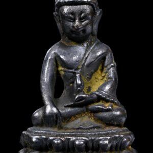 พระกริ่งหลวงพ่ออุตตมะ รุ่นแรก เนื้อนวโลหะ ปี พ.ศ.2521 วัดวังวิเวกการาม จ.กาญจนบุรี เนื้อนวโลหะ สร้างขึ้นเพื่อหาทุนสร้างพระเจดีย์วัดเฟื้อสุธรรม จังหวัดเพชรบุรี เมื่อปี พ.ศ.2521 จำนวนการสร้าง 2521 องค์ พระกริ่งรุ่นนี้สร้างที่วัดบวรฯและปลุกเสก โดยเกจิอาจารย์หลายรูปเสร็จแล้วหลวงพ่ออุตตมะได้นำกลับไปปลุกเสกต่อยังวัด วังวิเวกการามของท่าน ก่อนที่จะนำออกมาให้ประชาชนทั่วไปได้บูชา (ส่วนใหญ่พระจะตกอยู่กับผู้ที่สั่งจองไว้ในสมัยนั้นซะเป็นส่วนใหญ่) พระกริ่งรุ่นนี้เรื่องพุทธคุณหายห่วงมีประสบการณ์มากมายจนเป็นที่เลื่องลือ พิธีการสร้างและจำนวนก็ชัดเจนไม่มีการเสริม พระไม่ค่อยมีให้เห็นตามท้องตลาดทั่วไป คนที่มีพระกริ่งรุ่นนี้ต่างก็หวงแหนกันมาก สำหรับประวัติของหลวงพ่ออุตตมะนั้นหลวงพ่อเกิดเมื่อที่เมืองมุกกะเหนี่ยง ในสาธารณรัฐสังคมนิยมแห่งสหภาพพม่า ได้บรรพชาเป็นสามเณรและศึกษาทางพุทธศาสนาที่วัดมุกกะเหนียงจนจบหลักสูตร และได้เดินทางไปศึกษาต่อยังเมืองร่างกุ้ง สอบได้เปรียญธรรมชั้นเอก (ป.ธ.7) และเป็นเจ้าอาวาสวัดวังก์วิเวกการาม อ.สังขละบุรี จ.กาญจนบุรี ส่วนประวัติโดยย่อนั้น เมื่ออายุได้ 20 ปีบริบูรณ์ หลวงพ่ออุตตมะ ได้อุปสมบทเป็นพระภิกษุศึกษาในสำนักศาสนศึกษาในเมืองย่างกุ้ง สอบได้ชั้นสูงสุดซึ่งเรียกว่าชั้น “ปาร์คู” แต่ยังไม่ทันประกาศผลก็เกิดสงครามโลกครั้งที่ 2 ต้องอพยพหนีสงคราม ในระหว่างสงคราม พระอาจารย์จันทิมาซึ่งเป็นอุปัชฌาย์ของท่าน และเป็นผู้ทรงคุณวุฒิในทางกฤตยาคมเป็นที่เลื่องลือได้ถ่ายทอดวิชาความรู้ให้ท่านจนจบสิ้น เมื่อสงครามโลกยุติ ท่านก็ได้เดินธุดงค์ไปมาระหว่างประเทศไทยกับเมืองเย ผ่านเทือกเขาตะนาวศรี ซึ่งแสนจะทุรกันดาร จนถูกกองโจรขบวนการกู้ชาติจับ แต่ท่านก็สามารถใช้วิชาความรู้รอดชีวิตมาได้ หลวงพ่ออุตตมะ คุ้นเคยกับภูมิประเทศไทยเพราะเคยจำพรรษาอยู่ตามวัดต่างๆ ในท้องที่อำเภอ โพธาราม อำเภอบ้านโป่ง จังหวัดราชบุรี และสมุทรปราการ ครั้นเมื่อ พ.ศ. 2500 ท่านได้ลงมือสร้างวัดขึ้นที่ฝั่งตะวันตกของลำน้ำแควน้อย ชื่อวัด “วังก์วิเวการาม” เพื่อจะได้เป็นที่พึ่งของชาวไทยและชาวมอญในถิ่นทุรกันดาร จนเป็นที่รู้จักกันดีทั่วไป โดยมีประชาชนทั้งชาวไทยชาวมอญในประเทศและจากนอกประเทศ เข้ามาร่วมทำบุญมีงานรื่นเริงเป็นประจำทุกปี ต่อมามีการสร้างเขื่อนเขาแหลมบริเวณวัดน้ำจะท่วมทั้งหมด จึงได้ย้ายวัดขึ้นไปอยู่บนเขาโดยการไฟฟ้าฝ่ายผลิตเป็นผู้จัดสร้าง ขณะนี้ดำเนินการก่อสร้างเกือบจะเสร็จสิ้นแล้วเหลืออยู่แต่เจดีย์ทรงสี่เหลี่ยมแบบพุทธคยาที่บริเณวัดที่เป็นสิ่งก่อสร้างที่สวยงามงดงามแห่งหนึ่ง ปัจจุบันนี้ท่านหลวงพ่อได้รับนิมนต์จากประชาชนทั่วทั้งประเทศ เพื่อไปประกอบพิธีพุทธาภิเษกทั้งในงานวัดและงานมงคลต่างๆ อยู่เสมอ มีประชาชนเลื่อมใสศรัทธามากทั้งชาวไทย และชาวมอญรวมทั้งพม่า หลวงพ่ออุตตมะเป็นชื่อหรือฉายาในพระบวรพระพุทธศาสนาของท่าน คือ อุตตมะ หรืออุตตโม เราทั้งหลายจึงมักนิยมเรียกนามท่านตามฉายาสงฆ์ดังที่กล่าวมานี้ หลวงพ่ออุตตมะ เป็นพระภิกษุสงฆ์ที่ชอบเดินธุดงค์อยู่ป่าดงมากกว่าอยู่วัดวาอาวาส ท่านถือแนวทางการประพฤติปฏิบัติพระกรรมฐานเยี่ยงพระอริยเจ้าทั้งหลายที่เคยได้กระทำมาแล้ว พร้อมกับเป็นขวัญใจของชาวไทย และชาวรามัญองค์หนึ่งในยุคนี้ หลวงพ่ออุตตมะ วัดวังก์วิเวการาม เมื่อวันพุธที่ 18 ตุลาคม 2549 เวลา 07.22 น. เป็นวันแห่งการสูญเสียพระเกจิ อาจารย์แห่งภูมิภาคตะวันตกที่พุทธศาสนิกชนรู้จักในนามของหลวงพ่ออุตตมะ วัดวังก์วิเวการาม อำเภอสังขละบุรี จังหวัดกาญจนบุรี พระอริยสงฆ์ที่คนไทย มอญ กะเหรี่ยง พม่า เคารพนับถือในปฏิปทา วัตรปฏิบัติ คำสอนที่เปี่ยมล้นด้วยแนวคิดอันเป็นคุณ ประโยชน์ในการสร้างสรรค์สังคม การดำรงชีวิตอย่างสันติสุข เอกลักษณ์สำคัญอีกประการหนึ่งของท่าน ก็คือสร้อยประคำที่มีความศักดิ์สิทธิ์ด้วยฤทธิ์อำนาจมหาอาคมที่ท่านอธิษฐานจิต ปลุกเสกไว้ หลายทศวรรษที่ประคำ ศักดิ์สิทธิ์ของหลวงพ่ออุตตมะได้รับความเชื่อถือจากศิษยานุศิษย์ ด้วยประสบการณ์หลากหลายมากมายที่สุด แม้ว่าหลวงพ่อจะบอกว่าท่านเน้นหนักเรื่องเป็นเมตตามหานิยมและโชคลาภ ประคำ กายสิทธิ์ดังกล่าวสร้างจากตำรับไสยเวทวิทยาคมของรามัญโบราณอย่างแท้จริง หลวงพ่ออุตตมะได้รับการนิมนต์ให้ไป นั่งปรกปลุกเกวัตถุมงคลอยู่เสมอทั้งพิธีหลวงและตามวัดวาอารามทั่วประเทศ ท่านเคยสร้างอภินิหารอธิษฐานจิตปลุก เสกวัตถุมงคลจนเกิดเปลวไฟลุกขึ้นจากกล่องที่บรรจุวัตถุมงคล เหตุการณ์ในลักษณะ ดังกล่าวมักจะเกิดขึ้นอยู่เสมอในระหว่างพิธีปลุกเสกวัตถุมงคล นามเดิม ว่า “เอหม่อง” เป็นชาวมอญเกิดในพม่า ท่านเกิด เมื่อพ. ศ. 2453 ที่บ้านโมกกะเนียง ต.เกลาสะ อ.เย จ.มะละแห ม่ง อายุ 9 ขวบบิดามารดาได้นำไปเป็นศิษย์วัดโมกกะเนียง ศึกษาธรรมะหัดอ่านเขียน เรียนหนังสือภาษามอญและพม่า อายุ 18 ปีบรรพชาเป็นสามเณรที่วัดเกลาสะศึกษาเล่า เรียนพระปริยัติธรรมสอบได้นักธรรมชั้นโท หลังจากนั้นจึงลาสิกขาบทมาช่วยบิดามารดาประกอบอาชีพ ต่อมาได้บรรพชาอุปสมบทที่ วัดเกลาสะ พ. ศ.2476 โดยมีพระ เกตุมาลา วัดเกลาสะ เป็นพระ อุปัชฌาย์พระนันทสาโร วัดโมกกะ เนียง เป็นพระกรรมวาจา จารย์ พระวิสารทะ วัดเจ้าคะเลเป็นพระอนุสาวนา จารย์ สอบได้นักธรรมชั้นเอก และ สอบได้เปรียญธรรม 8 ประโยค ขณะ นั้นอยู่ในช่วงภัยสงคราม เกิดความระส่ำระสายไปทั่วประเทศพม่า ท่านจึงย้ายไปจำพรรษาอยู่ที่วัดเจ้าคะ เล ผจญกับภยันตรายรอบทิศ ต่อมา จึงออกธุดงค์ศึกษาไสยเวทย์วิทยาคมตำรับรามัญ คัมภีร์โบราณพม่าและปฏิบัติ กัมมัฏฐานโดยฝากตัวเป็นศิษย์ครูบาอาจารย์หลายสำนักและธุดงค์ไปตามป่าเขาลำเนาไพร หลายแห่งด้วยกัน ได้มีโอกาสพบพระ อริยสงฆ์ชาวไทยระหว่างที่กำลังธุดงค์หลายรูป จึงสนทนาธรรมแลกเปลี่ยน เรียนรู้ประสบการณ์กันอย่างถูกอัธยาศัย หลวงพ่ออุตตมะเข้ามาประเทศไทยครั้งแรกทาง จ.เชียงใหม่ เมื่อปี พ.ศ.2486 โดยเดินธุดงค์มาจำพรรษาอยู่ที่วัดสวนดอก ก่อนจะออกธุดงค์ไปที่ จ.แม่ฮ่องสอน ตาก เชียงราย น่าน กาญจนบุรี ราชบุรี ด้วยความเบื่อหน่ายเหตุการณ์บ้านเมืองในประเทศพม่า ขณะนั้น หลวงพ่ออุตตมะ จึงตัดสินใจมุ่งสู่ประเทศไทยอีกครั้งทางหมู่บ้านอีต่อง ต.ปิล็อก อ.สังข ละ โดยขณะที่หลวงพ่อจำพรรษาอยู่ที่วัด เกาะ มีคนมาแจ้งข่าวว่าที่กิ่งอำเภอสังขละมีชาวมอญจากบ้านเดิมของหลวงพ่ออพยพ เข้าเมืองไทย และต้องการนิมนต์หลวงพ่อไปเยี่ยม เมื่อหลวง พ่ออุตตมะเดินทางกลับไปยัง อ.ทองผาภูมิ เข้าไป อ.สังขละบุรีพบกับคนมอญทั้งหมด ที่มาจากโมกกะเนียง เจ้าคะเล และมะละแหม่ง บ้านเกิดของท่าน หลวงพ่อจึงพาชาวมอญ เหล่านี้ไปอาศัยอยู่ที่บ้านวังกะล่าง นับเป็นจุดกำเนิดแรกเริ่มของชุมชนชาวมอญใน สังขละบุรี ในปี พ.ศ.2499 หลวงพ่ออุตตมะร่วมกับชาวบ้านที่เป็น ชาวกะเหรี่ยงและชาวมอญได้พร้อมใจกันสร้างศาลาวัด ขึ้น พ.ศ.2505 ได้รับอนุญาต จากกรมการศาสนาให้ชื่อว่า “วัดวังก์วิเวการาม” สมณศักดิ์ของหลวงพ่ออุตตมะ พ.ศ.2512 ได้รับพระราช ทานสมณศักดิ์ เป็นพระครูอุดมสิทธาจารย์ พ.ศ. 2524 ได้รับพระราชทานสมณศักดิ์เป็น พระราชาคณะ ที่พระอุดมสังวรเถร และ พ. ศ.2535 ได้รับพระราชทานเลื่อนสมณศักดิ์ เป็น พระราชอุดมมงคลพหลนราทร การละสังขารของหลวงพ่ออุตตมะนับเป็นความโศก เศร้าเสียใจของบรรดาศิษย์ทั้งชาวไทย จีน กะเหรี่ยง มอญ พม่า บุญญาบารมีของหลวง พ่อได้ปกป้องคุ้มครองร่างกาย ชีวิต ทรัพย์สินของศิษยานุศิษย์มาตลอด สร้างความสุขสงบร่มเย็นให้สังคมมาหลาย ทศวรรษ หลวงพ่อจากพวกเราไปแล้ว เหลือแต่คุณงามความดีให้บรรดาพุทธศาสนิกชนได้ ระลึกนึกถึงตลอดไป “เมื่อเราคิดถึงท่าน ท่านก็จะมาอยู่ในใจเรา เมื่อใดที่เรามีทุกข์ร้อนใจ เพียงระลึกถึงคำสอนของท่าน ท่านก็จะมาอยู่ข้างเรา…..” พลศรีทอง พระเครื่อง โดย บู เชียงราย . https://ponsrithong.com/ web (main) พระเครื่อง : บู เชียงราย ร้านพลศรีทอง พระเครื่อง Web ( มุมพระ) : มุมพระ https://www.mumpra.com/shop.php?shopid=507 web (99wat) : 99วัด http://www.ponsrithong.99wat.com/ Facebook เพจพลศรีทอง พระเครื่อง บู เชียงราย : https://www.facebook.com/ponsrithong/ IG :https://www.instagram.com/bu_chiangrai.amulet/