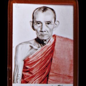 รูปถ่ายหลวงพ่อกวยปี63 รุ่นเมตตาศิษย์ ออกวัดโฆสิตาราม เป็นรุ่นประสบการณ์สูงอีก 1 รุ่น ปัจจุบันราคาเริ่มสูง รายนามพระเกจิที่ปลุกเสกวัตถุมงคล หลวงพ่อกวย ปี 63 1 หลวงพ่อกำจัด วัดป่าสัก 2 หลวงพ่อเอื้อน วัดวังแดงใต้ 3 หลวงพ่อเกาะ วัดท่าสมอ 4 หลวงพ่อนงค์ วัดสว่างวงษ์ 5 หลวงพ่อเพย วัดบึง 6 หลวงพ่อบุญลือ วัดธรรมโสภณ 7 พระอาจารย์บุญยัง วัดโฆสิตาราม สร้าง จำนวน 4 แบบประกอบไปด้วย ..1/แบบครึ่งองค์ ..2/แบบยันต์คู่ ..3/แบบหลังตะวัน ..4/แบบนั่งเต็มองค์ สภาพสวยเดิม ปั้มยันต์นูนกับตราวัดครับ หลังยันต์ รีบเก็บก่อนแพง หลวงพ่อกวย ชุนตินทโร เป็น พระเกจิอาจารย์ รูปสำคัญ ที่เป็นที่เคารพศรัทธา อย่างสูง ทั้งในด้าน กำลังใจ ที่พึ่งทางใจ เชื่อมั่นในพุทธาคมอันแรงกล้าของท่าน “หลวงพ่อกวย ชุตินธโร” เข้าพิธีอุปสมบท เมื่อวันที่ 5 ก.ค. 2467 ที่วัดโบสถ์ ต.โพธิ์งาม อ.สรรคบุรี จ.ชัยนาท โดยมี พระชัยนาทมุนี เป็นพระอุปัชฌาย์, หลวงพ่อปา วัดโบสถ์ เป็นพระกรรมวาจาจารย์ เเละ พระอาจารย์หริ่ง เป็นพระอนุสาวนาจารย์ ได้รับฉายาว่า ชุตินธโร แปลว่า ผู้ตัดกิเลส หลวงพ่อกวย จำพรรษาที่วัดบ้านแค ตอนนั้น หลวงปู่มา เป็นเจ้าอาวาส พระกวย หัดเทศน์เวสสันดรชาดก หลังจากนั้นได้ไปเรียนวิชาแพทย์โบราณกับหมอเขียน เพื่อเรียนวิชารักษาโรคระบาด หรือโรคห่าเเละโรคไข้ทรพิษ ศึกษาสรรพวิชาจากพระเกจิอาจารย์ชื่อดังหลายรูป ครั้งหนึ่งไปจำพรรษาที่วัดบางตาหงาย อ.บรรพตพิสัย จ.นครสวรรค์ ได้เรียนวิชากับ หลวงพ่อเดิม วัดหนองโพ เรียนวิชาทำแหวนแขน, ตะกรุด, มีดหมอ และอื่นๆ ศิษย์ร่วมรุ่นของหลวงพ่อที่เป็นที่รู้จักกัน คือ หลวงปู่พิมพา วัดหนองตางู อ.บรรพตพิสัย ต่อมา เมื่อช่วงสงครามโลกครั้งที่สอง หลวงพ่อกวย จึงกลับมาอยู่วัดบ้านแค สักยันต์ให้ศิษย์ มีชื่อเสียงโด่งดังมาก ขนาดสักกันทั้งกลางวันกลางคืน หลวงพ่อกวย ไม่ชอบการก่อสร้าง ชอบความเป็นอยู่สมถะ แม้กุฏิของหลวงพ่อก็เป็นไม้ทรงไทยโบราณ แต่การก่อสร้างนั้น หลวงพ่อกวย ยกหน้าที่ให้กรรมการวัด แม้การก่อสร้างก็ให้กรรมการวัดและชาวบ้านทำ ดังนั้น วัดบ้านแคจึงมีแต่กุฏิเก่าๆ หลวงพ่อกวย มรณภาพอย่างสงบ เมื่อวันที่ 12 เม.ย.2522 สิริอายุ 74 ปี พรรษา 54 วัตถุมงคลที่ หลวงพ่อกวย สร้างและปลุกเสกนั้น เป็นที่ทราบกันดีในหมู่ลูกศิษย์และผู้ที่ศรัทธาว่า เป็นของดีมีพุทธคุณสูง มีประสบการณ์เป็นที่เล่าขานกันถึงความศักดิ์สิทธิ์ และมีราคาค่านิยมสูงในวงการพระเครื่อง วัตถุมงคลของ หลวงพ่อกวย เป็นที่เคารพเลื่อมใสและได้รับความนิยมอย่างกว้างขวาง อาทิ พระสมเด็จปรกโพธิ์เก้าใบ พระสมเด็จหลังรูปเหมือน พระแหวกม่าน พระรูปเหมือนปั๊มรุ่นแรก และเหรียญรุ่นแรก หลังยันต์มงกุฎพระพุทธเจ้า ฯลฯ จึงล้วนเป็นที่นิยมและแสวงหาอย่างสูง เพื่อนำมากราบไหว้ขอพรให้เกิดความสิริมงคลแก่ชีวิต “เมื่อเราคิดถึงท่าน ท่านก็จะมาอยู่ในใจเรา เมื่อใดที่เรามีทุกข์ร้อนใจ เพียงระลึกถึงคำสอนของท่าน ท่านก็จะมาอยู่ข้างเรา…..”