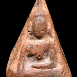 พระนางพญา หลวงปูโต๊ะ เนื้อดิน พ.ศ.2472 เป็นพระชุดแรกๆที่หลวงปู่ได้นำมาแจกพระเนื้อดิน พระนางพญาเนื้อดิน เป็นพระปีลึกหลวงปูโต๊ะ เมตตาปลุกเสก มีด้วยกันอยู่ทั้งหมด 4 พิมพ์ 1.พิมพ์มีหน้ามีตา 2.พิมพ์เทวดา 3.พิมพ์อกนูน 4.พิมพ์สังฆาฏิ จำนวนสร้าง: ไม่ชัดเจน พุทธคุณ: เมตตามหานิยม เด่นทางด้าน โชคลาภ ค้าขาย