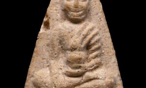 พระพุทโธน้อย ปี 2511 วัดอาวุธฯ (ผสมผงเก่าคุณแม่บุญเรือนปี 2494-2499) #องค์นี้เป็นพิมพ์ใหญ พระพุทโธน้อยปี2511จัดสร้างโดยวัดอาวุธวิกสิตาราม โดยหลวงพ่อสงวน อดีตเจ้าอาวาส น่าจะจัดสร้างขึ้นเพื่อฉลองสมณศักดิ์ ด้วยการนำมวลสารพระพุทโธน้อยยุคแม่ชีบุญเรือน โตงบุญเติมที่จัดสร้างเมื่อปี 2494 และพระมงคลมหาลาภ ปี 2499 มาเป็นส่วนผสมจำนวนมากและใช้พิมพ์เก่ามาเป็นต้นแบบ และประกอบพิธีพุทธาภิเษกที่ยิ่งใหญ่ พระพุทโธน้อยไม่ว่าจะเป็นรุ่นแรกหรือรุ่นปี 2511 พุทธคุณไม่แตกต่างกันเด่นด้านโชคลาภ สำเร็จทุกประการตามที่หวัง เมตตามหานิยม แคล้วคลาด รับประกันความแท้ครับ มวลสารที่อยู่ในองค์พระมงคลมหาลาภ ครับพิธีใหญ่ มวลสารศักดิ์สิทธิ์ ที่สำคัญ หลวงปู่ทิม วัดละหารไร่ ร่วมปลุกเสกด้วยครับ มีภาพสมัยนั้น ตีตราวัดสารนาท กับ หลวงพ่อโต วัดเขาบ่อทอง ร่วมปลุกเสก ปี 2499 ******พระพุทโธน้อย ปี 2511 สร้างในยุคพระสิทธิสารโสภณ ครับ คุณแม่บุญเรือนท่านอฐิษฐานไว้ว่าพระพุทธโธน้อย ถ้ามีชิ้นส่วนของดินมวลสารเก่าของท่านผสมอยู่ต่อให้ นำไปสร้างใหม่ก็มีความศักดิ์สิทธิ์เหมือนที่คุณแม่สร้างไว้ทุกประการ ดั่ง คำพูดที่คุณแม่บุญเรือน ได้เอ่ย ว่า "ฉันอธิษฐานพระให้เพียงหนเดียวเท่านั้น และพระฉันถึงแตกหักอย่างไร เมื่อนำมาบดแล้วสร้างใหม่ก็ยังคงศักดิ์สิทธิ์เหมือนเดิมเช่นที่ฉันอธิษฐานให้"