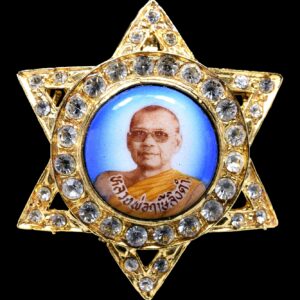 ล็อคเก็ตดาว6แฉก หลวงพ่อฤาษีลิงดำ วัดท่าซุง เป็นเข็มกลัดติดเสื้อโลหะรูปดาว 6แฉก ชุบทอง มีเพชรล้อมตัวล็อคเก็ตหลวงพ่อเป็นวงกลม ด้านหลังจะมีทั้งแบบที่มียันต์เกราะเพชรใหญ่-เล็ก แบบที่มียันต์เกราะเพชรและมีวงกลมตรงกลาง และแบบที่นำยันต์เกราะเพชรมาติดกับหลวงพ่อด้านหน้า..ทำให้ดูด้านหลังกลวงโล่งๆ แตกต่างตามแต่ละรุ่นแต่ละแบบกันไป หลวงพ่อทำแจกครั้งแรกเป็นที่ระลึกในงานเป่ายันต์เกราะเพชรครั้งที่ ๕ เมื่อวันที่ ๑๖ พฤศจิกายน ๒๕๒๘ จนถึงงานเป่ายันต์เกราะเพชรครั้งที่ ๑๐ เมื่อวันที่ ๑๘ มิถุนายน ๒๕๓๑ ซึ่งจะมีแบบต่างๆกัน เท่าที่เห็นมา…พอจะแบ่งได้ดังนี้ แบบที่ 1 ล้อมด้วย “พลอยสีฟ้า” ซึ่งพลอยจะมี2แบบ คือ – พลอยสีฟ้าเข้ม – พลอยสีฟ้าอ่อน ส่วนด้านหลังมีวงกลมตรงกลางยันต์เพราะเพชรเหมือนกัน แบบที่ 2 ล้อมด้วย “พลอยสีแดง” ….. บริเวณด้านหลังจะมี ปุ่มนูน 2จุด เหนือยันต์เกราะเพชรด้านบน แบบที่ 3 ล้อมด้วย “พลอยสีแดงสลับขาว” ….. บริเวณด้านหลัง กลวง แบบที่ 4 ล้อมด้วย “พลอยสีขาว แฉกมีเพชร 5 เม็ด” ….. บริเวณด้านหลัง จะมีคำว่า หลวงพ่อฤาษีลิงดำ เหนือยันต์เกราะเพชรด้านบน แบบที่ 5 ล้อมด้วย “พลอยสีขาว แฉกมีเพชร 3 เม็ด” จะมีด้วยกันอีก 2แบบ คือ – ด้านหลัง มีวงกลมตรงกลางยันต์เพราะเพชร – ด้านหลัง มีเฉพาะยันต์เกราะเพชร แบบที่ 6 ล้อมด้วย “พลอยสีขาว แฉกไม่มีพลอย” จะมีด้วยกันอีก 3แบบ คือ – ด้านหลัง จะมีคำว่า หลวงพ่อฤาษีลิงดำ เหนือยันต์เกราะเพชรด้านบน – ด้านหลัง มีเฉพาะยันต์เกราะเพชร – ด้านหลัง กลวง อานุภาพป้องกันสรรพอันตรายได้ทุกประการ มีอานุภาพเหมือนมงกุฎเพชรทุกอย่าง ป้องกันทั้วนิวเคลียร์และโรคระบาด เป็นหนึ่งในตำราพระร่วงที่หลวงพ่อสืบทอดเป็นองค์สุดท้าย อธิษฐานตามใจปรารถนาทุกประการ..