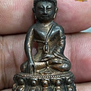 พระกริ่งพระชัยวัฒน์ มงคลเกษม 60 พรรษา เนื้อนวโลหะพิเศษผสมแก่ทองคำ หลวงพ่อเกษม เขมโก ชุดกรรมการ พร้อมกล่องเดิม สำนักสุสานไตรลักษณ์ จ.ลำปาง พระอริยเจ้าตนบุญผู้เปี่ยมเมตตาบารมี จัดสร้างและปลุกเสกเมื่อปี 2536 นับเป็นพระกริ่งที่มีความสวยงามอลังการ เปี่ยมไปด้วยโลหะชนวนมวลสารศักดิ์สิทธิ์มากมาย ประกอบพิธีเททอง ณ สุสานไตรลักษณ์ โดยมีหลวงพ่อเกษม เขมโก เป็นองค์ประธานอธิษฐานจิตในพิธีเททอง จึงนับว่ามีความเข้มขลังในพิธีกรรม ที่ประกอบขึ้นรวมสองวาระมงคล พระกริ่งพระชัยวัฒน์ มงคลเกษม 60 พรรษา นับเป็นอิทธิมงคลวัตถุทรงคุณค่า มีความเก่าอายุการสร้าง 27 ปี มีอิทธิคุณเป็นที่ประจักษ์ในด้านเมตตามหานิยม โชคลาภค้าขาย ควรค่าแก่การบูชาสักการะเพื่อเป็นสิริมงคล พระกริ่งพระชัยวัฒน์ มงคลเกษม 60 พรรษา เนื่อนวโลหะพิเศษผสมแก่ทองคำ รายละเอียดการจัดสร้าง เนื่องในวาระมหามงคลที่หลวงพ่อเกษม เขมโก ได้อุปสมบทครบ 5 รอบ 60 พรรษาเมื่อวันที่ 24 มิถุนายน 2536 คณtกรรมการและเหล่าศิษยานุศิษย์ ได้เล็งเห็นถึงความสำคัญของวันวาระอันเป็นมงคลนี้ จึงพร้อมใจกันจัดงานฉลองเพื่อเป็นการบูชาพระคุณขึ้น ในโอกาสพิเศษนี้หลวงพ่อเกษม เขมโก ได้เมตตามอบหมายให้เจ้าประเวทย์ ณ ลำปาง จัดสร้างพระกริ่งพระชัยวัฒน์ และรูปเหมือนอมตะเถระรุ่นมงคลเกษม 60 พรรษาขึ้น โดยมีวัตถุประสงค์เพื่อหาปัจจัยรายได้ มอบเป็นสาธารณกุศลต่างๆในจังหวัดลำปาง วัตถุมงคลรุ่นมงคลเกษม 60 พรรษา นับเป็นวัตถุมงคลที่ดีเด่น ควรค่าแก่การบูชาสักการะเพื่อเป็นสิริมงคลที่สุด เพราะมีความเพรียบพร้อมสมบูรณ์ครบถ้วนทุกประการ จัดสร้างอย่างพิถีพิถันทุกขั้นตอน มีรูปลักษณ์พิมพ์ทรงที่สวยงามคมชัด มีโลหะชนวนอันศักดิ์สิทธิ์ผสมผสานมากมาย และที่สำคัญคือมีพิธีกรรมที่เข้มขลังอย่างยิ่งถึง 2 พิธีด้วยกัน โดยพิธีแรกนั้น หลวงพ่อเกษม เขมโก เป็นองค์ประธานในพิธีเททองหล่อพระกริ่งพระชัยวัฒน์ ณ สำนักสุสานไตรลักษณ์ เมื่อวันพญาวันมหาสงกรานต์ ซึ่งตรงกับวันพฤหัสบดีที่ 15 เมษายน 3536 เวลา 15.09 น.หลังจากนั้นจะนำ พิธีครั้งที่ 2 หลวงพ่อเกษม เขมโก ได้ประกอบพิธีอธิษฐานจิตปลุกเสก พระกริ่งพระชัยวัฒน์มงคลเกษม 60 พรรษา เมื่อวันพฤหัสบดีที่ 24 มิถุนายน 2536 เวลา 13.09 น. สำหรับโลหะชนวนศักดิ์สิทธิ์ ที่นำมาผสมผสานเพื่อเพิ่มพูนความเข้มขลังในพระกริ่งพระชัยวัฒน์ มงคลเกษม 60 พรรษา มีด้วยดันมากมายอาทิ แผ่นพระยันต์ 108 นะ 14 นะ ตามตำรับการสร้างพระกริ่งพระชัยวัฒน์ แร่ธาตุนวโลหะ คือ (1 ทองคำ 2 เงิน 3 ทองแดง 4 สังกะสี 5 บริสุทธิ์ 6 ปรอท 7 ชินสังขวานร 8 เจ้าน้ำเงิน 9 เหล็กน้ำพี้ ) ชนวนโลหะปากเบ้า 108 พิธี ชนวนพระกริ่งและผงตะไบพระกริ่งวัดสุทัศน์รุ่นเก่า มากมายหลายรุ่น ชนวนพระกริ่งหลวงปู่โต๊ะ ชนวนพระกริ่งหลวงพ่อพรหม วัดขนอนเหนือ ชนวนพระกริ่งชินบัญชรหลวงปู่ทิม ชนวนพระกริ่งปิโยหลวงพ่อหยอด ชนวนพระกริ่งหลวงปู่แหวน ชนวนพระกริ่งศาสดารามาธิบดี สมเด็จพระญาณสังวรฯ ชนวนพระกริ่งสมเด็จย่า ชนวนพระกริ่งหลวงปู่คำพันธ์ ชนวนโลหะศักดิ์สิทธิ์เขาอ้อ สัมริดยอดเจดีย์สมัยเชียงแสน ห่วงเหรียญพระเกจิอาจารย์ทั้งเก่าและใหม่ 999 ห่วง ตะกรุดและแผ่นยันต์พระเกจิอาจารย์ทั่วทุกภาค ชนวนพระกริ่งหลวงพ่ออุตตะมะ ชนวนพระกริ่งหลวงพ่อเริ่ม วัดจุกกะเฌอ ชนวนพระกริ่งหลวงปู่แก้ว วัดละหารไร่ ชนวนพระกริ่งหลวงพ่อคูณ วัดบ้านไร่ ชนวนพระสมเด็จหล่อรุ่นแรกและรุ่น 100 ปี หลวงพ่อแพ วัดพิกุลทอง และที่สำคัญคือ ทางหัวลำโพงได้มอบชนวนพระบรมรูปและเหรียญ ร.5 ทรงยินดีเนื้อเงินขนาดใหญ่ ที่มีตำหนิจำนวน 375 เหรียญ แต่ผ่านพิธีมหาพุทธาภิเษกแล้ว เพื่อรำลึกในพระคุณที่หลวงพ่อเกษม ได้เมตตาอธิษฐาจิตปลุกเสกให้เป็นปฐมฤกษ์เมื่อวันที่ 23 ตุลาคม 2536 พลศรีทอง พระเครื่อง โดย บู เชียงราย