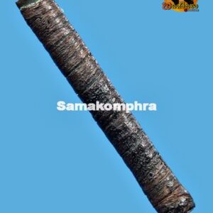 ตะกรุดสาริกา(ด้ายสาวพรหมจรรย์) เนื้อทองแดง หลวงพ่อยิ้ม วัดหนองบัว ตะกรุดอันโด่งดังอายุกว่า100ปี พร้อมบัตรสมาคมพระเครื่อง อาจารย์ใหญ่แห่ง จ.กาญจนบุรี โดดเด่นทางด้านผู้นำเมตตาและมหาอำนาจ ตะกรุดดูง่าย แท้ๆ มันส์สุดๆ ไม่ผิดที่ผิดสำนัก เป็นตะกรุดสาริกา ตัวจริงนับว่าหายากมาก ตะกรุดเนื้อทองแดง พันด้ายสาวลงรักแดง กลิ้งคลุกด้วยผงสูตรพิสดารบางๆ เป็นเอกลักษณ์ ตะกรุดมีความแห้งเก่า เรื่องพุทธคุณ สุดจะบรรยาย หลวงพ่อเฒ่ายิ้ม วัดหนองบัว ปรมาจารย์ใหญ่ เมืองกาญจน์ ผู้ถ่ายทอดวิชาการทำตะกรุดลูกอมอันลือลั่นให้ หลวงปู่ใจวัดเสด็จ ที่ราคา ว่ากันดัวยเลข 6 หลัก สำหรับตะกรุดหลวงปู่ยิ้มนั้นจะเป็นตะกรุด พันด้ายสายสิญจน์(ด้ายสาว) พอกผง ลงรักแดง ดอกขนาด 1นิ้ว พุทธคุณ เมตตา มหานิยม แคล้วคลาด คงกระพัน มหาอุด ครบสายพุทธคุณ หลวงปู่ยิ้ม จนฺทโชติ วัดหนองบัว (วัดอุปลาราม) ต.หนองบัว อ.เมือง จ.กาญจนบุรี จากการบันทึกของพระโสภณสมาจารย์ (เหรียญ สุวรรณโชติ) ซึ่งเป็นศิษย์ก้นกุฏิ และเป็นสมภารรูปต่อจากหลวงปู่ยิ้ม ได้ความว่หลวงปู่ยิ้ม จันฺทโชติ หรือที่นิยมเรียกนามท่านว่า ‘หลวงพ่อเฒ่ายิ้ม’ อดีตเจ้าอาวาสวัดหนองบัว (วัดศรีอุปลาราม) ต.หนองบัว อ.เมือง จ.กาญจนบุรี พระเกจิยุคเก่าที่มีชื่อเสียงโด่งดัง เป็นที่เลื่อมใสศรัทธาของพุทธศาสนิกชนมาตั้งแต่อดีตจนถึงปัจจุบัน ท่านมรณภาพลงอย่างสงบเมื่อปี พ.ศ.2453 สิริอายุได้ 66 ปี 46 พรรษา หลวงปู่ยิ้ม สร้างพระเครื่องและเครื่องรางของขลังหลากหลายประเภท ทั้ง พระปิดตา พระผง สมเด็จเล็บมือ ตะกรุด มีดหมอ และเชือกคาดเอว เพื่อแจกจ่ายแก่ลูกศิษย์ลูกหาที่มีอยู่มากมาย เพื่อใช้ติดตัวเป็นที่พึ่งที่ระลึก ซึ่งวัตถุมงคลทุกประเภทล้วนสร้างพุทธาคมเป็นที่ปรากฏ เป็นที่เลื่องลือ เลื่อมใส ศรัทธา และหวงแหนของผู้บูชายิ่ง ว่ากันว่า ‘มีดหมอ’ ประจำพระองค์กรมหลวงชุมพรฯ ก็เป็นของหลวงปู่ยิ้มด้วย ----- หลวงปู่ยิ้ม จนฺทโชติ วัดหนองบัว จ.กาญจนบุรี หลวงปู่ยิ้ม จนฺทโชติ วัดหนองบัว (วัดอุปลาราม) ต.หนองบัว อ.เมือง จ.กาญจนบุรี จากการบันทึกของพระโสภณสมาจารย์ (เหรียญ สุวรรณโชติ) ซึ่งเป็นศิษย์ก้นกุฏิ และเป็นสมภารรูปต่อจากหลวงปู่ยิ้ม ได้ความว่า หลวงปู่ยิ้ม ท่านเป็นชาววังด้ง จ.กาญจนบุรี เกิดปีมะโรง เดือนห้า วันอังคาร พ.ศ. 2387 เป็นบุตร นายยิ่ง นางเปี่ยม บิดามารดาประกอบอาชีพค้าไม้ไผ่ล่องไปขายที่ปากอ่าวแม่กลอง จนเป็นที่รู้จักของชาวแม่กลองเป็นอย่างดี ครั้นได้อายุครบบวช ได้อุปสมบทที่วัดทุ่งสมอ อ.พนมทวน พระอาจารย์กลีบ วัดหนองบัว เป็นพระอุปัชฌาย์ พระอาจารย์แดง วัดเหนือ และพระอาจารย์อินทร์ วัดทุ่งสมอ เป็นพระคู่สวด ได้รับฉายาว่า "จนฺทโชติ" เมื่อบวชแล้วท่านได้เรียนหนังสือขอม บาลี มงคลทีปนี มูลกัจจายน์ พระเจ้า 10 ชาติ สูตรสนธิ จนชำนาญ อีกทั้งยังสามารถท่องปาฏิโมกข์ได้ตั้งแต่พรรษาที่ 2 ด้วยตัวท่านชอบเกี่ยวกับวิชาความรู้และวิทยาคมจึงได้รับคำแนะนำจากอาจารย์แดงพระคู่สวดว่า ที่จังหวัดสมุทรสงคราม มีพระเกจิอาจารย์เก่งๆ อยู่หลายรูป ท่านได้เดินทางไปหาอาจารย์รูปแรกคือ หลวงพ่อพระปลัดทิม วัดบางลี่น้อย อ.อัมพวา ท่านเป็นอุปัชฌาย์เก่าแก่ของวัดบางช้าง เรียนทางทำน้ำมนต์โภคทรัพย์ อยู่ปากอ่าวแม่กลองได้เรียนวิชาทำธงกันอสุนีบาต (สายฟ้า) และพายุคลื่นลม วิชาหลายลงอักขระทำรูปวงกลม เวลาไปทะเลแล้วขาดน้ำจืดให้เอาหวายโยนลงไปในทะเลแล้วตักน้ำในวงหวายน้ำจะจืดทันที ลูกอมหมากทุยก็เป็นที่เลื่องลือ เพราะท่านได้สำเร็จจินดามนต์ เรียกปลาเรียกเนื้อได้ อีกรูปคือ หลวงพ่อกลัด วัดบางพรม เรียนทางมหาอุตม์ ผ้าเช็ดหน้าทางมหานิยม เชือกคาดเอว เครื่องรางรูปกระดูกงูกันเขี้ยวงา ทางคงกระพันชาตรี หลวงพ่อกลัดรูปนี้สามารถย่นระยะทางได้ และรูปสุดท้ายคือ หลวงพ่อแจ้งวัดประดู่อัมพวา ได้เรียนทางแพทย์แผนโบราณ มีดหมอ ทางมหาประสานเชือกคาดชื่อตะขาบไฟ หรือ ไส้หนุมาน "หลวงปู่ยิ้ม" เป็นพระที่ชอบทางรุกขมูลธุดงควัตรออกพรรษา แล้วท่านมักจะเข้าป่าลึกเพื่อหาที่สงบทำสมาธิท่านรู้ภาษาสัตว์ทุกชนิด ชื่อเสียงกิตติศัพท์ของท่านโด่งดังไปทั่วเจ้านายและข้าราชการชั้นผู้ใหญ่ในกรุงเทพฯ อาทิ กรมหลวงชุมพรเขตอุดมศักดิ์ ซึ่งโปรดทางวิชาไสยศาสตร์ ได้ไปหาท่านถึง 2 ครั้ง เลื่อมใสและนับถือท่านเป็นอาจารย์ ขอเรียนวิชาจากท่านได้มีดหมอจากท่าน 1 เล่ม ไว้ประจำพระองค์ มีดหมอมีสรรพคุณปราบภูตผีปีศาจ และปราบคนที่อยู่ยงคงกระพัน ถ้าได้ถูกคมมีดของท่านแล้วต้องเป็นอันได้เลือด ไม่ว่าคนนั้นจะเก่งเพียงไร ก็ไม่สามารถคุ้มครองได้ เสด็จในกรมฯ ทรงโปรดเป็นอันมาก ทั้งๆ ที่ว่าท่านเป็นศิษย์หลวงปู่ศุข วัดมะขามเฒ่า จ.ชัยนาท มาแล้ว ก็ยังเกรงวิชาของหลวงปู่ยิ้ม หลวงปู่ศุข วัดปากคลองมะขามเฒ่า ท่านเคยธุดงค์มาจำวัดกับหลวงปู่ยิ้ม ที่วัดหนองบัว และได้แลกเปลี่ยนวิชากัน หลวงปู่ยิ้มท่านเป็นพระสมถะไม่หลงวิชาอาคม จำนวนศิษย์ของท่านเท่าที่ปรากฏ คือ 1. พระโสภณสมจารย์ (เหรียญ) วัดอุปลาราม (วัดหนองบัว) 2. พระเทพมงคลรังษี (ดี) วัดเทวสังฆาราม (วัดเหนือ) 3. พรกาญจนวัตรวิบูลย์ (ล่อน) วัดลาดหญ้า 4. พระโสภณสมณกิจ (หัง) วัดเหนือ 5. พระครูวัตตสารโสภณ (ดอกไม้) วัดดอนเจดีย์ 6. พระราชมงคลวุฒาจารย์ (ใจ) วัดเสด็จ 7. พระอธิการ (แช่ม) วัดจุฬามณีอัมพวา) 8. พระครูสกลวิสุทธิ (เหมือน รัตนสุวรรณ) วัตถุมงคลของท่านตลอดจนเครื่องรางของขลังต่างเป็นที่ต้องการของบรรดาลูกศิษย์ อาทิ พระปิดตา พิมพ์ใหญ่ (อ่าวจุฬา) พิมพ์สังกัจจายน์ใหญ่ พิมพ์สังกัจจายน์เล็ก, พิมพ์แข้งซ้อนใหญ่, พิมพ์แข้งซ้อน, พิมพ์เข่าบ่วง เป็นต้น ท่านได้สร้างวัตถุมงคล ทั้งพระเครื่องและเครื่องราง ซึ่งส่วนใหญ่ได้รับความนิยมจากผู้ที่เลื่อมใส วัตถุมงคลเหล่านี้ได้กระจัดกระจายอยู่กับบุคคลต่างๆ ทั้งในท้องที่และต่างถิ่น จนอาจเป็นการยากที่จะรวบรวมได้ทั้งหมด พูดถึงพระเครื่องของหลวงปู่ยิ้มที่โด่งดังมากๆเห็นจะได้แก่พระปิดตาเนื้อผงที่ทุกคนคงรู้จักกันดี และยังมีพระปิดตาที่ทำด้วยเนื้อตะกั่วอีก ส่วนเครื่องรางก็มี เสือแกะจากไม้รัก ลูกอม ตะกรุด ผ้ายันต์ และแหวนพิรอด หลวงปู่ยิ้มมรณภาพ เมื่ออายุ 66 ปี เมื่อพ.ศ.2453