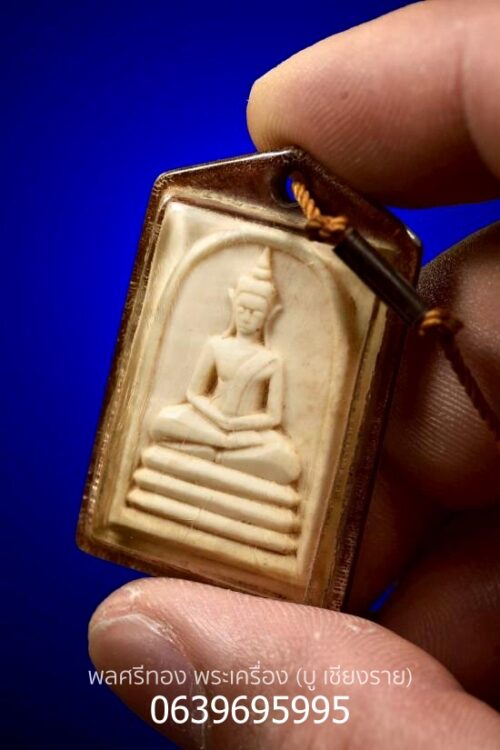 สมเด็จงาแกะ ฐาน3ชั้น หลวงพ่อกวย ปี2521 หายากสุดๆ ปลายมีดแกะลึก เลี่ยมเก่าเดิมๆ อายุได้พิมพ์ใช่มาตฐานทุกสนาม สมเด็จได้มีการจัดสร้างหลายพิมพิ์หลายเนื้อจะพบในเนื้อไม้พญางิ้วดำเป็นส่วนใหญ่ ในปี2521 หลวงพ่อกวย ได้จัดสร้างสมเด็จจากเนื้องา โดยจัดสร้างจำนวนไม่มาก โดยการจัดสร้างแกะมือแบบโบราณ เอกลักษณ์รุ่นนี้แกะเนื้อหนา เพื่อมอบแก่ผู้ร่วมทำบุญในปีนั้น โดยมีทั้งรอยจารแและไม่มีรอยจาร ส่วนพระองค์นนี้ สภาพสวย ปัจจุบันพระเครื่องชุดนี้หายากมากและมีประสปการณ์เกือบทุกด้าน -พุทธคุณเสริมเมตตาบารมี เสริมดวง แคล้วคลลาด พุทธคุณสูงมาก