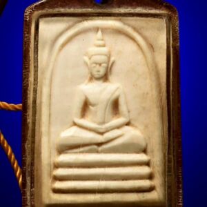 สมเด็จงาแกะ ฐาน3ชั้น หลวงพ่อกวย ปี2521 หายากสุดๆ ปลายมีดแกะลึก เลี่ยมเก่าเดิมๆ อายุได้พิมพ์ใช่มาตฐานทุกสนาม สมเด็จได้มีการจัดสร้างหลายพิมพิ์หลายเนื้อจะพบในเนื้อไม้พญางิ้วดำเป็นส่วนใหญ่ ในปี2521 หลวงพ่อกวย ได้จัดสร้างสมเด็จจากเนื้องา โดยจัดสร้างจำนวนไม่มาก โดยการจัดสร้างแกะมือแบบโบราณ เอกลักษณ์รุ่นนี้แกะเนื้อหนา เพื่อมอบแก่ผู้ร่วมทำบุญในปีนั้น โดยมีทั้งรอยจารแและไม่มีรอยจาร ส่วนพระองค์นนี้ สภาพสวย ปัจจุบันพระเครื่องชุดนี้หายากมากและมีประสปการณ์เกือบทุกด้าน -พุทธคุณเสริมเมตตาบารมี เสริมดวง แคล้วคลลาด พุทธคุณสูงมาก