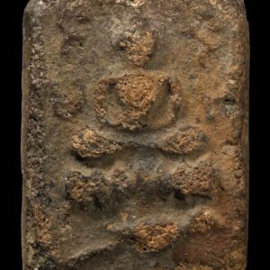 พระผงเนื้อดิน หลวงพ่อปาน วัดบางนมโค พิมพ์ทรงนก ปี2460 พร้อมบัตรสมาคมพระเครื่อง หลวงพ่อปานวัดบางนมโค ประวัติหลวงพ่อปาน เกิดวันที่16 กรกฎาคม 2418 มีพี่น้องร่วม7คนบิดาชื่ออาจ สุทธาวงศ์ มารดาชื่ออิ่ม สุทธาวงศ์ โดยมีอาชีพการทำนาโยมบิดามารดาขนานนามท่านว่า"ปาน"เพราะท่านมีสัญญลักษณ์คือมีปานแดงที่นิ้วก้อยมือซ้ายตั้งแต่โคนนิ้วถึงปลายนิ้ว ท่านเกิดที่หมู่ ๕ตำบลบางนมโค อำเภอเสนา จังหวัดพระนครศรีอยุธยา ท่านอุปสมบทเมื่ออายุ๒๑ปี เมื่อวันที่๑เมษายน พ.ศ.๒๔๓๘ตรงกับวันจันทร์ขึ้น๗คำ่เดือน๕ปีมะแมครับ โดยมีหลวงพ่อสุ่นวัดบางปลาหมอเป็นอุปัชฌาย์ พระอาจารย์จ้อยวัดบ้านแพนเป็นกรรมวาจาจารย์ พระอาจารย์อุ่นวัดสุธาโภชน์เป็นอนุสาวนาจารย์ และได้รับฉายาว่า"โสนันโท"ครับ พระหลวงพ่อปาน พระเครื่องหลวงพ่อปาน วัดบางนมโค ต.บางนมโค อ.เสนา จ.พระนครศรีอยุธยา เป็นพระเครื่องที่ นักนิยมพระเครื่อง รู้จักกันดี โดยเฉพาะอย่างยิ่งในปัจจุบันนี้ พระเครื่องหลวงพ่อปานนั้น ถึงแม้หลวงพ่อปานท่านมิได้ระบุไว้ว่า พระเครื่องของท่าน แต่ละพิมพ์มีพุทธคุณ หรือ อนุภาพต่างกันก็ตาม แต่ในวงการพระเครื่องแล้ว นักนิยมพระเครื่อง ต่างเชื่อถือกันว่า พระเครื่องของหลวงพ่อปาน ในแต่ละพิมพ์ มีพุทธคุณที่เด่นต่างกัน จึงมีสำนวน ที่กล่าวขวัญเกี่ยวกับพระพุทธคุณ ของพระเครื่องหลวงพ่อปาน ว่า “ นกทำนา ไก่หากิน เม่นเดินป่า ปลาค้าขาย ครุฑอำนาจ หนุมานรับราชการ” นกทำนา หมายถึง พระเครื่องพิมพ์ ทรงนกของหลวงพ่อปาน ว่าดีในทางอำนวยความสำเร็จ ด้านเกษตร ทำไร่ทำนา เป็นพิมพ์ซึ่งต้องโฉลกกับผู้มีอาชีพเกี่ยวแก่การเพาะปลูกพืชพันธ์ ไก่หากิน หมายถึง พระเครื่องพิมพ์ทรงไก่ ว่ามีพุทธคุณนำไปในทางเมตตา มีลาภผล สำเร็จในการประกอบสัมมาอาชีพที่ต้องติดต่อกับผู้คนอยู่เสมอ เม่นเดินป่า หมายถึง พระเครื่องทรงเม่น ว่ามีพทธคุณดีในทางคุ้มครองป้องกันภัย จากสัตว์ร้าย และ อาถรรพ์ของป่า เป็นพิมพ์ที่เหมาะกับผู้มีอาชีพ ซึ่งคลุกคลีอยู่กับป่าดงพงไพร ปลาค้าขาย หมายถึง พระเครื่องพิมพ์ทรงปลา ของหลวงพ่อปานว่า มีพุทธคุณทางค้าขาย โดยเฉพาะอย่างยิ่ง ค้าขายทางน้ำ ครุฑอำนาจ หมายถึง พระเครื่องพิมพ์ทรงครุฑ ของหลวงพ่อปานว่ามี พุทธคุณดีในทางมหาอำนาจ มีคนเกรงกลัว หนุมานรับราชการ หมายถึง พระเครื่องพิมพ์ทรงหนุมานของหลวงพ่อปานว่ามีพุทธคุณในทางอำนวย ความสำเร็จ ในการรับอาสา อันได้แก่ ผู้มีอาชีพในทางรับราชการ ตลอดจน ผู้มีอาชีพรับจ้างต่างๆทั่วไป หลวงพ่อปานวัดบางนมโค มีความหมายที่สำคัญในการใช้ทุกพิมพ์ครับวันนี้จึงนำมาให้ทุกท่านได้รับรู้พอสังเขปครับ