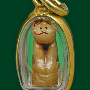 เขี้ยวเสือจิ๋ว เลี่ยมทองผ่าหวาย ลงยาแดง หลวงพ่อจำปา วัดสารีโข ได้มาจากบ้านลูกศิษย์หลวงพ่อจำปา “หลวงพ่อจำปา นารโท” ยอดเกจิสักยันต์ ตำนานวลีอมตะ“หนังไม่เหนียว ห้ามเที่ยวสาลีโข” “จอมพลสฤษดิ์”เลื่อมใสบุกนมัสการถึงวัด! ​วัดสาลีโขภิตาราม ต.บางพลับ อ.ปากเกร็ด จ.นนทบุรีสร้างขึ้นเมื่อวันที่ 25 กรกฏาคม พ.ศ. 2399 โดยมีนางบุญมี ละนางบุญมา สองพี่น้อง เป็นผู้สร้างวัด ได้ตั้งความปรารถนาที่จะทำนาจึงอธิษฐาน และสำเร็จตามคำอธิษฐาน จึงได้บริจาคที่เพื่อสร้างวัดนี้ขึ้นและให้ชื่อว่า “วัดสาลีโค” ซึ่งมีความหมายว่า “ข้าวมาก” ต่อมาได้เพิ่มเป็น “วัดสาลีโขภิรตาราม” จนถึงทุกวันนี้ ปูชนียวัตถุ มีพระประธานประจำอุโบสถปางมารวิชัย สร้างเมื่อ พ.ศ.2515 พระประธานประจำศาลาการเปรียญปางมารวิชัยสร้างเมื่อ พ.ศ.2536 หลวงพ่อคำ หลวงพ่อศิลาแลง รูปหล่อหลวงปู่เผือก รูปหล่อหลวงพ่อจำปา พระพุทธชินราช พระพุทธโสธร หลวงปู่ทวด รอยพระพุทธบาทจำลอง และท้าวมหาพรหม ​ ในอดีตชุมชนย่านวัดสาลีโขขึ้นชื่อว่าเป็นดงนักเลง ถึงกับมีคำพูดกันติดปากว่า “หนังไม่เหนียว ห้ามเที่ยวสาลีโข” วลีเด็ดนี้เป็นที่คุ้นหูคุ้นปากกันดีในหมู่นักเลงยุคเก่าราว 70 ปีก่อนจนกลายเป็นตำนานความขลังที่โด่งดังมาจนทุกวันนี้ โดยผู้ที่ทำให้เกิดตำนานวลีเด็ดนี้ก็คือ “หลวงพ่อจำปา นารโท” แห่งวัดสาลีโขภิตาราม ​ ท่านเป็นเกจิอาจารย์ดังแห่งภาคกลาง (ช่วงปีพ.ศ.2485-2504) ที่มีพุทธาคมเข้มขลัง โดยเฉพาะตะกรุดที่เขียนยันต์โสฬส ตามแบบฉบับของหลวงปู่เอี่ยม วัดสะพานสูง ซึ่งท่านเป็นลูกศิษย์ นอกจากนี้เป็นศิษย์พุทธาคมสายตรงของหลวงปู่ศุข วัดปากคลองมะขามเฒ่า ซึ่งในจังหวัดนนทบุรีมีหลวงพ่อจำปากับหลวงพ่อแฉ่ง วัดบางพังที่ไปร่ำเรียนวิชาจากหลวงปู่ศุข ส่วนวิชาสักหลวงพ่อจำปาน่าจะได้จากหลวงปู่ศุข เพราะสมัยหลวงปู่ศุขมีชีวิตอยู่ท่านก็เป็นอาจารย์สักเหมือนกัน โดยลูกศิษย์ฆราวาสอีกคนที่มีชื่อเลื่องลือก็คือ”อาจารย์รื่น นิลแนบแก้ว” ที่ได้รับการกล่าวขานเป็น”สายเหนียวทางแม่กลอง” ​ หลวงพ่อจำปาท่านมีวิชาสักยันต์ที่ขลังมากๆ ลายสักยันต์ของท่านนั้นมีความขลังด้านคงกระพันและเมตตามหานิยม ลูกศิษย์ของหลวงพ่อจำปามีตั้งแต่นายทหาร นายตำรวจ พ่อค้า ประชาชนทั่วไป ในช่วงที่มีการเปลี่ยนแปลงปกครอง บ้านเมืองเกิดความระส่ำระสาย อีกทั้งมีสงครามโลกครั้งที่สอง ผู้คนอดอยาก โจรผู้ร้ายชุกชุม ปรากฏว่ามีผู้คนต่างพากันมาขอเครื่องรางของขลัง บางคนเดินทางมาไกลเพื่อมาขอเป็นลูกศิษย์และขอให้หลวงพ่อสักยันต์ให้ ยันต์ของหลวงพ่อจะลงศีรษะพระที่กระหม่อม แล้วจึงมาลงตัวองค์พระต่อไป ​ โดยเฉพาะเหล่ามือปราบทั้งหลายที่กวาดล้างโจรภาคกลาง ก่อนจะออกพื้นที่ เอาตะกรุดโทน เขียนด้วยยันต์โสฬส ใส่มือยกขึ้นพนมเหนือหัวระลึกถึงหลวงพ่อจำปา แล้วออกไปทำงาน ปะทะกับโจรแลกกระสุนใส่กัน ต่างฝ่ายต่างล้มคว่ำกันไปคนละทาง แต่มือปราบแค่เจ็บเป็นจ้ำๆ เสื้อผ้าเป็นรอยไหม้ ลุกขึ้นมาได้ แต่โจรร้าย คว่ำแล้วคว่ำเลย ไม่มีลุก กลับบ้านเก่าไปตามระเบียบ! แม้แต่จอมพลสฤษดิ์ ธนะรัชต์ ยังเดินทางมากราบนมัสการหลวงพ่อถึงวัดสาลีโข เพราะได้ยินชื่อเสียงเกียรติคุณของท่านมานาน ​ ลูกศิษย์ที่เรียนวิชากับท่านมีอยู่หลายท่าน อาทิ 1.หลวงพ่ออุ่น (พระครูนนทสีลาภรณ์) อดีตเจ้าอาวาสวัดสาลีโข องค์นี้ไม่ได้สัก 2.หลวงพ่อสมภพ วัดสาลีโข องค์นี้จะดังมากเรื่องการสักและวัตถุมงคล และท่านยังเป็นร่างทรงหลวงปู่เผือกอีกด้วย 3.อาจารย์ละห้อย คล้ายสิงห์ เป็นอาจารย์สักสายฆราวาสที่มีชื่อเสียงดังพอสมควร 4.พระอาจารย์สนิท(อยู่แถวปากน้ำ สมุทรปราการ) 5.พระอาจารย์อาด วัดเจ้าอาม กทม. 6.หลวงพ่อประเทือง วัดสาลีโข เมื่อก่อนท่านก็มีสักเหมือนกัน แต่ปัจจุบันเลิกสักเพราะอายุมากแล้ว และเป็นศิษย์หลวงพ่อจำปาท่านเดียวที่ยังมีชีวิตอยู่ ​ อาจารย์ละห้อย คล้ายสิงห์ได้ย้อนเรื่องราวในอดีตให้ฟังว่า ระหว่างพายเรือบิณฑบาต หลวงพ่อจำปาได้ให้ข้อคิดแก่ท่านว่า ไม่ว่าจะเป็นพระหรือฆราวาส หากได้ปฏิบัติสมถวิปัสสนาภาวนาจนได้อภิญญา จึงสามารถสร้างเครื่องรางของขลัง น้ำมนต์ ตะกรุด ผ้ายันต์ พระเครื่อง จะให้ศักดิ์สิทธิ์มีอานุภาพตามเจตนาของผู้ทำนั้น ต้องมีศีลบริสุทธิ์ ไม่ด่างพร้อยแม้แต่เล็กน้อย จะทำให้จิตใจผ่องแผ้วแจ่มใส และเป็นพื้นฐานแรกของผู้ที่จะทำของให้ขลังและศักดิ์สิทธิ์ได้ ผู้ที่มีศีลด่างพร้อย แม้แต่เพียงเล็กน้อย ก็ไม่สามารถทำอะไรให้เกิดผลได้ ​ จิตบริสุทธิ์ เมื่อมีศีลบริสุทธิ์สะอาดแล้ว ก็เหมือนกับน้ำนิ่ง ไม่มีคลื่นละลอก ไม่วอกแวกหวั่นไหว วิธีทำจิตให้บริสุทธิ์ พระพุทธองค์ได้ทรงสั่งสอนไว้แล้ว คือ กาทำกรรมฐาน 40 วิธี หรือที่เรียกว่า “ปฏิบัติสมถภาวนา”นั่นเอง เป็นอุบายชำระล้างให้จิตใจบริสุทธิ์ ผู้ที่จะทำให้ของขลังและได้ผล ต้องได้เรียนฝึกปฏิบัติสมถภาวนาแล้วอย่างดี เมื่อจิตบริสุทธิ์แล้ว ก็มีพละกำลัง มีอำนาจจิตมาก เพราะสามารถรวบรวมกระแสจิตมารวมไว้ในที่แห่งเดียว และจะมีพลังมาก อย่าว่าแต่จะปลุกเสกพระเครื่อง หรือเครื่องรางของขลังเลย แม้แต่เม็ดกรวดเม็ดทราย ก็เกิดมีพลังงานศักดิ์สิทธิ์ขึ้นได้ นอกจากวลีเด็ด “หนังไม่เหนียว อย่าเที่ยวสาลีโข” แล้ว ยังมีคำที่เรียกว่า”หลังดำ” เพราะสมัยนั้น คนที่ชอบเรื่องเหนียวจะวิ่งไป 2 ที่ คือสายอาจารย์แปลก กับสายหลวงพ่อจำปา โดยจะเรียกศิษย์อาจารย์แปลก ว่า”หลังขาว” เพราะท่านจะสักเฉพาะบนกระหม่อม แต่ที่ตามตัวท่านจะใช้เหล็กจารเอา ส่วนทางสายหลวงพ่อจำปาจะสักหมึกทั้งตัว จึงเรียกว่า”หลังดำ” ว่ากันว่า 2 สายนี้เจอกันไม่ได้ ต้องมีการลองของกันตลอด แต่ก็ไม่เคยเสื่อมเสียมาถึงอาจารย์ เพราะสองสายนี้ถือว่า”โคตรเหนียว” หลวงพ่อจำปาละสังขารลงในปีพ.ศ.2504 บรรดาศิษยานุศิษย์และชาวบ้านพากันเศร้าโศกเสียใจ ที่ขาดเสาหลักของชุมชนไป ทางวัดจัดงานศพหลวงพ่อและพิธีการต่างๆอย่างเต็มกำลัง จวบจนถึงปีพ.ศ. 2507จึงทำพิธีฌาปนกิจสรีระหลวงพ่อจำปา เมื่อร่างของหลวงพ่อเหลือแต่อังคารและเถ้าธุลี ปรากฏว่าคลื่นศรัทธามหาชนต่างเข้ายื้อแย่งชุลมุนจนเป็นเหตุให้เมรุที่สร้างขึ้นในการนี้ถึงกับพังลง วัตถุมงคลของวัดสาลีโขนั้นได้รับความนิยมมากสำนักหนึ่ง โดยเฉพาะวัตถุมงคลของพระครูธรรมโกศลหรือ”หลวงปู่เผือก” สุดยอดปรมาจารย์อายุยืนถึง 106 ปี ที่ดำเนินการจัดสร้างโดย”หลวงพ่อสมภพ เตชปุญโญ” ที่ถูกหลวงปู่เผือกในสภาวะวิญญาณ โดยการประทับร่างทรงหลวงปู่เผือกปลุกเสก (เหมือนพระอาจารย์ทิมกับหลวงปู่ทวด วัดช้างไห้) หลวงปู่เผือกเป็นพระเถระผู้มักน้อย นิยมสันโดษ และยินดีเจริญสมณธรรม อยู่ในเสนาสนะอันสงบ สงัดตามป่าเขา ปฏิบัติวิปัสสนากรรมฐาน โดยได้บรรลุผลตามสมควร พร้อมทั้งเป็นผู้คงแก่เรียนในพุทธศาสตร์วิทยาคมชั้นสูง รอบรู้ตำรับพิชัยสงคราม และศาสตร์อื่นๆ อีกนานาประการ วัดสาลีโขในยุคแรกที่หลวงปู่เผือกปกครองวัด เป็นยุคที่เจริญที่สุดมีพระภิกษุสามเณร และลูกศิษย์ลูกหามากมาย กิตติศัพท์ของหลวงปู่เผือกก็เป็นที่กล่าวขวัญกันมากขึ้น มีชาวบ้านมาฝากกตัวเป็นลูกศิษย์กันมาก ส่วนมากก็จะมาขอเครื่องรางของขลัง บ้างก็มาขอให้หลวงปู่เผือกลงกระหม่อม จนเมื่อพระบาทสมเด็จพระจอมเกล้าเจ้าอยู่หัว รัชกาลที่ 4 ทรงทราบในเกียรติคุณ จึงทรงพระราชทานสมณศักดิ์แก่หลวงปู่เผือกเป็น “พระครูธรรมโกศล” ในปี 2399 ​สำหรับหลวงพ่อจำปาท่านสร้างวัตถุมงคลไว้ไม่ค่อยเยอะ จะมีจำพวกตะกรุด ผ้ายันต์ มีปลุกเสกเหรียญรูปเหมือนท่านอยู่รุ่นหนึ่ง เมื่อครั้งที่ท่านย้ายไปอยู่วัดเจ้าอาม เขตบางขุนนนท์ กทม. เพราะถูกทางการสั่งห้ามสักยันต์ เหรียญรุ่นนี้เท่าที่ทราบสร้างประมาณ ปี 2492-2493 เพื่อแจกลูกศิษย์ในงานไหว้ครู ซึ่งนับว่าเป็นรุ่นแรก มีเนื้อทอง, ทองแดง, กะไหล่ทอง, กะไหล่เงิน และเนื้อเงิน ส่วนเหรียญรุ่น2 (รุ่นแรกที่ออกวัดสาลีโข) ไม่ทันท่าน เป็นเหรียญแจกงานศพ ปีพ.ศ.2507 กล่าวกันว่า หลวงพ่อจง วัดหน้าต่างนอก, หลวงปู่เทียม วัดกษัตราธิราช มาร่วมปลุกเสกให้ มี 2 บล็อกคือ บล็อกด้านหลังไม่มีพ.ศ. (นิยม) อาจารย์ละห้อย คล้ายสิงห์ จัดสร้าง และบล็อกมีพ.ศ.ซึ่งหลวงพ่ออุ่นเป็นผู้สร้าง เรื่องราวของหลวงพ่อจำปานั้นมีข้อมูลหลากหลายประเด็น อาจมีการนำเสนอไม่ครบถ้วน เพราะรวบรวมจากบันทึกของผู้รู้หลายท่าน ซึ่งสามารถศึกษาหาความรู้เพิ่มเติมได้ในเว็บไซต์ต่างๆที่เกี่ยวกับการสักยันต์ แต่ที่แน่ๆวัตถุมงคลของสายสาลีโข โชว์ได้ไม่อายใคร วางใจได้เรื่อง”เหนียว” แต่ห้ามลองของ ผู้ที่มีเครื่องรางของขลัง หรือสักยันต์ของหลวงพ่อจำปาซึ่งมีความขลังด้านคงกระพันและเมตตา ถ้าไม่ไปทำผิดศีลธรรมหรือชะตาถึงฆาต ทุกคนล้วนปลอดภัยกันเป็นส่วนใหญ่