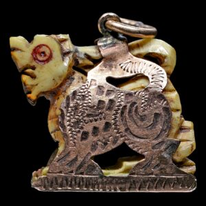 สิงห์งาแกะ หลวงพ่อมุ่ย วัดดอนไร่ สุพรรณบุรี ศิลป์นี้หายากมาก ขวัญเลข ๑ แกะ ขนาด1.5เซ็น เลี่ยมจับนาค