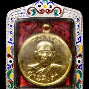 เหรียญหลวงพ่อฤาษีลิงดำ ผ้ายันต์ 2 หน้า เลี่ยมเดิมวัด ประกอบด้วย (เหรียญสามัคคีมีสุข +ผ้ายันต์มหาพิชัยสงคราม+เหรียญไพรีพินาศหน้าเดียว) เหรียญผ้ายันต์มหาพิชัยสงคราม (เหรียญสามัคคีมีสุข-กูผู้ชนะประกบผ้ายันต์) เหรียญด้านหลังเป็นรูปสมเด็จพระเจ้าตากสินทรงม้า กูผู้ชนะ เลี่ยมพลาสติกกันน้ำพร้อมผ้ายันต์มหาพิชัยสงครามเป็นยันต์ที่อยู่ยอดธงออกรบสมัยโบราณ ตำราวิชานี้เป็นตำราพระร่วงที่หลวงพ่อเราสืบทอดมาเป็นท่านสุดท้าย..ถึงแม้ท่านอื่นนำไปทำผลมากที่สุดจะแค่ 10 % เท่านั้น ท่านบอกไว้(ไม่มีใครทำได้เหมือนหลวงพ่อฤาษีฯวัดท่าซุงแล้ว) เหรียญรุ่นนี้ถือว่าประสบการณ์จากตำรวจตะเวนชายแดนมากมาย ลูกกระสุนเหมือนห่าผึ้งแต่ไม่มีใครเป็นอะไรเลย แม้แต่ประสบการณ์จากภาคใต้ปัจจุบันก็หลายเหตุการณ์ ผ่านวิกฤตเลวร้ายมาได้หมด หลวงพ่อได้สร้างเหรียญสามัคคีมีสุข-กูผู้ชนะ ด้านหลังเป็นรูปพระเจ้าตากสินทรงม้า เนื้อโลหะรมดำ เมื่อวันวิสาขบูชา ที่ 21 พฤษภาคม 2521 และได้สร้างเหรียญนี้อีกครั้งเมื่อเดือนเมษายน ปี2528 แต่ทำเป็นโลหะสีทอง และได้นำมาเลี่ยมพลาสติกกันน้ำพร้อมผ้ายันต์มหาพิชัยสงคราม ซึ่งเป็นยันต์ที่อยู่บนยอดธงออกรบสมัยโบราณ ตำราวิชานี้เป็นตำราพระร่วงที่หลวงพ่อเราสืบทอดมาเป็นท่านสุดท้าย..ถึงแม้ท่านอื่นนำไปทำผลมากที่สุดจะแค่ 10% เท่านั้นท่านบอกไว้ เรื่องผ้ายันต์แดงธงมหาพิชัยสงคราม ไว้เพื่อเตือนความจำไว้ดังนี้ ๑. ความศักดิ์สิทธิ์ ของธงมหาพิชัยสงครามมีมากมาย ๒. ผู้นำไปใช้ หากนำไปใช้ในทางที่ไม่ถูกต้อง เช่น เป็นโจร-ปล้น-ฆ่าเขา-โขโมยเขา ธงนี้ไม่คุ้มครอง ซ้ำยังให้ผลร้ายกับผู้นั้นด้วย หากถูกยิง ลูกปืนจะเข้าแสกหน้าทะลุท้ายทอยทุกราย ๓. ธงมหาพิชัยสงคราม ไม่ใช่ ไสยศาสตร์ แต่เป็นพุทธศาสตร์ จึงไม่เสื่อม (หากใช้ในทางที่ดี) ๔. เวลาทำพิธีพุทธาภิเษกนั้น ธงแดงมหาพิชัยสงคราม กับ ผ้ายันต์เกราะเพชรซึ่งมีรูปหลวงพ่อปาน และ รูปยันต์เกราะเพชรนั้น ทำเหมือนกัน มีคุณภาพเหมือนกัน ทุกประการ ใช้แทนกันได้ ๕. เรื่องป้องกัน หรือบรรเทาอุบัติเหตุ ไฟไหม้บ้าน พายุใหญ่ หรือวาตภัย มีผู้เล่าให้ฟังเสมอว่ามีผลดีอย่างอัศจรรย์ ส่วนเรื่องอื่นๆ ต้องอธิษฐานขอ และผลขึ้นอยู่กับความมั่นคงของจิตของแต่ละคนด้วย