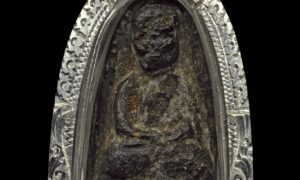 หลวงปู่ทวดรุ่นแรก พระอาจารย์นอง วัดทรายขาว ปี14 เนื้อว่านกดมือฝั่งตะกรุด หายากมากพอๆกับหลวงปู่ทวด ปี97 มีตะกรุดนารายณ์แปลงรูป ที่สร้างชื่อให้อาจารย์นองอย่างสูงฝังไว้ในขอบใต้ฐานทุกองค์ เนื้อว่านมวลสารจะคล้ายกับ "หลวงปู่ทวด วัดช้างให้ เนื้อว่าน ปี 2497" จัดเป็นพระเครื่องหลวงปู่ทวดอีกชุดหนึ่งที่ดีทั้งมวลสารและพิธีการจัดสร้าง ที่หาดูได้ยากมากในปัจจุบัน