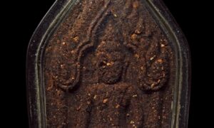 ขุนแผนหลวงปู่ผาด วัดบ้านกรวด รุ่น ฉลองกุฏิวัดตาอี (มหาเสน่ห์) เนื้อว่านลายจุด 1ใน 200 องค์ ตอกโค๊ต ผ. นอกจากขุนแผนกรุวัดบ้านกร่าง ขุนแผนพรายกุมาร หลวงปู่ทิม วัดละหารไล่ อันลือลั่น ประสบการณ์มากมายแล้ว โดยส่วนตัวเองก็มีขุนแผนรุ่นนี้ ของหลวงปู่ผาด วัดบ้านกรวด ที่อัศจรรย์สุดยอดพุทธคุณด้าน มหาเมตตา-มหาเสน่ห์-มหานิยม ค้าขายดีมีทรัพย์รับโชค ได้อย่างชัดเจน แบบไม่ต้องไปเช่าหาขุนแผนราคาแพง แต่ใช้แทนกันได้ดีเรยทีเดียว ของดีที่ต้องมีไว้ใช้ ที่สำคัญเล่นง่าย เก็บได้ ราคา(ยัง)ไม่แพง ให้ทั่วประเทศรู้ว่าบ้านเรามีดี++ พระดีมีประสบการณ์ต่อเนื่อง ขุนแผนหลวงปู่ผาด ฐิติปัญโญ วัดบ้านกรวด จังหวัดบุรีรัมย์ จัดสร้างเนื่องจากฉลองกุฏิวัดตาอี ดำริให้สร้างจำนวน 2000 องค์ มีการทำลายบล็อกเรียบร้อย ดังขึ้นด้วยประสบการณ์ล้วนๆ พระดี ขุนแผนแห่งยุคนี้ในดินแดนอสานใต้ ข้อมูลได้จัดทำเป็นรายละเอียดทั้งหมดแล้วครับ ผ่านการคัดกรองจากพระอาจารย์ผู้จัดสร้าง มาให้ท่านลองศึกษาดูครับ ขุนแผนหลวงปู่ผาด วัดบ้านกรวด รุ่น ฉลองกุฏิวัดตาอี (มหาเสน่ห์) วัดบ้านกรวดปลุกเสก จัดสร้างน้อยเพียง 2000 องค์ เนื้อผงพุทธคุณล้วนๆ ว่าน108 ผงมะขามพันปี ผงไม้พยุง โป่งขาว เมืองบุรีรัมย์ โป่งดำ เมืองบึงกาฬ โป่งแดง เมืองกาฬสิน สีผึ้งอาจารย์หงุ่น วัดตาอี นิลดำหรือไหลดำจากภูควาย-วัวประเทศลาว ขมิ้นขาวปัดตลอด ไพลใจดำ งากระเด็น ดินสามประเทศ ผงธูปจากสถานศักดิ์ประเทศอินเดีย กิ่งต้นพระศรีมหาโพธิ์ คำหมากหลวงตามหาบัว วัดป่าบ้านตราด สูตรเจ็ดป่าช้า เกศาครูบาสายกรรมฐาน ผงเก่าหลวงพ่อเงินบางคลาน ผงเก่าร้อยปีของพระอาจารย์ฝั้น เพชรหน้าทั่ง ผงไม้ดำจากภูวัว ภูควาย สูตรดินเพียง มวลสารผงพุทธคุณหลวงพ่อทองคูน มวลสารและผงพุทธคุณหลวงพ่อทองทิพย์ จังหวัดบึงกาฬ และมวลสารหลักคือ ชานหมากของหลวงปู่ผาดผสมโลหิตหลวงปู่ผาด เส้นเกศา เล็บมือ เล็บเท้า หนวด ของหลวงปู่ผาด มวลสารพระพุทธชันตรี และข้าวเสกที่หลวงปู่ผาด ท่านเสกมาให้เพื่อสร้างขุนแผนนี้โดยเฉพาะ ถือเป็นสุดยอดมวลสารจริงๆ ขุนแผนหลวงปู่ผาด ขุนแผนรุ่นนี้จึงเป็น พระขุนแผนที่หลวงปู่ผาด ได้ตั้งใจดำริให้จัดสร้างขึ้น เพื่อสร้างกฏิให้แล้วเสร็จ และซ่อมแซมเสนาสนะในวัดบ้านตาอี และให้ลูกศิษย์มีของดีเป็นมงคลใว้ใช้ติดตัวกัน จำนวนการสร้าง 2000 องค์ ถือเป็นขุนแผนรุ่นสุดท้ายของท่าน ขุนแผนรุ่นนี้จบครบ พิมพ์ทรงสวยงาม ทั้งมวลสารเยี่ยม การทำลายบล็อค จำนวนชัดเจน เจตนาสร้างดี และการปลุกเสกถึง 2 ครั้ง(พิธีเหรียญหล่อมหาเศรษฐี) กับอีก 1 ไตรมาส และยังเข้มด้วยพุทธคุณของหลานหลวงพ่อศิษย์สายตรงผู้สืบทอดคำภีร์ใบลานอย่างรู้แจ้งและรู้จิง พระอาจารย์ หงุ่น ฉลพินโญฺ เจ้าอาวาสวัดตาอี ผู้ดำเนินการจัดสร้างอย่างดีสุด พุทธคุณแรงด้านมหาเสนห์ เมตตามหานิยม แบบต้องใช้ดูแล้วจะรู้เอง “หลวงปู่ผาด ฐิติปัญโญ” หรือ “พระครูวิบูลย์ปัญญาวัฒน์” เป็นพระเกจิอาจารย์ชื่อดังแห่งวัดบ้านกรวด จ.บุรีรัมย์ มีความเชี่ยวชาญวิทยาคมเป็นที่เลื่องลือ ได้รับการยกย่องว่า “เทพเจ้าแห่งบ้านกรวด” “นักบุญแห่งอีสานใต้” เป็นพระเกจิอาจารย์ระดับแนวหน้าอีกรูปของอีสานใต้ เกิดเมื่อวันที่ 3 พฤษภาคม 2452 ท่านได้ชื่อว่าเป็นพระปฎิบัติดี ตั้งมั่นอยู่ในสมณธรรม มีวัตรปฏิบัติดี ปฏิบัติชอบ เปี่ยมด้วยเมตตาธรรม ท่านละสังขาร มรณะภาพลงเมื่อช่วงเวลา 11.58 น.ของวันที่ 5 มกราคม 2558 ด้วยสิริอายุ 105 ปี 8 เดือน 2 วัน พรรษา 85 พรรษา นับเป็น 1 ใน 10 เกจิอาจารย์ที่อายุยืนที่สุดในประเทศไทย ประวัติวัดบ้านกรวด (วัดบ้านกรวด)…เป็นวัดเก่าแก่ประจำอำเภอบ้านกรวด ตั้งขึ้นในปลายราชการที่ 5 แห่งราชวงค์จักรีมีอายุนับถึงปัจจุบันไม่น้อยกว่า 120 ปี ได้รับพระราชทานวิสุงคามสีมาเมื่อวันที่ 10 เมษายน พุทธศํกราช 2469 มีพระพุทธรูปศิลาอันศักดิ์สิทธิ์เป็นประธานในพระอุโบสถ มีเจ้าอาวาสครองวัดติดต่อกันมานาน นับถึงปัจจุบัน 4 รูปด้วยกันเจ้าอาวาสปัจจุบันคือ พระครูวิบูลย์ปัญญาวัฒน์ หลวงปู่ผาด ฐิติปัญโญ ซึ่งได้บวชเรียนมาตั้งแต่อายุ 22 ปี เป็นต้นมาจนถึงปัจจุบัน 98 ปี นับพรรษาได้ 77 พรรษาเมื่อครั้งอดีตสมัยท่านเป็นพระหนุ่มๆ ท่านได้ออกจาริกแสวงบุญไปยังที่ต่างๆ เพื่อศึกษาหาความรู้ทั้งทางพระเวทย์ วิชาแผนโบรานต่างๆ ตามความเชื่อและความนิยมของชาวพื้นบ้าน ในสมัยนั้นได้ไปศึกษาเล่าเรียนเวชวิทยาคมที่จังหวัดอุดรมีชัยถึง 3 ปี (ในสมัยนั้นจังหวัดอุดรมีชัยยังเป็นส่วนหนึ่งของประเทศไทย) จากนั้นท่านได้จาริกไปศึกษาหาความรู้จากครูบาอาจารย์ต่างๆ แทบจะทุกภาคของไทยและประเทศใกล้เคียง เคยธุดงค์ไปศึกษาวิชาอาคมที่นครวัด ที่ประเทศเขมรเป็นเวลา 8 ปี จนมีความรู้เจนจบในไสยเวททุกแขนง แตกฉานในวิปัสสนากรรมฐานอย่างแจ่มแจ้ง ต่อมาเมื่อท่านอายุมากขึ้น ท่านได้รับถวายที่ดินจากชาวบ้าน จากนั้นท่านก็ได้บูรณะจากพื้นดินเปล่าจนเป็นวัดตาอี ให้เห็นเป็นรูปธรรมในปัจจุบันนี้ สืบต่อมาหลวงปู่หริ่ง เจ้าอาวาสวัดบ้านกรวดได้มรณภาพลง ชาวอำเภอบ้านกรวดจึงให้นิมนต์หลวงปู่ผาด มาเป็นเจ้าอาวาส แต่หลวงปู่ได้ปฎิเสธการเป็นเจ้าอาวาสวัดบ้านกรวดมาโดยตลอด แต่ในที่สุดท่านก็ทนความศรัทธาของญาติโยมไม่ไหวจึงต้องยอมรับเป็นเจ้าอาวาสวัดบ้านกรวด และดำรงอยู่มาจนถึงปัจจุบันในที่สุด หลวงปู่ผาดท่านได้พัฒนาวัดสาขาของท่านถึง 4 แห่ง ก็คือ วัดตาอี,วัดบ้านประสาท,วัดบึงเก่าและวัดบ้านกรวด เป็นรูปเป็นร่างมาจนถึงปัจจุบัน หลวงปู่ผาดท่านเป็นพระที่รักสันโดษ ไม่ยึดติดในลาภยศสรรเสริญ ท่านได้ปฎิเสธในการสร้างวัตถุมงคลมาโดยตลอด แต่ในไตรมาสปี 2551 ท่านได้อนุญาตให้จัดสร้างวัตถุมงคล ที่ออกมาในนามวัดบ้านกรวด เพื่อนำปัจจัยไปสร้างโรงครัว หลวงพ่อผาดท่านได้ออกวัตถุมงคลมาน้อยมาก ดังนั้นคนที่มีอยู่ต่างหวงแหนไม่ค่อยหลุดออกมาให้เห็น ทำให้วัตถุมงคลของท่านรุ่นเก่าๆ ของท่านก็หายากขึ้นเป็นเงาตามตัว ด้วยหลวงปู่ผาดท่านเป็นพระปฏิบัติดีปฏิบัติชอบ เป็นเนื้อนาบุญของพระพุทธศาสนา โดยแท้ทุกลมหายใจเข้าออกกำหนดจิตด้วยกรรมฐานมีสติอยู่เสมอ วัตถุมงคลที่ผ่านการอธิษฐานจิตจากท่านจึงทรงความศักดิ์สิทธิ์ ทั้งบุญฤทธิ์และอิทธิฤทธิ์ ดุจมีแก้วสารพัดนึก ใครมีโอกาสได้ครอบครองให้เก็บไว้บูชาดีๆ เพราะท่านเคยพูดกับลูกศิษย์บ่อยๆว่าง “อีกหน่อยพระของเราจะเป็นเพชร”จากอมตะวาจาของหลวงปู่อนาคตจึงต้องไม่ต้องพูด เป็นที่ทราบกันดีว่า หลวงปู่ท่าน “วาจาสิทธิ์”เป็นยิ่งนัก เอาเป็นว่าอนาคตอันใกล้คงได้เห็นอย่างแน่นอน เดียวนี้ไม่ต้องรอนานเหมือนอดีต “ของดี”มีประสบการณ์ประเดี่ยวก็มีคนถามหากันเอง หลวงปู่ผาด ท่านเป็นพระเจ้าแท้ที่กราบไหว้ได้สนิทใจ พระภิกษุอย่างหลวงปู่ผาด บารมีของท่านสูงเป็นอย่างยิ่ง กิตติคุณความเป็นผู้ทรงวิทยาคม แม้แต่ นักบุญแห่งภาคอีสานเจ้าตำรับ “ กู-มึง ” ขนานแท้ อย่าง หลวงพ่อคูณ ยังกล่าวยกย่องเชิดชูกับคณะศรัทธาจากอำเภอบ้านกรวด ที่ได้เดินทางไปกราบนมัสการท่านที่วัด เมื่อท่านสอบถาม รู้ความว่าเดินทางมาจากอำเภอบ้านกรวด ท่านถึงออกปากพูดว่า “มึงจะมากราบมาเอาของกูทำไม มึงไปไหว้หลวงพ่อใหญ่ วัดบ้านกรวดโน่น ของท่านศักดิ์สิทธิ์กว่าของกูตั้งเยอะ พวกมึงไม่จำเป็นมาใช้ของกูเลย ของดีอยู่กับท่านยังไม่รู้ค่าอีก” สำหรับประโยคคำพูดจากปากยอดพระเกจิอาจารย์ที่ประชาชนเคารพกราบไหว้ทั้งประเทศยืนยัน คุณวิเศษในองค์หลวงปู่ผาดได้อย่างดี ซึ่งที่มาเริ่มศึกษาและสะสมหลวงปู่ผาด นอกจากเป็นพระเกจิอาจารย์ทรงคุณของเมืองบุรีรัมย์แล้ว ก็เนื่องจากศรัทธาในหลวงปู่ทิม วัดละหารไร่มาก่อน และได้ทราบว่านอกจากหลวงปู่ทิมแล้ว ก็มีหลวงปู่ผาด วัดบ้านกรวดนี่เอง ที่อาจารย์ชินพรนับถือเป็นอย่างมากเสมือนหลวงปู่ทิมเลยทีเดียว คุณชินพรไปสัมผัสพระเกจิมาเยอะแต่จะไม่นำพระเครื่อง วัตถุมงคลโดยเฉพาะรูปหลวงปู่ทิม ให้ใครเสกง่ายๆ หลวงปู่ผาด วัดบ้านกรวด เป็นพระที่ไปสัมผัสมาแล้วยอมรับนับถือ แม้แต่ หลวงปู่ธรรมรังษี ท่านยังยกย่อง กระดาษยันต์สารพัดกัน รุ่นมหาปราบ ปี ๒๕๔๖ ซึ่งมีประสบการณ์เยอะ ช่วยให้รอดจากน้ำป่าทะลักท่วมบ้าน โดยกระดาษยันต์ รุ่นนี้ผมนำไปขอให้หลวงปู่ผาด ปลุกเสก แล้วได้ไปกราบหลวงปู่ธรรมรังษี จึงขอให้ท่านเสกให้อีกท่าน แต่ท่านปฏิเสธ บอก “เขาทำไว้ดีแล้วเต็มหมดแล้ว” จนต้องบอกว่า ได้ทำรูปหลวงปู่ธรรมรังษีต่างหากมาด้วย ท่านจึงยอม เจริญมนต์ พรมน้ำพุทธมนต์ให้ …คุณชินพรรู้จักหลวงปู่ผาด ท่านนานแล้ว นำพระเครื่องไปขอให้ปลุกเสกเรื่อยมานับตั้งแต่ วัตถุมงคลชุดชินบัญชร รุ่นมหาปราบ ปี ๒๕๔๖ ,ขุนแผนสากหัก ,และทุกรุ่นนับจากนั้น และต่างก็มีประสบการณ์ และมีคนศรัทธาแสวงหามากมาย อานุภาพแรงกล้า ” เมตตามหานิยม “… กาลเวลาที่ผ่านมานาน มีผู้ประสบกับความสักดิ์สิทธิ์ความขลัง ของพระเครื่องพิมพ์บ้านกร่างมาบอก เล่าเก้าสิบกันถึงเรื่องเสน่ห์ มีพุทธคุณทางเมตตามหานิยมมีความขลังทางการเข้าหาผู้หลักผู้ใหญ่ การค้าขายดี มีจิตใจกันเอง แม้จะเป็นคนที่ไม่ชอบขี้หน้ากันมาแต่ก่อนก็มีความเข้าใจกันดีขึ้นไม่โกรธ เกลียดกัน… …มาวิเคราะห์ถึงพระเครื่องที่มีชื่อว่า ” พระขุนแผน ” กันบ้าง การจัดสร้างพระเครื่องนี้ ผู้เขียนคิดว่าในครั้งเก่าก่อนนั้นเกจิอาจารย์จะต้องกำหนดชื่อเอาไว้อย่าง แน่นอน แล้วต้องเป็นชื่อที่ดี เหมาะสมและเป็นสิริมงคล แต่เราท่านในยุคสมัยนี้ไม่ทราบเพราะไม่มีหลักฐานปรากฏก็เลยมาตั้งชื่อเอาเอง ทีหลัง ตั้งเอาตอนได้มองเห็นองค์พระเครื่องเล็กๆนี้แล้วซึ่งในช่วงเวลานั้นก็ยังไม่ แน่นอนอะไร ก็เรียกกันไปว่า “พระพิมพ์บ้านกร่าง” หรือ “พระพิมพ์ซุ้มเรือนแก้วบ้านกร่าง” ว่ากันไปตามที่มองเห็นรูปลักษณ์ขององค์พระเครื่องพิมพ์นี้ …เพระ พุทธคุณที่มีอยู่ในองค์พระเครื่องพิมพ์นี้จากบ้านกร่างหรือวัดบ้านกร่าง เป็นไปในทาง เมตตามหานิยม มีเสน่ห์ ไม่มีใครเกลียด มีแต่ผูกไมตรีกับใครๆก็ได้นั่นเอง พูดจากับใครก็ได้ผลดี ค้าขายอะไรก็ง่าย คล่องตัวไปหมด “พระขุนแผน” เลยมีความหมายเป็นพระเครื่องที่มีพทธคุณทางเสน่ห์ มหาเสน่ห์ สิริมงคล เมตตามหานิยมชั้นสูงเป็นลำดับแรก ตามมาด้วยพุทธคุณอื่นๆอีก เป็นต้นว่าแคล้วคลาด อยู่ยงคงกระพันชาตรี และอื่นๆในทางที่ดีงามทั้งหลาย อยู่เย็นเป็นสุข ประสบโชคชัยสวัสดีเสมอ แต่เรื่องเมตตามหานิยม เสน่ห์ ที่มีอยู่นั้นดูเหมือนสร้างความตื่นเต้นให้กับบรรดาหนุ่มๆและไม่หนุ่มทั้ง หลายกันมาก พูดกันไม่รู้จักหยุดหย่อน ใครๆในวงการพระเครื่องมองเห็นพระเครื่องแบบพิมพ์นี้จากวัดบ้านกร่าง เมืองสุพรรณบุรี แล้วก็นึกถึงเรื่องนี้ก่อนทันที ” พระขุนแผนบ้านกร่าง ” ชื่อเลยติดริมฝีปากกันมากระทั่งทุกวันนี้ เมื่อเห็นรูปลักษณ์ของพระเครื่องพิมพ์คล้ายๆกัน มีพุทธคุณที่เป็นแบบเดียวกัน เลยกลายเป็น “พระขุนแผนไข่ผ่าซีก” และ “พระขุนแผนเคลือบ” กันไป รวมพระขุนแผนอื่นๆอีก “เมื่อเราคิดถึงท่าน ท่านก็จะมาอยู่ในใจเรา เมื่อใดที่เรามีทุกข์ร้อนใจ เพียงระลึกถึงคำสอนของท่าน ท่านก็จะมาอยู่ข้างเรา…..” พลศรีทอง พระเครื่อง โดย บู เชียงราย . https://ponsrithong.com/ web (main) พระเครื่อง : บู เชียงราย ร้านพลศรีทอง พระเครื่อง Web ( มุมพระ) : มุมพระ https://www.mumpra.com/shop.php?shopid=507 web (99wat) : 99วัด http://www.ponsrithong.99wat.com/ Facebook เพจพลศรีทอง พระเครื่อง บู เชียงราย : https://www.facebook.com/ponsrithong/ IG :https://www.instagram.com/bu_chiangrai.amulet/