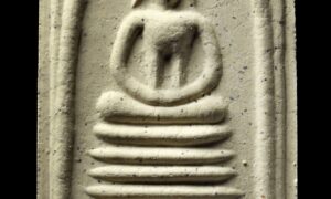 พระสมเด็จอกร่องเจ็ดชั้น หลวงพ่อตี๋ วัดหูช้าง นนทบุรี ผงพุทธคุณ บล็อกด้านหน้าเป็นบล็อกเดิมของหลวงปู่กี๋ ของดีที่ไม่ควรมองข้าม พระครูสุวรรณโชติวุฒิ หรือ หลวงพ่อตี๋ เจ้าอาวาสวัดหูช้าง นนทบุรี นั้น ปัจจุบันท่านอายุ 75 ปีแล้ว ท่านเป็นศิษย์เอกทายาทพุทธาคมที่เหลืออยู่เพียงรูปเดียวและมีศักดิ์เป็นหลานของหลวงปู่กี๋ วัดหูช้าง หลวงพ่อตี๋ วัดหูช้างท่านเป็นพระเกจิฯที่สืบทอดพุทธาคมสายวัดประดู่ทรงธรรมมาอย่างเข้มขลัง โดยเฉพาะการทำตะกรุด ปลัดขิกและเครื่องรางของขลังต่างๆ ท่านยังคงจารเอง รวมถึงวัสดุมวลสารต่างๆทุกขั้นตอนทำกันในวัด จึงทำให้วัตถุมงคลของท่านเข้มขลังและทรงคุณค่า วัตถุมงคลราคาไม่แพงเกินไปวัดจัดสร้างเอง และที่สำคัญไม่มีนายทุนมาสร้างให้วุ่นวาย รายได้จากการจำหน่ายวัตถุมงคล ทางวัดจะนำไปบูรณะถาวรวัตถุภายในวัดภายหลังจากประสบมหาอุทกภัยที่ผ่านมา และตอนนี้กำลังยกหอสวดมนต์และกุฎิสงฆ์ทั้งวัด ซื้อที่ดินเพิ่มเติม ถมดินเพื่อยกระดับพื้นให้สูงขึ้น ซึ่งต้องใช้ปัจจัยอีกเป็นจำนวนมาก