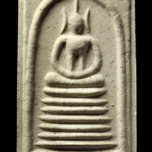 พระสมเด็จอกร่องเจ็ดชั้น หลวงพ่อตี๋ วัดหูช้าง นนทบุรี ผงพุทธคุณ บล็อกด้านหน้าเป็นบล็อกเดิมของหลวงปู่กี๋ ของดีที่ไม่ควรมองข้าม พระครูสุวรรณโชติวุฒิ หรือ หลวงพ่อตี๋ เจ้าอาวาสวัดหูช้าง นนทบุรี นั้น ปัจจุบันท่านอายุ 75 ปีแล้ว ท่านเป็นศิษย์เอกทายาทพุทธาคมที่เหลืออยู่เพียงรูปเดียวและมีศักดิ์เป็นหลานของหลวงปู่กี๋ วัดหูช้าง หลวงพ่อตี๋ วัดหูช้างท่านเป็นพระเกจิฯที่สืบทอดพุทธาคมสายวัดประดู่ทรงธรรมมาอย่างเข้มขลัง โดยเฉพาะการทำตะกรุด ปลัดขิกและเครื่องรางของขลังต่างๆ ท่านยังคงจารเอง รวมถึงวัสดุมวลสารต่างๆทุกขั้นตอนทำกันในวัด จึงทำให้วัตถุมงคลของท่านเข้มขลังและทรงคุณค่า วัตถุมงคลราคาไม่แพงเกินไปวัดจัดสร้างเอง และที่สำคัญไม่มีนายทุนมาสร้างให้วุ่นวาย รายได้จากการจำหน่ายวัตถุมงคล ทางวัดจะนำไปบูรณะถาวรวัตถุภายในวัดภายหลังจากประสบมหาอุทกภัยที่ผ่านมา และตอนนี้กำลังยกหอสวดมนต์และกุฎิสงฆ์ทั้งวัด ซื้อที่ดินเพิ่มเติม ถมดินเพื่อยกระดับพื้นให้สูงขึ้น ซึ่งต้องใช้ปัจจัยอีกเป็นจำนวนมาก