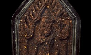 ขุนแผนหลวงปู่ผาด วัดบ้านกรวด รุ่น ฉลองกุฏิวัดตาอี (มหาเสน่ห์) เนื้อว่าน องค์นี้พิเศษด้านหลังใส่ตะกรุดสาริกาด้ายผูกมือ เกศา กระดาษพันบุหรี่ที่หลวงปู่สูบ นอกจากขุนแผนกรุวัดบ้านกร่าง ขุนแผนพรายกุมาร หลวงปู่ทิม วัดละหารไล่ อันลือลั่น ประสบการณ์มากมายแล้ว โดยส่วนตัวเองก็มีขุนแผนรุ่นนี้ ของหลวงปู่ผาด วัดบ้านกรวด ที่อัศจรรย์สุดยอดพุทธคุณด้าน มหาเมตตา-มหาเสน่ห์-มหานิยม ค้าขายดีมีทรัพย์รับโชค ได้อย่างชัดเจน แบบไม่ต้องไปเช่าหาขุนแผนราคาแพง แต่ใช้แทนกันได้ดีเรยทีเดียว ของดีที่ต้องมีไว้ใช้ ที่สำคัญเล่นง่าย เก็บได้ ราคา(ยัง)ไม่แพง ให้ทั่วประเทศรู้ว่าบ้านเรามีดี++ พระดีมีประสบการณ์ต่อเนื่อง ขุนแผนหลวงปู่ผาด ฐิติปัญโญ วัดบ้านกรวด จังหวัดบุรีรัมย์ จัดสร้างเนื่องจากฉลองกุฏิวัดตาอี ดำริให้สร้างจำนวน 2000 องค์ มีการทำลายบล็อกเรียบร้อย ดังขึ้นด้วยประสบการณ์ล้วนๆ พระดี ขุนแผนแห่งยุคนี้ในดินแดนอสานใต้ ข้อมูลได้จัดทำเป็นรายละเอียดทั้งหมดแล้วครับ ผ่านการคัดกรองจากพระอาจารย์ผู้จัดสร้าง มาให้ท่านลองศึกษาดูครับ ขุนแผนหลวงปู่ผาด วัดบ้านกรวด รุ่น ฉลองกุฏิวัดตาอี (มหาเสน่ห์) วัดบ้านกรวดปลุกเสก จัดสร้างน้อยเพียง 2000 องค์ เนื้อผงพุทธคุณล้วนๆ ว่าน108 ผงมะขามพันปี ผงไม้พยุง โป่งขาว เมืองบุรีรัมย์ โป่งดำ เมืองบึงกาฬ โป่งแดง เมืองกาฬสิน สีผึ้งอาจารย์หงุ่น วัดตาอี นิลดำหรือไหลดำจากภูควาย-วัวประเทศลาว ขมิ้นขาวปัดตลอด ไพลใจดำ งากระเด็น ดินสามประเทศ ผงธูปจากสถานศักดิ์ประเทศอินเดีย กิ่งต้นพระศรีมหาโพธิ์ คำหมากหลวงตามหาบัว วัดป่าบ้านตราด สูตรเจ็ดป่าช้า เกศาครูบาสายกรรมฐาน ผงเก่าหลวงพ่อเงินบางคลาน ผงเก่าร้อยปีของพระอาจารย์ฝั้น เพชรหน้าทั่ง ผงไม้ดำจากภูวัว ภูควาย สูตรดินเพียง มวลสารผงพุทธคุณหลวงพ่อทองคูน มวลสารและผงพุทธคุณหลวงพ่อทองทิพย์ จังหวัดบึงกาฬ และมวลสารหลักคือ ชานหมากของหลวงปู่ผาดผสมโลหิตหลวงปู่ผาด เส้นเกศา เล็บมือ เล็บเท้า หนวด ของหลวงปู่ผาด มวลสารพระพุทธชันตรี และข้าวเสกที่หลวงปู่ผาด ท่านเสกมาให้เพื่อสร้างขุนแผนนี้โดยเฉพาะ ถือเป็นสุดยอดมวลสารจริงๆ ขุนแผนหลวงปู่ผาด ขุนแผนรุ่นนี้จึงเป็น พระขุนแผนที่หลวงปู่ผาด ได้ตั้งใจดำริให้จัดสร้างขึ้น เพื่อสร้างกฏิให้แล้วเสร็จ และซ่อมแซมเสนาสนะในวัดบ้านตาอี และให้ลูกศิษย์มีของดีเป็นมงคลใว้ใช้ติดตัวกัน จำนวนการสร้าง 2000 องค์ ถือเป็นขุนแผนรุ่นสุดท้ายของท่าน ขุนแผนรุ่นนี้จบครบ พิมพ์ทรงสวยงาม ทั้งมวลสารเยี่ยม การทำลายบล็อค จำนวนชัดเจน เจตนาสร้างดี และการปลุกเสกถึง 2 ครั้ง(พิธีเหรียญหล่อมหาเศรษฐี) กับอีก 1 ไตรมาส และยังเข้มด้วยพุทธคุณของหลานหลวงพ่อศิษย์สายตรงผู้สืบทอดคำภีร์ใบลานอย่างรู้แจ้งและรู้จิง พระอาจารย์ หงุ่น ฉลพินโญฺ เจ้าอาวาสวัดตาอี ผู้ดำเนินการจัดสร้างอย่างดีสุด พุทธคุณแรงด้านมหาเสนห์ เมตตามหานิยม แบบต้องใช้ดูแล้วจะรู้เอง “หลวงปู่ผาด ฐิติปัญโญ” หรือ “พระครูวิบูลย์ปัญญาวัฒน์” เป็นพระเกจิอาจารย์ชื่อดังแห่งวัดบ้านกรวด จ.บุรีรัมย์ มีความเชี่ยวชาญวิทยาคมเป็นที่เลื่องลือ ได้รับการยกย่องว่า “เทพเจ้าแห่งบ้านกรวด” “นักบุญแห่งอีสานใต้” เป็นพระเกจิอาจารย์ระดับแนวหน้าอีกรูปของอีสานใต้ เกิดเมื่อวันที่ 3 พฤษภาคม 2452 ท่านได้ชื่อว่าเป็นพระปฎิบัติดี ตั้งมั่นอยู่ในสมณธรรม มีวัตรปฏิบัติดี ปฏิบัติชอบ เปี่ยมด้วยเมตตาธรรม ท่านละสังขาร มรณะภาพลงเมื่อช่วงเวลา 11.58 น.ของวันที่ 5 มกราคม 2558 ด้วยสิริอายุ 105 ปี 8 เดือน 2 วัน พรรษา 85 พรรษา นับเป็น 1 ใน 10 เกจิอาจารย์ที่อายุยืนที่สุดในประเทศไทย ประวัติวัดบ้านกรวด (วัดบ้านกรวด)…เป็นวัดเก่าแก่ประจำอำเภอบ้านกรวด ตั้งขึ้นในปลายราชการที่ 5 แห่งราชวงค์จักรีมีอายุนับถึงปัจจุบันไม่น้อยกว่า 120 ปี ได้รับพระราชทานวิสุงคามสีมาเมื่อวันที่ 10 เมษายน พุทธศํกราช 2469 มีพระพุทธรูปศิลาอันศักดิ์สิทธิ์เป็นประธานในพระอุโบสถ มีเจ้าอาวาสครองวัดติดต่อกันมานาน นับถึงปัจจุบัน 4 รูปด้วยกันเจ้าอาวาสปัจจุบันคือ พระครูวิบูลย์ปัญญาวัฒน์ หลวงปู่ผาด ฐิติปัญโญ ซึ่งได้บวชเรียนมาตั้งแต่อายุ 22 ปี เป็นต้นมาจนถึงปัจจุบัน 98 ปี นับพรรษาได้ 77 พรรษาเมื่อครั้งอดีตสมัยท่านเป็นพระหนุ่มๆ ท่านได้ออกจาริกแสวงบุญไปยังที่ต่างๆ เพื่อศึกษาหาความรู้ทั้งทางพระเวทย์ วิชาแผนโบรานต่างๆ ตามความเชื่อและความนิยมของชาวพื้นบ้าน ในสมัยนั้นได้ไปศึกษาเล่าเรียนเวชวิทยาคมที่จังหวัดอุดรมีชัยถึง 3 ปี (ในสมัยนั้นจังหวัดอุดรมีชัยยังเป็นส่วนหนึ่งของประเทศไทย) จากนั้นท่านได้จาริกไปศึกษาหาความรู้จากครูบาอาจารย์ต่างๆ แทบจะทุกภาคของไทยและประเทศใกล้เคียง เคยธุดงค์ไปศึกษาวิชาอาคมที่นครวัด ที่ประเทศเขมรเป็นเวลา 8 ปี จนมีความรู้เจนจบในไสยเวททุกแขนง แตกฉานในวิปัสสนากรรมฐานอย่างแจ่มแจ้ง ต่อมาเมื่อท่านอายุมากขึ้น ท่านได้รับถวายที่ดินจากชาวบ้าน จากนั้นท่านก็ได้บูรณะจากพื้นดินเปล่าจนเป็นวัดตาอี ให้เห็นเป็นรูปธรรมในปัจจุบันนี้ สืบต่อมาหลวงปู่หริ่ง เจ้าอาวาสวัดบ้านกรวดได้มรณภาพลง ชาวอำเภอบ้านกรวดจึงให้นิมนต์หลวงปู่ผาด มาเป็นเจ้าอาวาส แต่หลวงปู่ได้ปฎิเสธการเป็นเจ้าอาวาสวัดบ้านกรวดมาโดยตลอด แต่ในที่สุดท่านก็ทนความศรัทธาของญาติโยมไม่ไหวจึงต้องยอมรับเป็นเจ้าอาวาสวัดบ้านกรวด และดำรงอยู่มาจนถึงปัจจุบันในที่สุด หลวงปู่ผาดท่านได้พัฒนาวัดสาขาของท่านถึง 4 แห่ง ก็คือ วัดตาอี,วัดบ้านประสาท,วัดบึงเก่าและวัดบ้านกรวด เป็นรูปเป็นร่างมาจนถึงปัจจุบัน หลวงปู่ผาดท่านเป็นพระที่รักสันโดษ ไม่ยึดติดในลาภยศสรรเสริญ ท่านได้ปฎิเสธในการสร้างวัตถุมงคลมาโดยตลอด แต่ในไตรมาสปี 2551 ท่านได้อนุญาตให้จัดสร้างวัตถุมงคล ที่ออกมาในนามวัดบ้านกรวด เพื่อนำปัจจัยไปสร้างโรงครัว หลวงพ่อผาดท่านได้ออกวัตถุมงคลมาน้อยมาก ดังนั้นคนที่มีอยู่ต่างหวงแหนไม่ค่อยหลุดออกมาให้เห็น ทำให้วัตถุมงคลของท่านรุ่นเก่าๆ ของท่านก็หายากขึ้นเป็นเงาตามตัว ด้วยหลวงปู่ผาดท่านเป็นพระปฏิบัติดีปฏิบัติชอบ เป็นเนื้อนาบุญของพระพุทธศาสนา โดยแท้ทุกลมหายใจเข้าออกกำหนดจิตด้วยกรรมฐานมีสติอยู่เสมอ วัตถุมงคลที่ผ่านการอธิษฐานจิตจากท่านจึงทรงความศักดิ์สิทธิ์ ทั้งบุญฤทธิ์และอิทธิฤทธิ์ ดุจมีแก้วสารพัดนึก ใครมีโอกาสได้ครอบครองให้เก็บไว้บูชาดีๆ เพราะท่านเคยพูดกับลูกศิษย์บ่อยๆว่าง “อีกหน่อยพระของเราจะเป็นเพชร”จากอมตะวาจาของหลวงปู่อนาคตจึงต้องไม่ต้องพูด เป็นที่ทราบกันดีว่า หลวงปู่ท่าน “วาจาสิทธิ์”เป็นยิ่งนัก เอาเป็นว่าอนาคตอันใกล้คงได้เห็นอย่างแน่นอน เดียวนี้ไม่ต้องรอนานเหมือนอดีต “ของดี”มีประสบการณ์ประเดี่ยวก็มีคนถามหากันเอง หลวงปู่ผาด ท่านเป็นพระเจ้าแท้ที่กราบไหว้ได้สนิทใจ พระภิกษุอย่างหลวงปู่ผาด บารมีของท่านสูงเป็นอย่างยิ่ง กิตติคุณความเป็นผู้ทรงวิทยาคม แม้แต่ นักบุญแห่งภาคอีสานเจ้าตำรับ “ กู-มึง ” ขนานแท้ อย่าง หลวงพ่อคูณ ยังกล่าวยกย่องเชิดชูกับคณะศรัทธาจากอำเภอบ้านกรวด ที่ได้เดินทางไปกราบนมัสการท่านที่วัด เมื่อท่านสอบถาม รู้ความว่าเดินทางมาจากอำเภอบ้านกรวด ท่านถึงออกปากพูดว่า “มึงจะมากราบมาเอาของกูทำไม มึงไปไหว้หลวงพ่อใหญ่ วัดบ้านกรวดโน่น ของท่านศักดิ์สิทธิ์กว่าของกูตั้งเยอะ พวกมึงไม่จำเป็นมาใช้ของกูเลย ของดีอยู่กับท่านยังไม่รู้ค่าอีก” สำหรับประโยคคำพูดจากปากยอดพระเกจิอาจารย์ที่ประชาชนเคารพกราบไหว้ทั้งประเทศยืนยัน คุณวิเศษในองค์หลวงปู่ผาดได้อย่างดี ซึ่งที่มาเริ่มศึกษาและสะสมหลวงปู่ผาด นอกจากเป็นพระเกจิอาจารย์ทรงคุณของเมืองบุรีรัมย์แล้ว ก็เนื่องจากศรัทธาในหลวงปู่ทิม วัดละหารไร่มาก่อน และได้ทราบว่านอกจากหลวงปู่ทิมแล้ว ก็มีหลวงปู่ผาด วัดบ้านกรวดนี่เอง ที่อาจารย์ชินพรนับถือเป็นอย่างมากเสมือนหลวงปู่ทิมเลยทีเดียว คุณชินพรไปสัมผัสพระเกจิมาเยอะแต่จะไม่นำพระเครื่อง วัตถุมงคลโดยเฉพาะรูปหลวงปู่ทิม ให้ใครเสกง่ายๆ หลวงปู่ผาด วัดบ้านกรวด เป็นพระที่ไปสัมผัสมาแล้วยอมรับนับถือ แม้แต่ หลวงปู่ธรรมรังษี ท่านยังยกย่อง กระดาษยันต์สารพัดกัน รุ่นมหาปราบ ปี ๒๕๔๖ ซึ่งมีประสบการณ์เยอะ ช่วยให้รอดจากน้ำป่าทะลักท่วมบ้าน โดยกระดาษยันต์ รุ่นนี้ผมนำไปขอให้หลวงปู่ผาด ปลุกเสก แล้วได้ไปกราบหลวงปู่ธรรมรังษี จึงขอให้ท่านเสกให้อีกท่าน แต่ท่านปฏิเสธ บอก “เขาทำไว้ดีแล้วเต็มหมดแล้ว” จนต้องบอกว่า ได้ทำรูปหลวงปู่ธรรมรังษีต่างหากมาด้วย ท่านจึงยอม เจริญมนต์ พรมน้ำพุทธมนต์ให้ …คุณชินพรรู้จักหลวงปู่ผาด ท่านนานแล้ว นำพระเครื่องไปขอให้ปลุกเสกเรื่อยมานับตั้งแต่ วัตถุมงคลชุดชินบัญชร รุ่นมหาปราบ ปี ๒๕๔๖ ,ขุนแผนสากหัก ,และทุกรุ่นนับจากนั้น และต่างก็มีประสบการณ์ และมีคนศรัทธาแสวงหามากมาย อานุภาพแรงกล้า ” เมตตามหานิยม “… กาลเวลาที่ผ่านมานาน มีผู้ประสบกับความสักดิ์สิทธิ์ความขลัง ของพระเครื่องพิมพ์บ้านกร่างมาบอก เล่าเก้าสิบกันถึงเรื่องเสน่ห์ มีพุทธคุณทางเมตตามหานิยมมีความขลังทางการเข้าหาผู้หลักผู้ใหญ่ การค้าขายดี มีจิตใจกันเอง แม้จะเป็นคนที่ไม่ชอบขี้หน้ากันมาแต่ก่อนก็มีความเข้าใจกันดีขึ้นไม่โกรธ เกลียดกัน… …มาวิเคราะห์ถึงพระเครื่องที่มีชื่อว่า ” พระขุนแผน ” กันบ้าง การจัดสร้างพระเครื่องนี้ ผู้เขียนคิดว่าในครั้งเก่าก่อนนั้นเกจิอาจารย์จะต้องกำหนดชื่อเอาไว้อย่าง แน่นอน แล้วต้องเป็นชื่อที่ดี เหมาะสมและเป็นสิริมงคล แต่เราท่านในยุคสมัยนี้ไม่ทราบเพราะไม่มีหลักฐานปรากฏก็เลยมาตั้งชื่อเอาเอง ทีหลัง ตั้งเอาตอนได้มองเห็นองค์พระเครื่องเล็กๆนี้แล้วซึ่งในช่วงเวลานั้นก็ยังไม่ แน่นอนอะไร ก็เรียกกันไปว่า “พระพิมพ์บ้านกร่าง” หรือ “พระพิมพ์ซุ้มเรือนแก้วบ้านกร่าง” ว่ากันไปตามที่มองเห็นรูปลักษณ์ขององค์พระเครื่องพิมพ์นี้ …เพระ พุทธคุณที่มีอยู่ในองค์พระเครื่องพิมพ์นี้จากบ้านกร่างหรือวัดบ้านกร่าง เป็นไปในทาง เมตตามหานิยม มีเสน่ห์ ไม่มีใครเกลียด มีแต่ผูกไมตรีกับใครๆก็ได้นั่นเอง พูดจากับใครก็ได้ผลดี ค้าขายอะไรก็ง่าย คล่องตัวไปหมด “พระขุนแผน” เลยมีความหมายเป็นพระเครื่องที่มีพทธคุณทางเสน่ห์ มหาเสน่ห์ สิริมงคล เมตตามหานิยมชั้นสูงเป็นลำดับแรก ตามมาด้วยพุทธคุณอื่นๆอีก เป็นต้นว่าแคล้วคลาด อยู่ยงคงกระพันชาตรี และอื่นๆในทางที่ดีงามทั้งหลาย อยู่เย็นเป็นสุข ประสบโชคชัยสวัสดีเสมอ แต่เรื่องเมตตามหานิยม เสน่ห์ ที่มีอยู่นั้นดูเหมือนสร้างความตื่นเต้นให้กับบรรดาหนุ่มๆและไม่หนุ่มทั้ง หลายกันมาก พูดกันไม่รู้จักหยุดหย่อน ใครๆในวงการพระเครื่องมองเห็นพระเครื่องแบบพิมพ์นี้จากวัดบ้านกร่าง เมืองสุพรรณบุรี แล้วก็นึกถึงเรื่องนี้ก่อนทันที ” พระขุนแผนบ้านกร่าง ” ชื่อเลยติดริมฝีปากกันมากระทั่งทุกวันนี้ เมื่อเห็นรูปลักษณ์ของพระเครื่องพิมพ์คล้ายๆกัน มีพุทธคุณที่เป็นแบบเดียวกัน เลยกลายเป็น “พระขุนแผนไข่ผ่าซีก” และ “พระขุนแผนเคลือบ” กันไป รวมพระขุนแผนอื่นๆอีก “เมื่อเราคิดถึงท่าน ท่านก็จะมาอยู่ในใจเรา เมื่อใดที่เรามีทุกข์ร้อนใจ เพียงระลึกถึงคำสอนของท่าน ท่านก็จะมาอยู่ข้างเรา…..”