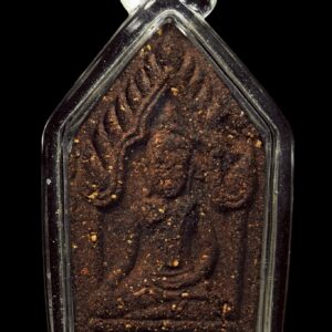 ขุนแผนหลวงปู่ผาด วัดบ้านกรวด รุ่น ฉลองกุฏิวัดตาอี (มหาเสน่ห์) เนื้อว่าน องค์นี้พิเศษด้านหลังใส่ตะกรุดสาริกาด้ายผูกมือ เกศา กระดาษพันบุหรี่ที่หลวงปู่สูบ นอกจากขุนแผนกรุวัดบ้านกร่าง ขุนแผนพรายกุมาร หลวงปู่ทิม วัดละหารไล่ อันลือลั่น ประสบการณ์มากมายแล้ว โดยส่วนตัวเองก็มีขุนแผนรุ่นนี้ ของหลวงปู่ผาด วัดบ้านกรวด ที่อัศจรรย์สุดยอดพุทธคุณด้าน มหาเมตตา-มหาเสน่ห์-มหานิยม ค้าขายดีมีทรัพย์รับโชค ได้อย่างชัดเจน แบบไม่ต้องไปเช่าหาขุนแผนราคาแพง แต่ใช้แทนกันได้ดีเรยทีเดียว ของดีที่ต้องมีไว้ใช้ ที่สำคัญเล่นง่าย เก็บได้ ราคา(ยัง)ไม่แพง ให้ทั่วประเทศรู้ว่าบ้านเรามีดี++ พระดีมีประสบการณ์ต่อเนื่อง ขุนแผนหลวงปู่ผาด ฐิติปัญโญ วัดบ้านกรวด จังหวัดบุรีรัมย์ จัดสร้างเนื่องจากฉลองกุฏิวัดตาอี ดำริให้สร้างจำนวน 2000 องค์ มีการทำลายบล็อกเรียบร้อย ดังขึ้นด้วยประสบการณ์ล้วนๆ พระดี ขุนแผนแห่งยุคนี้ในดินแดนอสานใต้ ข้อมูลได้จัดทำเป็นรายละเอียดทั้งหมดแล้วครับ ผ่านการคัดกรองจากพระอาจารย์ผู้จัดสร้าง มาให้ท่านลองศึกษาดูครับ ขุนแผนหลวงปู่ผาด วัดบ้านกรวด รุ่น ฉลองกุฏิวัดตาอี (มหาเสน่ห์) วัดบ้านกรวดปลุกเสก จัดสร้างน้อยเพียง 2000 องค์ เนื้อผงพุทธคุณล้วนๆ ว่าน108 ผงมะขามพันปี ผงไม้พยุง โป่งขาว เมืองบุรีรัมย์ โป่งดำ เมืองบึงกาฬ โป่งแดง เมืองกาฬสิน สีผึ้งอาจารย์หงุ่น วัดตาอี นิลดำหรือไหลดำจากภูควาย-วัวประเทศลาว ขมิ้นขาวปัดตลอด ไพลใจดำ งากระเด็น ดินสามประเทศ ผงธูปจากสถานศักดิ์ประเทศอินเดีย กิ่งต้นพระศรีมหาโพธิ์ คำหมากหลวงตามหาบัว วัดป่าบ้านตราด สูตรเจ็ดป่าช้า เกศาครูบาสายกรรมฐาน ผงเก่าหลวงพ่อเงินบางคลาน ผงเก่าร้อยปีของพระอาจารย์ฝั้น เพชรหน้าทั่ง ผงไม้ดำจากภูวัว ภูควาย สูตรดินเพียง มวลสารผงพุทธคุณหลวงพ่อทองคูน มวลสารและผงพุทธคุณหลวงพ่อทองทิพย์ จังหวัดบึงกาฬ และมวลสารหลักคือ ชานหมากของหลวงปู่ผาดผสมโลหิตหลวงปู่ผาด เส้นเกศา เล็บมือ เล็บเท้า หนวด ของหลวงปู่ผาด มวลสารพระพุทธชันตรี และข้าวเสกที่หลวงปู่ผาด ท่านเสกมาให้เพื่อสร้างขุนแผนนี้โดยเฉพาะ ถือเป็นสุดยอดมวลสารจริงๆ ขุนแผนหลวงปู่ผาด ขุนแผนรุ่นนี้จึงเป็น พระขุนแผนที่หลวงปู่ผาด ได้ตั้งใจดำริให้จัดสร้างขึ้น เพื่อสร้างกฏิให้แล้วเสร็จ และซ่อมแซมเสนาสนะในวัดบ้านตาอี และให้ลูกศิษย์มีของดีเป็นมงคลใว้ใช้ติดตัวกัน จำนวนการสร้าง 2000 องค์ ถือเป็นขุนแผนรุ่นสุดท้ายของท่าน ขุนแผนรุ่นนี้จบครบ พิมพ์ทรงสวยงาม ทั้งมวลสารเยี่ยม การทำลายบล็อค จำนวนชัดเจน เจตนาสร้างดี และการปลุกเสกถึง 2 ครั้ง(พิธีเหรียญหล่อมหาเศรษฐี) กับอีก 1 ไตรมาส และยังเข้มด้วยพุทธคุณของหลานหลวงพ่อศิษย์สายตรงผู้สืบทอดคำภีร์ใบลานอย่างรู้แจ้งและรู้จิง พระอาจารย์ หงุ่น ฉลพินโญฺ เจ้าอาวาสวัดตาอี ผู้ดำเนินการจัดสร้างอย่างดีสุด พุทธคุณแรงด้านมหาเสนห์ เมตตามหานิยม แบบต้องใช้ดูแล้วจะรู้เอง “หลวงปู่ผาด ฐิติปัญโญ” หรือ “พระครูวิบูลย์ปัญญาวัฒน์” เป็นพระเกจิอาจารย์ชื่อดังแห่งวัดบ้านกรวด จ.บุรีรัมย์ มีความเชี่ยวชาญวิทยาคมเป็นที่เลื่องลือ ได้รับการยกย่องว่า “เทพเจ้าแห่งบ้านกรวด” “นักบุญแห่งอีสานใต้” เป็นพระเกจิอาจารย์ระดับแนวหน้าอีกรูปของอีสานใต้ เกิดเมื่อวันที่ 3 พฤษภาคม 2452 ท่านได้ชื่อว่าเป็นพระปฎิบัติดี ตั้งมั่นอยู่ในสมณธรรม มีวัตรปฏิบัติดี ปฏิบัติชอบ เปี่ยมด้วยเมตตาธรรม ท่านละสังขาร มรณะภาพลงเมื่อช่วงเวลา 11.58 น.ของวันที่ 5 มกราคม 2558 ด้วยสิริอายุ 105 ปี 8 เดือน 2 วัน พรรษา 85 พรรษา นับเป็น 1 ใน 10 เกจิอาจารย์ที่อายุยืนที่สุดในประเทศไทย ประวัติวัดบ้านกรวด (วัดบ้านกรวด)…เป็นวัดเก่าแก่ประจำอำเภอบ้านกรวด ตั้งขึ้นในปลายราชการที่ 5 แห่งราชวงค์จักรีมีอายุนับถึงปัจจุบันไม่น้อยกว่า 120 ปี ได้รับพระราชทานวิสุงคามสีมาเมื่อวันที่ 10 เมษายน พุทธศํกราช 2469 มีพระพุทธรูปศิลาอันศักดิ์สิทธิ์เป็นประธานในพระอุโบสถ มีเจ้าอาวาสครองวัดติดต่อกันมานาน นับถึงปัจจุบัน 4 รูปด้วยกันเจ้าอาวาสปัจจุบันคือ พระครูวิบูลย์ปัญญาวัฒน์ หลวงปู่ผาด ฐิติปัญโญ ซึ่งได้บวชเรียนมาตั้งแต่อายุ 22 ปี เป็นต้นมาจนถึงปัจจุบัน 98 ปี นับพรรษาได้ 77 พรรษาเมื่อครั้งอดีตสมัยท่านเป็นพระหนุ่มๆ ท่านได้ออกจาริกแสวงบุญไปยังที่ต่างๆ เพื่อศึกษาหาความรู้ทั้งทางพระเวทย์ วิชาแผนโบรานต่างๆ ตามความเชื่อและความนิยมของชาวพื้นบ้าน ในสมัยนั้นได้ไปศึกษาเล่าเรียนเวชวิทยาคมที่จังหวัดอุดรมีชัยถึง 3 ปี (ในสมัยนั้นจังหวัดอุดรมีชัยยังเป็นส่วนหนึ่งของประเทศไทย) จากนั้นท่านได้จาริกไปศึกษาหาความรู้จากครูบาอาจารย์ต่างๆ แทบจะทุกภาคของไทยและประเทศใกล้เคียง เคยธุดงค์ไปศึกษาวิชาอาคมที่นครวัด ที่ประเทศเขมรเป็นเวลา 8 ปี จนมีความรู้เจนจบในไสยเวททุกแขนง แตกฉานในวิปัสสนากรรมฐานอย่างแจ่มแจ้ง ต่อมาเมื่อท่านอายุมากขึ้น ท่านได้รับถวายที่ดินจากชาวบ้าน จากนั้นท่านก็ได้บูรณะจากพื้นดินเปล่าจนเป็นวัดตาอี ให้เห็นเป็นรูปธรรมในปัจจุบันนี้ สืบต่อมาหลวงปู่หริ่ง เจ้าอาวาสวัดบ้านกรวดได้มรณภาพลง ชาวอำเภอบ้านกรวดจึงให้นิมนต์หลวงปู่ผาด มาเป็นเจ้าอาวาส แต่หลวงปู่ได้ปฎิเสธการเป็นเจ้าอาวาสวัดบ้านกรวดมาโดยตลอด แต่ในที่สุดท่านก็ทนความศรัทธาของญาติโยมไม่ไหวจึงต้องยอมรับเป็นเจ้าอาวาสวัดบ้านกรวด และดำรงอยู่มาจนถึงปัจจุบันในที่สุด หลวงปู่ผาดท่านได้พัฒนาวัดสาขาของท่านถึง 4 แห่ง ก็คือ วัดตาอี,วัดบ้านประสาท,วัดบึงเก่าและวัดบ้านกรวด เป็นรูปเป็นร่างมาจนถึงปัจจุบัน หลวงปู่ผาดท่านเป็นพระที่รักสันโดษ ไม่ยึดติดในลาภยศสรรเสริญ ท่านได้ปฎิเสธในการสร้างวัตถุมงคลมาโดยตลอด แต่ในไตรมาสปี 2551 ท่านได้อนุญาตให้จัดสร้างวัตถุมงคล ที่ออกมาในนามวัดบ้านกรวด เพื่อนำปัจจัยไปสร้างโรงครัว หลวงพ่อผาดท่านได้ออกวัตถุมงคลมาน้อยมาก ดังนั้นคนที่มีอยู่ต่างหวงแหนไม่ค่อยหลุดออกมาให้เห็น ทำให้วัตถุมงคลของท่านรุ่นเก่าๆ ของท่านก็หายากขึ้นเป็นเงาตามตัว ด้วยหลวงปู่ผาดท่านเป็นพระปฏิบัติดีปฏิบัติชอบ เป็นเนื้อนาบุญของพระพุทธศาสนา โดยแท้ทุกลมหายใจเข้าออกกำหนดจิตด้วยกรรมฐานมีสติอยู่เสมอ วัตถุมงคลที่ผ่านการอธิษฐานจิตจากท่านจึงทรงความศักดิ์สิทธิ์ ทั้งบุญฤทธิ์และอิทธิฤทธิ์ ดุจมีแก้วสารพัดนึก ใครมีโอกาสได้ครอบครองให้เก็บไว้บูชาดีๆ เพราะท่านเคยพูดกับลูกศิษย์บ่อยๆว่าง “อีกหน่อยพระของเราจะเป็นเพชร”จากอมตะวาจาของหลวงปู่อนาคตจึงต้องไม่ต้องพูด เป็นที่ทราบกันดีว่า หลวงปู่ท่าน “วาจาสิทธิ์”เป็นยิ่งนัก เอาเป็นว่าอนาคตอันใกล้คงได้เห็นอย่างแน่นอน เดียวนี้ไม่ต้องรอนานเหมือนอดีต “ของดี”มีประสบการณ์ประเดี่ยวก็มีคนถามหากันเอง หลวงปู่ผาด ท่านเป็นพระเจ้าแท้ที่กราบไหว้ได้สนิทใจ พระภิกษุอย่างหลวงปู่ผาด บารมีของท่านสูงเป็นอย่างยิ่ง กิตติคุณความเป็นผู้ทรงวิทยาคม แม้แต่ นักบุญแห่งภาคอีสานเจ้าตำรับ “ กู-มึง ” ขนานแท้ อย่าง หลวงพ่อคูณ ยังกล่าวยกย่องเชิดชูกับคณะศรัทธาจากอำเภอบ้านกรวด ที่ได้เดินทางไปกราบนมัสการท่านที่วัด เมื่อท่านสอบถาม รู้ความว่าเดินทางมาจากอำเภอบ้านกรวด ท่านถึงออกปากพูดว่า “มึงจะมากราบมาเอาของกูทำไม มึงไปไหว้หลวงพ่อใหญ่ วัดบ้านกรวดโน่น ของท่านศักดิ์สิทธิ์กว่าของกูตั้งเยอะ พวกมึงไม่จำเป็นมาใช้ของกูเลย ของดีอยู่กับท่านยังไม่รู้ค่าอีก” สำหรับประโยคคำพูดจากปากยอดพระเกจิอาจารย์ที่ประชาชนเคารพกราบไหว้ทั้งประเทศยืนยัน คุณวิเศษในองค์หลวงปู่ผาดได้อย่างดี ซึ่งที่มาเริ่มศึกษาและสะสมหลวงปู่ผาด นอกจากเป็นพระเกจิอาจารย์ทรงคุณของเมืองบุรีรัมย์แล้ว ก็เนื่องจากศรัทธาในหลวงปู่ทิม วัดละหารไร่มาก่อน และได้ทราบว่านอกจากหลวงปู่ทิมแล้ว ก็มีหลวงปู่ผาด วัดบ้านกรวดนี่เอง ที่อาจารย์ชินพรนับถือเป็นอย่างมากเสมือนหลวงปู่ทิมเลยทีเดียว คุณชินพรไปสัมผัสพระเกจิมาเยอะแต่จะไม่นำพระเครื่อง วัตถุมงคลโดยเฉพาะรูปหลวงปู่ทิม ให้ใครเสกง่ายๆ หลวงปู่ผาด วัดบ้านกรวด เป็นพระที่ไปสัมผัสมาแล้วยอมรับนับถือ แม้แต่ หลวงปู่ธรรมรังษี ท่านยังยกย่อง กระดาษยันต์สารพัดกัน รุ่นมหาปราบ ปี ๒๕๔๖ ซึ่งมีประสบการณ์เยอะ ช่วยให้รอดจากน้ำป่าทะลักท่วมบ้าน โดยกระดาษยันต์ รุ่นนี้ผมนำไปขอให้หลวงปู่ผาด ปลุกเสก แล้วได้ไปกราบหลวงปู่ธรรมรังษี จึงขอให้ท่านเสกให้อีกท่าน แต่ท่านปฏิเสธ บอก “เขาทำไว้ดีแล้วเต็มหมดแล้ว” จนต้องบอกว่า ได้ทำรูปหลวงปู่ธรรมรังษีต่างหากมาด้วย ท่านจึงยอม เจริญมนต์ พรมน้ำพุทธมนต์ให้ …คุณชินพรรู้จักหลวงปู่ผาด ท่านนานแล้ว นำพระเครื่องไปขอให้ปลุกเสกเรื่อยมานับตั้งแต่ วัตถุมงคลชุดชินบัญชร รุ่นมหาปราบ ปี ๒๕๔๖ ,ขุนแผนสากหัก ,และทุกรุ่นนับจากนั้น และต่างก็มีประสบการณ์ และมีคนศรัทธาแสวงหามากมาย อานุภาพแรงกล้า ” เมตตามหานิยม “… กาลเวลาที่ผ่านมานาน มีผู้ประสบกับความสักดิ์สิทธิ์ความขลัง ของพระเครื่องพิมพ์บ้านกร่างมาบอก เล่าเก้าสิบกันถึงเรื่องเสน่ห์ มีพุทธคุณทางเมตตามหานิยมมีความขลังทางการเข้าหาผู้หลักผู้ใหญ่ การค้าขายดี มีจิตใจกันเอง แม้จะเป็นคนที่ไม่ชอบขี้หน้ากันมาแต่ก่อนก็มีความเข้าใจกันดีขึ้นไม่โกรธ เกลียดกัน… …มาวิเคราะห์ถึงพระเครื่องที่มีชื่อว่า ” พระขุนแผน ” กันบ้าง การจัดสร้างพระเครื่องนี้ ผู้เขียนคิดว่าในครั้งเก่าก่อนนั้นเกจิอาจารย์จะต้องกำหนดชื่อเอาไว้อย่าง แน่นอน แล้วต้องเป็นชื่อที่ดี เหมาะสมและเป็นสิริมงคล แต่เราท่านในยุคสมัยนี้ไม่ทราบเพราะไม่มีหลักฐานปรากฏก็เลยมาตั้งชื่อเอาเอง ทีหลัง ตั้งเอาตอนได้มองเห็นองค์พระเครื่องเล็กๆนี้แล้วซึ่งในช่วงเวลานั้นก็ยังไม่ แน่นอนอะไร ก็เรียกกันไปว่า “พระพิมพ์บ้านกร่าง” หรือ “พระพิมพ์ซุ้มเรือนแก้วบ้านกร่าง” ว่ากันไปตามที่มองเห็นรูปลักษณ์ขององค์พระเครื่องพิมพ์นี้ …เพระ พุทธคุณที่มีอยู่ในองค์พระเครื่องพิมพ์นี้จากบ้านกร่างหรือวัดบ้านกร่าง เป็นไปในทาง เมตตามหานิยม มีเสน่ห์ ไม่มีใครเกลียด มีแต่ผูกไมตรีกับใครๆก็ได้นั่นเอง พูดจากับใครก็ได้ผลดี ค้าขายอะไรก็ง่าย คล่องตัวไปหมด “พระขุนแผน” เลยมีความหมายเป็นพระเครื่องที่มีพทธคุณทางเสน่ห์ มหาเสน่ห์ สิริมงคล เมตตามหานิยมชั้นสูงเป็นลำดับแรก ตามมาด้วยพุทธคุณอื่นๆอีก เป็นต้นว่าแคล้วคลาด อยู่ยงคงกระพันชาตรี และอื่นๆในทางที่ดีงามทั้งหลาย อยู่เย็นเป็นสุข ประสบโชคชัยสวัสดีเสมอ แต่เรื่องเมตตามหานิยม เสน่ห์ ที่มีอยู่นั้นดูเหมือนสร้างความตื่นเต้นให้กับบรรดาหนุ่มๆและไม่หนุ่มทั้ง หลายกันมาก พูดกันไม่รู้จักหยุดหย่อน ใครๆในวงการพระเครื่องมองเห็นพระเครื่องแบบพิมพ์นี้จากวัดบ้านกร่าง เมืองสุพรรณบุรี แล้วก็นึกถึงเรื่องนี้ก่อนทันที ” พระขุนแผนบ้านกร่าง ” ชื่อเลยติดริมฝีปากกันมากระทั่งทุกวันนี้ เมื่อเห็นรูปลักษณ์ของพระเครื่องพิมพ์คล้ายๆกัน มีพุทธคุณที่เป็นแบบเดียวกัน เลยกลายเป็น “พระขุนแผนไข่ผ่าซีก” และ “พระขุนแผนเคลือบ” กันไป รวมพระขุนแผนอื่นๆอีก “เมื่อเราคิดถึงท่าน ท่านก็จะมาอยู่ในใจเรา เมื่อใดที่เรามีทุกข์ร้อนใจ เพียงระลึกถึงคำสอนของท่าน ท่านก็จะมาอยู่ข้างเรา…..”