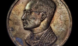 เหรียญคุ้มเกล้า เนื้อนวโลหะ ปี 2522 สวยเข้ม มวลสารยอด! เหรียญมหามงคล " คุ้มเกล้า " มีลักษณะทรงกลม ขนาดเส้นผ่านศูนย์กลางประมาณ 2.6 ซ.ม. จัดสร้าง 3 เนื้อ คือ เนื้อทองคำ เนื้อเงิน และเนื้อนวโลหะ ด้านหน้า พระบรมรูปพระบาทสมเด็จพระเจ้าอยู่หัว รัชกาลที่ ๙ ด้านหลังเป็นพระปรมาภิไธยย่อ "ภ.ป.ร." วัตถุประสงค์ในการสร้างเพื่อนำเงินรายได้สร้างอาคารโรงพยาบาลภูมิพล พระบาทสมเด็จพระเจ้าอยู่หัวฯ ทรงพระกรุณาโปรดเกล้าฯ พระราชทานพระบรมราชานุญาตให้สร้างเหรียญพระบรมรูป และอัญเชิญพระปรมาภิไธยย่อ ภ.ป.ร. ประทับไว้ด้านหลังเหรียญ โดยโปรดเกล้าฯให้ช่างในพระองค์เป็นผู้ปั้นแบบ สมเด็จพระอริยวงศาคตญาณ สมเด็จพระสังฆราช สกลมหาสังฆปรินายก ทรงรับเป็นองค์ประธานอุปถัมภ์ในการดำเนินงานฝ่ายบรรพชิต ประกอบพิธีการลงอักขระแผ่นทองนาก เงิน แผ่นยันต์อักขระที่ใช้สร้าง ได้จัดพิธีลงอักขระ ณ. วัดราชบพิธ โดยสมเด็จพระอริยวงศาคตญาณ สมเด็จพระสังฆราช ทรงเป็นองค์ประธานพร้อมด้วย สมเด็จพระราชาคณะและพระเถระผู้ใหญ่รวม ๖๐ รูป ทำพิธีลงอักขระแผ่น ทอง นาก เงิน เป็นปฐมฤกษ์ หลังจากนั้นได้นำแผ่น ทอง นาก เงิน ไปให้พระเถราจารย์ผู้ทรงคุณวุฒิทั่วประเทศ จารึกอักขระจนครบ ๑,๒๕๐ รูป... นับว่าเป็นพิธีที่มีการลงแผ่นทองมากที่สุดในประเทศไทยก็ว่าได้ พระเกจิอาจารย์ที่สำคัญทั้งหมดในประเทศไทยขณะลงแผ่นทองมาทั้งหมด ประกอบพิธีพุทธาภิเษก พิธีปลุกเสกหมู่ใหญ่สนามหลวง ๔ วัน ๔ คืน โดยโยงสายสิญจน์จากพระอุโบสถวัดพระศรีรัตนศาสดารามมายังปะรำพิธี ณ.ท้องสนามหลวง นิมนต์พระเถรานุเถระผู้ทรงคุณ เกจิอาจารย์ดัง ๑๐๘ รูป จากทั่วประเทศผลัดเปลี่ยนกันนั่งปรกปลุกเสกตลอดรวม ๔คืน โดยในวันแรกของพิธี พระบาทสมเด็จพระเจ้าอยู่หัว(ร.๙) ทรงเสด็จจุดไฟพระฤกษ์ ณ.พระอุโบสถวัดพระศรีรัตนศาสดาราม มอบให้พลอากาศเอก ประพันธ์ ธูปเตมีย์ ผู้บัญชาการทหารอากาศอัญเชิญเข้าขบวนแห่มายังปะรำพิธี จากนั้นในเวลา ๑๙.๑๙ น. สมเด็จพระอริยวงศาคตญาณ สมเด็จพระสังฆราชฯ ได้เสด็จมาจุดเทียนชัยจากไฟพระฤกษ์ เริ่มพิธีพุทธาภิเษกจนถึงรุ่งอรุณของวันที่ ๔ จึงได้อัญเชิญสมเด็จพระญาณสังวร ดับเทียนชัยเป็นอันเสร็จสิ้นพิธีพุทธาภิเษก นับเป็นพิธีพุทธาภิเษกที่ยิ่งใหญ่เป็นประวัติการณ์ คณาจารย์ที่ร่วมพิธีในคราวนี้ อาทิ เช่น หลวงปู่แหวน วัดดอยแม่ปั๋ง , หลวงพ่อเกษม เขมโก ลำปาง , หลวงปู่ดุลย์ วัดบูรพา สุรินทร์ , หลวงพ่อสิม วัดถ้ำผาปล่อง , หลวงพ่อบุญมี วัดท่าสะต๋อย , ครูบาพรหมจักร วัดพระพุทธบาทตากผ้า , หลวงพ่อคำแสน วัดถ้ำผาเงา , หลวงพ่อฮวด วัดหัวถนนใต้ , หลวงพ่อเปรื่อง วัดบางคลาน , หลวงพ่อหลุย วัดเจติยาวิหาร , หลวงพ่อพวง วัดศรีธรรมาราม ยโสธร , หลวงพ่อคูณ วัดบ้านไร่ , หลวงพ่อพุธ วัดป่าสาลวัน , หลวงปู่สาม วัดป่าไตรวิเวก , หลวงพ่อแพ วัดพิกุลทอง , หลวงพ่อโอด วัดจันเสน , หลวงพ่อพุฒ วัดมณีสถิตย์ อุทัยธานี และอีกมากมายคณานับได้รวม 1,121 องค์