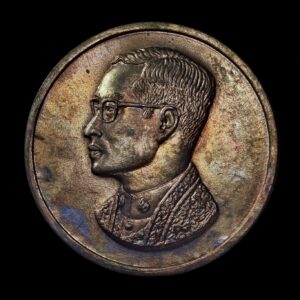 เหรียญคุ้มเกล้า เนื้อนวโลหะ ปี 2522 สวยเข้ม มวลสารยอด! เหรียญมหามงคล " คุ้มเกล้า " มีลักษณะทรงกลม ขนาดเส้นผ่านศูนย์กลางประมาณ 2.6 ซ.ม. จัดสร้าง 3 เนื้อ คือ เนื้อทองคำ เนื้อเงิน และเนื้อนวโลหะ ด้านหน้า พระบรมรูปพระบาทสมเด็จพระเจ้าอยู่หัว รัชกาลที่ ๙ ด้านหลังเป็นพระปรมาภิไธยย่อ "ภ.ป.ร." วัตถุประสงค์ในการสร้างเพื่อนำเงินรายได้สร้างอาคารโรงพยาบาลภูมิพล พระบาทสมเด็จพระเจ้าอยู่หัวฯ ทรงพระกรุณาโปรดเกล้าฯ พระราชทานพระบรมราชานุญาตให้สร้างเหรียญพระบรมรูป และอัญเชิญพระปรมาภิไธยย่อ ภ.ป.ร. ประทับไว้ด้านหลังเหรียญ โดยโปรดเกล้าฯให้ช่างในพระองค์เป็นผู้ปั้นแบบ สมเด็จพระอริยวงศาคตญาณ สมเด็จพระสังฆราช สกลมหาสังฆปรินายก ทรงรับเป็นองค์ประธานอุปถัมภ์ในการดำเนินงานฝ่ายบรรพชิต ประกอบพิธีการลงอักขระแผ่นทองนาก เงิน แผ่นยันต์อักขระที่ใช้สร้าง ได้จัดพิธีลงอักขระ ณ. วัดราชบพิธ โดยสมเด็จพระอริยวงศาคตญาณ สมเด็จพระสังฆราช ทรงเป็นองค์ประธานพร้อมด้วย สมเด็จพระราชาคณะและพระเถระผู้ใหญ่รวม ๖๐ รูป ทำพิธีลงอักขระแผ่น ทอง นาก เงิน เป็นปฐมฤกษ์ หลังจากนั้นได้นำแผ่น ทอง นาก เงิน ไปให้พระเถราจารย์ผู้ทรงคุณวุฒิทั่วประเทศ จารึกอักขระจนครบ ๑,๒๕๐ รูป... นับว่าเป็นพิธีที่มีการลงแผ่นทองมากที่สุดในประเทศไทยก็ว่าได้ พระเกจิอาจารย์ที่สำคัญทั้งหมดในประเทศไทยขณะลงแผ่นทองมาทั้งหมด ประกอบพิธีพุทธาภิเษก พิธีปลุกเสกหมู่ใหญ่สนามหลวง ๔ วัน ๔ คืน โดยโยงสายสิญจน์จากพระอุโบสถวัดพระศรีรัตนศาสดารามมายังปะรำพิธี ณ.ท้องสนามหลวง นิมนต์พระเถรานุเถระผู้ทรงคุณ เกจิอาจารย์ดัง ๑๐๘ รูป จากทั่วประเทศผลัดเปลี่ยนกันนั่งปรกปลุกเสกตลอดรวม ๔คืน โดยในวันแรกของพิธี พระบาทสมเด็จพระเจ้าอยู่หัว(ร.๙) ทรงเสด็จจุดไฟพระฤกษ์ ณ.พระอุโบสถวัดพระศรีรัตนศาสดาราม มอบให้พลอากาศเอก ประพันธ์ ธูปเตมีย์ ผู้บัญชาการทหารอากาศอัญเชิญเข้าขบวนแห่มายังปะรำพิธี จากนั้นในเวลา ๑๙.๑๙ น. สมเด็จพระอริยวงศาคตญาณ สมเด็จพระสังฆราชฯ ได้เสด็จมาจุดเทียนชัยจากไฟพระฤกษ์ เริ่มพิธีพุทธาภิเษกจนถึงรุ่งอรุณของวันที่ ๔ จึงได้อัญเชิญสมเด็จพระญาณสังวร ดับเทียนชัยเป็นอันเสร็จสิ้นพิธีพุทธาภิเษก นับเป็นพิธีพุทธาภิเษกที่ยิ่งใหญ่เป็นประวัติการณ์ คณาจารย์ที่ร่วมพิธีในคราวนี้ อาทิ เช่น หลวงปู่แหวน วัดดอยแม่ปั๋ง , หลวงพ่อเกษม เขมโก ลำปาง , หลวงปู่ดุลย์ วัดบูรพา สุรินทร์ , หลวงพ่อสิม วัดถ้ำผาปล่อง , หลวงพ่อบุญมี วัดท่าสะต๋อย , ครูบาพรหมจักร วัดพระพุทธบาทตากผ้า , หลวงพ่อคำแสน วัดถ้ำผาเงา , หลวงพ่อฮวด วัดหัวถนนใต้ , หลวงพ่อเปรื่อง วัดบางคลาน , หลวงพ่อหลุย วัดเจติยาวิหาร , หลวงพ่อพวง วัดศรีธรรมาราม ยโสธร , หลวงพ่อคูณ วัดบ้านไร่ , หลวงพ่อพุธ วัดป่าสาลวัน , หลวงปู่สาม วัดป่าไตรวิเวก , หลวงพ่อแพ วัดพิกุลทอง , หลวงพ่อโอด วัดจันเสน , หลวงพ่อพุฒ วัดมณีสถิตย์ อุทัยธานี และอีกมากมายคณานับได้รวม 1,121 องค์