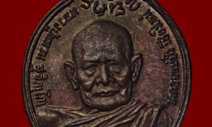 เหรียญหลวงปู่แหวน ปี 21 รุ่นสร้างโรงพยาบาล (รุ่นโดยเสด็จพระราชกุศลสร้างตึกพยาบาล พิมพ์ ภปร. เล็ก) ผิวขึ้นม่วง สภาพสวยสวยชิงแชมป์ หลวงปู่แหวน สุจิณโณ ท่านเป็นลูกศิษย์ของ พระอาจารย์มั่น ภูริทัตโต พระสายวิปัสสนากรรมฐาน สุปฏิปันโน ผู้ปฏิบัติดีปฏิบัติชอบ เป็นพระอริยะสงฆ์ที่ มีพุทธคุณ ด้านเมตตาแคล้วคลาด ค้าขายร่ำรวย ขนาดความกว้างของเหรียญ 2.4 ซม. ความสูงถึงหูเหรียญ 3.5 ซม.