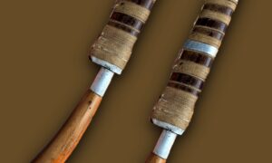 มีดหมอหลวงพ่อบุญมี วัดเขาสมอคอน (ช่างตุ๋ย) ใบมีดเหล็กขาว ยุคกลาง รุ่นลูก ปี 2510–2522 วัตถุมงคลสายเข้ม ประสบการณ์สูง มีดหมอหลวงพ่อบุญมี วัดเขาสมอคอน งาน ช่างตุ๋ย ใบมีดเหล็กขาว ขนาดใบ 5 นิ้ว รวมด้ามยาวประมาณ 9 นิ้ว ด้ามไม้ ฝักไม้ สภาพสวยมาก เจ้าของเดิมใช้พกติดตัวตลอดเวลา จัดเป็นมีดหมอแท้ยุคกลางที่หายากและน่าเก็บสะสม ประวัติการสร้างมีดหมอหลวงพ่อบุญมี มีดหมอถือเป็นวัตถุมงคลยุคแรกๆ ที่ หลวงพ่อบุญมี วัดเขาสมอคอน เริ่มสร้างขึ้นจากสภาพสังคมในสมัยนั้น ในอดีต พื้นที่แถบ อำเภอท่าวุ้ง จังหวัดลพบุรี ยังเป็นป่ารกทึบ มีผู้คนเจ็บป่วยจากไข้ป่า รวมถึงอาการถูกคุณไสย ลมเพ ลมพัด และผีเข้ากันเป็นจำนวนมาก เมื่อชาวบ้านพาผู้ป่วยมาหาหลวงพ่อบุญมี ท่านรักษาด้วยการรดน้ำมนต์และวิชาอาคม ปรากฏว่าหายกลับไปทุกราย เมื่อเกิดเหตุซ้ำบ่อยครั้ง หลวงพ่อบุญมีจึงเล็งเห็นว่า “กันไว้ดีกว่าแก้” จึงเริ่มสร้าง มีดหมอ ตามวิชาที่ท่านได้ร่ำเรียนมาจาก หลวงปู่ก๋ง เพื่อให้ชาวบ้านพกพาติดตัว ป้องกันภัยทั้งทางคุณไสยและอันตรายต่างๆ พุทธคุณและประสบการณ์ มีดหมอหลวงพ่อบุญมีมีประสบการณ์เล่าขานมากมาย ชาวบ้านพูดกันปากต่อปากว่า ผู้ที่พกมีดหมอของท่านติดตัว เพียงแค่เหยียบบันไดบ้านคนที่ถูกผีเข้า ผีก็หนีออกไปทันที แทบไม่ต้องทำพิธีไล่ เด่นด้าน ป้องกันภูตผี คุณไสย ไสยดำ มีประสบการณ์สูงทาง แคล้วคลาด คงกระพัน มีผู้รอดชีวิตจากเหตุอันตรายหลายราย เนื่องจากพกมีดหมอหลวงพ่อบุญมีติดตัว ด้วยเหตุนี้ มีดหมอของท่านจึงได้รับการยอมรับว่าเป็น วัตถุมงคลสายป้องกันอันดับต้นๆ ของภาคกลาง รายละเอียดองค์นี้ มีดหมอหลวงพ่อบุญมี วัดเขาสมอคอน งานช่างตุ๋ย ใบมีดเหล็กขาว ยุคกลาง รุ่นลูก ปี 2510–2522 ใบยาว 5 นิ้ว / รวมด้าม 9 นิ้ว ด้ามไม้ ฝักไม้ สภาพสวยมาก ผ่านการใช้งานจริงโดยเจ้าของเดิม ความนิยมในปัจจุบัน มีดหมอหลวงพ่อบุญมี เป็นวัตถุมงคลที่นักสะสมสายเข้มและสายประสบการณ์ให้ความสนใจสูง โดยเฉพาะงานช่างเดิม ใบเหล็กขาว และสภาพสมบูรณ์พร้อมฝัก ปัจจุบันของแท้เริ่มหายาก และมีแนวโน้มมูลค่าเพิ่มขึ้นอย่างต่อเนื่อง 🔎 รับเช่ามีดหมอ / เครื่องรางสายอาคม รับเช่า มีดหมอแท้ เครื่องรางสายอาคมทุกประเภท ไม่จำกัดสำนัก ไม่จำกัดยุค มีดหมอ หลวงพ่อดังทุกสาย เครื่องรางสายป้องกัน แคล้วคลาด คงกระพัน งาแกะ เขี้ยวแกะ ตะกรุด ผ้ายันต์ ประเมินตรงไปตรงมา ให้ราคายุติธรรม อ้างอิงตลาดจริง เคารพศรัทธา ไม่กดราคา 📩 สนใจส่งรูปมาพูดคุย ปรึกษาได้โดยตรง ยินดีรับเช่าทั้งนักสะสมและผู้ใช้บูชาจริงครับ