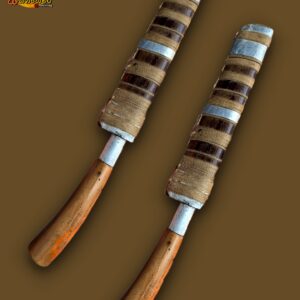 มีดหมอหลวงพ่อบุญมี วัดเขาสมอคอน (ช่างตุ๋ย) ใบมีดเหล็กขาว ยุคกลาง รุ่นลูก ปี 2510–2522 วัตถุมงคลสายเข้ม ประสบการณ์สูง มีดหมอหลวงพ่อบุญมี วัดเขาสมอคอน งาน ช่างตุ๋ย ใบมีดเหล็กขาว ขนาดใบ 5 นิ้ว รวมด้ามยาวประมาณ 9 นิ้ว ด้ามไม้ ฝักไม้ สภาพสวยมาก เจ้าของเดิมใช้พกติดตัวตลอดเวลา จัดเป็นมีดหมอแท้ยุคกลางที่หายากและน่าเก็บสะสม ประวัติการสร้างมีดหมอหลวงพ่อบุญมี มีดหมอถือเป็นวัตถุมงคลยุคแรกๆ ที่ หลวงพ่อบุญมี วัดเขาสมอคอน เริ่มสร้างขึ้นจากสภาพสังคมในสมัยนั้น ในอดีต พื้นที่แถบ อำเภอท่าวุ้ง จังหวัดลพบุรี ยังเป็นป่ารกทึบ มีผู้คนเจ็บป่วยจากไข้ป่า รวมถึงอาการถูกคุณไสย ลมเพ ลมพัด และผีเข้ากันเป็นจำนวนมาก เมื่อชาวบ้านพาผู้ป่วยมาหาหลวงพ่อบุญมี ท่านรักษาด้วยการรดน้ำมนต์และวิชาอาคม ปรากฏว่าหายกลับไปทุกราย เมื่อเกิดเหตุซ้ำบ่อยครั้ง หลวงพ่อบุญมีจึงเล็งเห็นว่า “กันไว้ดีกว่าแก้” จึงเริ่มสร้าง มีดหมอ ตามวิชาที่ท่านได้ร่ำเรียนมาจาก หลวงปู่ก๋ง เพื่อให้ชาวบ้านพกพาติดตัว ป้องกันภัยทั้งทางคุณไสยและอันตรายต่างๆ พุทธคุณและประสบการณ์ มีดหมอหลวงพ่อบุญมีมีประสบการณ์เล่าขานมากมาย ชาวบ้านพูดกันปากต่อปากว่า ผู้ที่พกมีดหมอของท่านติดตัว เพียงแค่เหยียบบันไดบ้านคนที่ถูกผีเข้า ผีก็หนีออกไปทันที แทบไม่ต้องทำพิธีไล่ เด่นด้าน ป้องกันภูตผี คุณไสย ไสยดำ มีประสบการณ์สูงทาง แคล้วคลาด คงกระพัน มีผู้รอดชีวิตจากเหตุอันตรายหลายราย เนื่องจากพกมีดหมอหลวงพ่อบุญมีติดตัว ด้วยเหตุนี้ มีดหมอของท่านจึงได้รับการยอมรับว่าเป็น วัตถุมงคลสายป้องกันอันดับต้นๆ ของภาคกลาง รายละเอียดองค์นี้ มีดหมอหลวงพ่อบุญมี วัดเขาสมอคอน งานช่างตุ๋ย ใบมีดเหล็กขาว ยุคกลาง รุ่นลูก ปี 2510–2522 ใบยาว 5 นิ้ว / รวมด้าม 9 นิ้ว ด้ามไม้ ฝักไม้ สภาพสวยมาก ผ่านการใช้งานจริงโดยเจ้าของเดิม ความนิยมในปัจจุบัน มีดหมอหลวงพ่อบุญมี เป็นวัตถุมงคลที่นักสะสมสายเข้มและสายประสบการณ์ให้ความสนใจสูง โดยเฉพาะงานช่างเดิม ใบเหล็กขาว และสภาพสมบูรณ์พร้อมฝัก ปัจจุบันของแท้เริ่มหายาก และมีแนวโน้มมูลค่าเพิ่มขึ้นอย่างต่อเนื่อง 🔎 รับเช่ามีดหมอ / เครื่องรางสายอาคม รับเช่า มีดหมอแท้ เครื่องรางสายอาคมทุกประเภท ไม่จำกัดสำนัก ไม่จำกัดยุค มีดหมอ หลวงพ่อดังทุกสาย เครื่องรางสายป้องกัน แคล้วคลาด คงกระพัน งาแกะ เขี้ยวแกะ ตะกรุด ผ้ายันต์ ประเมินตรงไปตรงมา ให้ราคายุติธรรม อ้างอิงตลาดจริง เคารพศรัทธา ไม่กดราคา 📩 สนใจส่งรูปมาพูดคุย ปรึกษาได้โดยตรง ยินดีรับเช่าทั้งนักสะสมและผู้ใช้บูชาจริงครับ