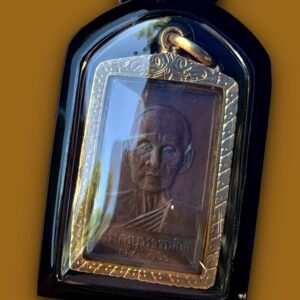 เหรียญรุ่น 3 ปี 2506 เนื้อทองแดงผิวไฟ หลวงปู่เทียน ปุบผธัมโม วัดโบสถ์ จ.ปทุมธานี เกจิชื่อดัง ผู้มีพุทธาคมขลัง เปี่ยมด้วยฤทธิ์อภิญญา เหรียญรุ่น 3 ปี พ.ศ. 2506 จัดเป็นหนึ่งในเหรียญสำคัญของ หลวงปู่เทียน วัดโบสถ์ โดยเฉพาะ พิมพ์เส้นขาด ซึ่งเป็นพิมพ์แรกเริ่ม มีประสบการณ์สูงมาก ได้รับการยอมรับในหมู่นักสะสมว่าเด่นด้าน มหาอุด แคล้วคลาด เมตตามหานิยม และค้าขาย ประวัติหลวงปู่เทียน วัดโบสถ์ หลวงปู่เทียน ปุบผธัมโม หรือ พระครูบวรธรรมกิจ อดีตเจ้าอาวาสวัดโบสถ์ อำเภอเมือง จังหวัดปทุมธานี ท่านเป็นพระเกจิอาจารย์ที่ชาวปทุมธานีและพุทธศาสนิกชนทั่วไปรู้จักและเคารพศรัทธาอย่างยิ่ง พุทธคุณปรากฏเป็นที่ประจักษ์ ทำให้ เหรียญปั๊มรูปเหมือนหลวงปู่เทียน ปี 2490 กลายเป็นเหรียญยอดนิยมระดับประเทศ และเป็นต้นแบบของเหรียญรุ่นต่อๆ มา ในช่วง สงครามอินโดจีน หลวงปู่เทียนได้สร้างและแจกจ่ายเครื่องรางของขลังแก่ชาวบ้าน ทั้ง เสื้อยันต์ ประเจียด ตะกรุด มีอภินิหารเลื่องลือ รวมถึงสร้างพระเครื่องเนื้อผงไว้หลายพิมพ์ พ.ศ. 2509 หลวงปู่เทียนมีโอกาสเข้าเฝ้าถวาย พระสมเด็จเนื้อผง แด่พระบาทสมเด็จพระเจ้าอยู่หัว ณ พระตำหนักจิตรลดารโหฐาน เหรียญรุ่น 3 ปี 2506 (พิมพ์เส้นขาด) จัดสร้างจำนวน 2,506 เหรียญ เท่ากับปี พ.ศ. วัตถุประสงค์เพื่อบูรณะวัดและใช้ในงานบุญ ช่วงปั๊มเหรียญ แผ่นทองแดงผสมหมด จึงนำ เนื้อฝาบาตร มาปั๊มเสริม ทำให้เหรียญฝาบาตรมีจำนวนน้อยมาก และมีราคาสูงกว่า เนื้อโลหะมีลักษณะ ออกสัมฤทธิ์ บางเหรียญเห็นโลหะอื่นผสมติดอยู่ เนื่องจากหลอมไม่ละลายทั้งหมด เหรียญรุ่นนี้ หลวงปู่เทียนและลูกศิษย์เดินทางไปกำหนดพิธีด้วยตนเอง มีการนำ แผ่นตะกรุดทอง นาค เงิน และแผ่นจารอักขระจำนวนมาก มาผสมกับโลหะของโรงงานก่อนรีดแผ่นและปั๊ม พิธีปลุกเสก ปลุกเสกกลางแจ้งแบบ พิธีโพธิ์กาศ และปลุกเสกในโบสถ์ปิดประตูหน้าต่างแบบ โบสถ์มหาอุตม์ ประสบการณ์และตำนานความศักดิ์สิทธิ์ ในระยะแรก เหรียญเปิดให้บูชาเพียง 10 บาท ต่อมาลดเหลือ 5 บาท ก็ยังไม่ค่อยมีคนบูชา จนกระทั่งมีกลุ่มคนต่างถิ่นนำเหรียญไปทดลองยิงกันภายในวัด ปรากฏว่า ยิงไม่ออก ข่าวแพร่สะพัด ทำให้ผู้คนหลั่งไหลมาขอเช่าบูชาจนหมดอย่างรวดเร็ว มีประสบการณ์เล่าขานมากมาย เช่น ขับรถชนประสานงา เครื่องยนต์กระเด็น แต่ผู้ขับไม่เป็นอะไรเลย รถตกเหวแต่รอดชีวิต รอดพ้นอันตรายในสถานการณ์คับขันซ้ำแล้วซ้ำเล่า ทำให้ เหรียญรุ่น 3 ปี 2506 พิมพ์เส้นขาด ได้รับการยกย่องว่าเป็น “ที่สุดแห่งแคล้วคลาด เมตตา และมหาอุด” ความนิยมในปัจจุบัน เหรียญหลวงปู่เทียน ปี 2506 เป็นเหรียญที่นักสะสมสายประสบการณ์ให้การยอมรับสูง โดยเฉพาะ พิมพ์เส้นขาด เนื้อสวย ผิวไฟเดิม จัดเป็นเหรียญที่หาไม่ง่าย และมีแนวโน้มมูลค่าเพิ่มต่อเนื่อง รับเช่าพระเครื่อง (เพิ่มเติม) ใครมีเหรียญหลวงปู่เทียน รุ่น 3 ปี 2506 ไม่ว่าจะเป็น พิมพ์เส้นขาด / เส้นเต็ม เนื้อทองแดง / เนื้อฝาบาตร สภาพใช้หรือสวยเดิม ยินดีรับเช่า ให้ราคาตามสภาพและความนิยมจริง ประเมินตรงไปตรงมา เคารพศรัทธา สามารถส่งรูปมาพูดคุย ปรึกษาได้อย่างสุภาพ ไม่ผูกมัด