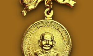 เหรียญครบรอบ ๑๐๐ปีเกิดหลวงพ่อปาน “ เหรียญเศรษฐี ” กะไหล่ทองกรรมการ หลวงพ่อฤาษีลิงดำ วัดท่าซุง หลวงพ่อท่านสร้างเมื่อปี พ.ศ.2518 เนื่องในวาระ ครบรอบ ๑๐๐ปีเกิดหลวงพ่อปาน วัดบางนมโค เป็นเหรียญทรงกลม เนื้อรมดำ ด้านหน้าเหรียญเป็นรูปหลวงพ่อปานครึ่งองค์ ด้านหลังเป็นรูปพระพุทธ ยันต์มะอะอุ ตามแบบฉบับพระเนื้อดินที่หลวงพ่อปานท่านได้สร้างไว้เป็นที่รู้จักโด่งดังไปทั่ว แรกเริ่มเดิมทีในวงการเรียกเหรียญนี้ว่า “เหรียญกลมครบรอบ๑๐๐ปีเกิดหลวงปู่ปาน” แต่มาภายหลังจากหลวงพ่อท่านมรณภาพแล้ว มีศิษย์พูดๆกันว่า พระผู้ใหญ่ที่วัดท่านเคยได้ยินหลวงพ่อบอกว่าเหรียญนี้ต่อไปจะอยู่ในคอเศรษฐีเท่านั้น บ้างก็ว่าเป็นกระแสในการปั่นราคาพระในขณะนั้น พูดให้มีจุดขาย บ้างก็ว่าเป็นเรื่องที่ยืนยันได้ ก็ว่ากันไป..พระหลวงพ่อท่านดีหมด ไม่ว่าจะเรียกชื่อรุ่นกันว่าอะไร ต่อไปก็จะหายากทั้งนั้น ซึ้งต่อมาภายหลังก็เรียกเหรียญรุ่นนี้กันติดปากว่า “ เหรียญเศรษฐี ” องค์นี้เป็นเนื้อรมดำ (จะไม่มีโบว์บารมี30ทัศ) สภาพเดิมๆ ****************************************************** รู้ไว้ใช่ว่า ที่มาของชื่อ “ เหรียญเศรษฐี ” แรกเริ่มเดิมทีเหรียญนี้เราจะเรียกกันว่า “เหรียญกลม 100ปีเกิดหลวงพ่อปาน” ลูกศิษย์ลูกหาเรียกชื่อนี้กันมานานจนหลวงพ่อท่านละสังขาร แต่หลังจากนั้น ในวงการพระสายหลวงพ่อก็มีการเปลี่ยนมาเรียกว่า “เหรียญเศรษฐี” เพราะมีคำบอกเล่าจากพระผู้ใหญ่ที่วัดท่านนึง (ปัจจุบันท่านมรณะภาพแล้ว) ท่านเล่าว่า…………..ระหว่างหลวงพ่อท่านนั่งรับสังฆทาน ช่วงนั้นก็มีการแจกเหรียญนี้เป็นที่ระลึก ก็มีโยมคนหนึ่งเข้ามาถวายสังฆทาน ถวายเสร็จหลวงพ่อก็แจกเหรียญนี้ให้ โยมคนนั้นก็บอกกับหลวงพ่อประมาณว่า โยมไม่เอา โยมมีพระของหลวงพ่อเยอะแล้ว ให้เอาไว้แจกคนอื่นๆต่อไปดีกว่าครับ หลวงพ่อท่านก็บอกว่า…รับไปเถอะ ต่อไปเหรียญนี้จะอยู่กับเศรษฐีเท่านั้น เรื่องราวคร่าวๆประมาณนี้……….. แต่ก็ยังไม่มีใครหาเทปหรือบันทึกที่หลวงพ่อท่านกล่าวไว้ได้เลย มีการพูดกันในกลุ่มผู้เล่นพระสายหลวงพ่อ ว่าหลวงพ่อมีการกล่าวไว้อย่างนั้นด้วยหรือ มีหลายคนที่ได้ฟังเรื่องราวนี้ ก็เช็คข่าวๆกันว่ามีใครเคยได้ยินเรื่องนี้บ้าง มีใครรู้บ้าง ก็คุยหัวเราะกันไปว่า ขำขำกันไปว่า…สงสัยท่านคงได้ยินแค่คนเดียว จากนั้นเรื่องราวนี้ก็มีการพูดปากต่อปากไปเรื่อยๆ แต่ดูเหมือนเรื่องทำท่าจะไม่มีอะไร ราคากลางพระรุ่นนี้ตอนนั้นก็ไม่ได้มีการขยับขึ้นหวือหวา หลายๆคนก็ยังไม่ได้เรียกว่าเหรียญเศรษฐีด้วยซ้ำไป ยังคงเรียกเหรียญกลม100ปีเกิดหลังพระพุทธ จนมีคนนำเหรียญรุ่นนี้เข้าประมูลในเว๊ปพลังจิต และมีการนำเอาคำกล่าวนี้มาพูดถึง “…ว่าเหรียญนี้จะอยู่ในคอเศรษฐีเท่านั้น…” เป็นจุดขายสำคัญ (ถ้าเปรียบเป็นนักธุรกิจ ก็เรียกได้ว่าตอนนั้นคนนี้เป็นนักการตลาดขั้นเทพ) จุดประเด็นคำพูดนี้จนราคาประมูลขยับขึ้นมาจากราคาที่ซื้อขายกันในท้องตลาดราวๆ1เท่าตัว และจากนั้นไม่กี่วัน ก็มีการนำเหรียญที่2มาลงประมูลอีก คราวนี้ราคาพุ่งทะลุหมื่นกว่าบาท ในวงการพระเครื่องสายหลวงพ่อตะลึ่งกันทั้งหมดว่าเกิดอะไรขึ้น คราวนี้ก็วิ่งเสาะแสวงหาเหรียญนี้กันยกใหญ่ ราคากลางเริ่มขยับขึ้นมายื่นเหยียบๆหมื่นในช่วงนั้นภายในเวลาไม่ถึงเดือน และก็มีการเรียกชื่อเหรียญนี้ว่า “เหรียญเศรษฐี” กันในวงกว้างขึ้นจนมาถึงปัจจุบันนี้ ที่นำมาเล่าก็แค่อยากให้คนรุ่นหลังๆทราบที่มาที่ไป ว่าทำไมจึงเรียกกันว่า เหรียญเศรษฐี ส่วนความต้องการก็เป็นไปตามกลไกของตลาด แต่ข้อมูลและข้อเท็จจริงก็เป็นเรื่องที่น่าจะรู้กันไว้ เอามาเล่าสู่กันฟังประดับเป็นความรู้ไม่เสียหายนะ ส่วนเรื่องเล่านี้ หลวงพ่อท่านพูดไว้จริงไหม ต้องไปหาคำตอบกันเอง ผมเองก็ไม่รู้ ก็ได้ยินมาแบบนั้นเหมือนๆกัน แต่ก็มีข้อให้คิดอยู่เหมือนกัน ว่าทำไมถึงมาเรียกชื่อว่า “เหรียญเศรษฐี” หลังจากหลวงพ่อท่านมรณภาพแล้ว ทำไมไม่มีใครกล่าวอ้างกันตั้งแต่แรกเริ่มว่าหลวงพ่อกล่าวกันไว้แบบนี้ เหมือนกับพระคำข้าวรุ่นปืนแตก (ชื่อนี้ถูกตั้งตั้งแต่แรกเริ่ม เพราะหลวงพ่อกล่าวไว้เลยว่า ใครเอาไปทดลองยิง ถ้ายิงเกิน3ครั้ง ปืนจะแตก) ส่วนประเด็นเรื่องเหรียญผิวรมดำรุ่นนี้ มีสร้างที่วัดบางนมโคด้วยเหรอ? ก็ต้องขอตอบตามความเป็นจริง..ว่ามีสร้างด้วย แต่เหรียญผิวรมดำก็มีออกที่วัดท่าซุงด้วยเช่นเดียวกัน แล้วมันจะเป็นไปได้เหรอว่ามีออกที่วัดบางนมโคด้วย โดยใช้บล็อคเดียวกันเลย ก็ต้องลองนึกถึงเหรียญรูปไข่ครบรอบ100ปีเกิดหลวงปู่ปานที่ด้านหลังเป็นยันต์เกราะเพชร (หรือที่ในวงการพระเครื่องเรียกกันว่า เหรียญบิน) เหรียญนี้ของวัดท่าซุงจะเป็นเหรียญอัลบาก้าตอกเลขไทย ส่วนของวัดบางนมโคเป็นแบบชุบทองตอกเลขอารบิค โดยตัวเหรียญเป็นบล็อคเดียวกัน // หรือจะเป็นอีกรุ่นคือเหรียญเอกราชรุ่น1หลังยันต์เกราะเพชร ถ้าของวัดท่าซุงจะมีตัวอักษรซ้อนด้านหน้า ส่วนของวัดบางนมโคไม่มี แต่รูปลักษณ์ของเหรียญคล้ายกัน // หรือจะเป็นพระบูชา5นิ้วหลวงปู่ปานก็มี องค์ที่ฐานด้านหน้าสลักว่า “ หลวงพ่อปาน วัดบางนมโค ” พิมพ์นี้จะมี่ออกทั้งที่วัดท่าซุงและที่วัดบางนมโค ซึ่งจากที่กล่าวมา ก็แสดงให้เห็นว่า เหรียญเศรษฐีผิวรมดำ ก็ไม่แปลกอะไรที่วัดบางนมโคจะทำเหรียญนี้ออกมาด้วย เท่าที่ทราบข้อมูลนี้ก็รู้มาจากลูกศิษย์รุ่นเก่า ที่เค้ายืนยันว่าเค้าบูชาเหรียญรมดำนี้มาจากวัดบางนมโค และก็มีเพื่อนๆกันก็เล่าให้ฟังเช่นกันว่า เค้าก็ไปเจอมา เจ้าของบอกว่าบูชามาจากวัดบางนมโคเหมือนกัน ถ้าย้อนอดีตไปในช่วงพระหลวงพ่อยังไม่มีใครเล่นหากัน ในวงการพระเครื่องสายหลวงพ่อเราจะไม่เล่นผิวรมดำนี้เลยด้วยซ้ำไป เพราะตีไปเป็นของวัดบางนมโคทั้งหมด แต่พอมาหลังๆก็มีการซื้อขายกันหมด ไม่มีการแยกแล้ว แต่ก็แปลก…กลับไม่มีใครบอกว่าเหรียญรุ่นนี้ผิวรมดำนั้นมีออกวัดบางนมโคด้วย เล่นเป็นของวัดท่าซุงทั้งหมดไปเลย แถมมีการนำเหรียญผิวรมดำเอามาชุบทองใหม่เสียอีกจะได้ดูเป็นของวัดท่าซุงแบบไม่ต้องมีประเด็นสงสัยตามมาภายหลัง แถมเอาโบว์ของเหรียญของขวัญวันเกิด (ให้สังเกตุว่าโบว์ด้านหลังจะเรียบ) มาใส่อีก ให้ดูครบถ้วนเหมือนออกจากวัด (ถ้าดูไม่เป็นนะ) เล่นกันสับสนไปหมด ชุบเดิมชุบใหม่ แล้วเราจะรู้ได้อย่างไรว่าเหรียญผิวรมดำเหรียญไหนออกวัดบางนมโค เหรียญไหนออกวัดท่าซุง คงเป็นคำถามตามมาอีก เหรียญมีทั้งเหรียญหนาและเหรียญบาง…ยังเป็นประเด็นต่อไป (แต่ถ้าถามความคิดเห็นส่วนตัว เลือกได้จะเลือกเหรียญบางชุบทองเดิมๆมีโบว์เดิมๆไว้ก่อน ถ้าเป็นรมดำก็เน้นเอาเหรียญบางไว้ก่อน ส่วนใครจะชอบแบบไหน ก็เป็นความชอบของแต่ละคนนะ) พระของหลวงพ่อท่านดีทั้งหมด ไม่ว่าจะเรียกชื่อรุ่นกันว่าอะไร ต่อไปก็จะหายากทั้งนั้น จะหาเหรียญรุ่นนี้สะสมไว้ ก็เลือกเอาแบบที่เราชอบแล้วกัน ใครชอบรมดำก็หารมดำ ใครชอบแบบชุบทองเดิมๆมีโบว์เดิมๆก็หาแบบนั้น เลือกเอาแบบที่เราสบายใจแล้วกันเนอะ ขอบคุณข้อมูล จาก พี่ยอด เศรษฐีธรรม หลวงพ่อพระราชพรหมยาน “หลวงพ่อพระราชพรหมยาน” หรือ “หลวงพ่อฤๅษีลิงดำ” วัดจันทาราม (ท่าซุง) อำเภอเมือง จังหวัดอุทัยธานี เป็นพระอริยสงฆ์ที่มีชื่อเสียงเลื่องลือด้านการบำเพ็ญวิปัสสนากรรมฐาน ตามปูมประวัติหลังมรภาพสังขารของท่านมิได้เน่าเปื่อยและได้มีการเก็บรักษาไว้ที่วัดท่าซุงจนถึงปัจจุบันนี้ ได้มีการกล่าว กันว่า คนที่ต้องการเป็นศิษย์ของ “หลวงพ่อฤๅษีลิงดำ” ไม่ต้องขออนุญาตแม้ว่าไม่เคยเห็นหน้าค่าตากันเลยสักครั้งก็รับเป็นศิษย์ได้ เพียงแต่ขอให้ได้มีการปฏิบัติตน หลวงพ่อฤๅษีลิงดำ ได้ศึกษาพระกรรมฐานจากครูอาจารย์หลายท่าน อาทิ หลวงพ่อปาน โสนันโท วัดบางนมโค, หลวงพ่อจง พุทธสโร วัดหน้าต่างนอก, พระอาจารย์เล็ก เกสโร วัดบางนมโค, พระครูรัตนภิรมย์ วัดบ้านแพน, พระครูอุดมสมาจารย์ วัดน้ำเต้า, หลวงพ่อสุ่น วัดบางปลาหมอ, หลวงพ่อเนียม วัดน้อย, หลวงพ่อโหน่ง อินฺทสุวณฺโณ วัดอัมพวัน (วัดคลองมะดัน) และหลวงพ่อเรื่อง วัดใหม่พิณสุวรรณ พ.ศ.2481 เข้ามาจำพรรษาวัดช่างเหล็ก อ.ตลิ่งชัน จ.ธนบุรี เพื่อเรียนภาษาบาลี สอบได้เปรียญธรรม 3 ประโยค ได้ย้ายมาอยู่วัดอนงคาราม หลังจากนั้นได้เป็นรองเจ้าคณะ 4 วัดประยุรวงศาวาสวรวิหาร เป็นเจ้าอาวาสวัดบางนมโค และย้ายไปอีกหลายวัดจน…พ.ศ.2511 จึงมาอยู่วัดท่าซุง บูรณะซ่อม สร้างและขยายวัดท่าซุง จากเดิมพื้นที่ 6 ไร่เศษ จนกระทั่งมีบริเวณพื้นที่ประมาณ 289 ไร่ พ.ศ.2527 ได้รับพระราชทานสมณศักดิ์เป็นพระราชาคณะชั้นสามัญที่ “พระสุธรรมยานเถร” พ.ศ.2532 ได้รับพระราชทานเลื่อนสมณศักดิ์เป็นพระราชาคณะชั้นราช ที่ “พระราชพรหมยาน ไพศาลภาวนานุสิฐ มหาคณิสสร บวรสังฆาราม คามวาสี” **************************************** วิธีอาราธนา คำอาราธนา ให้ระลึกถึงพระพุทธเจ้าทุก ๆ พระองค์ พระปัจเจกพุทธเจ้าทุก ๆ พระองค์ พระธรรม และพระอริยสงฆ์ทั้งหมด รวมทั้งเทวดาและพรหม ครูบาอาจารย์ทั้งหมด มีหลวงพ่อปาน วัดบางนมโค อ.เสนา จ.อยุธยา เป็นที่สุด แล้วตั้งนะโม ๓ จบ ปฏิบัติตามปกติว่าอิติปิโส ๑ จบ หลังจากนั้นให้อธิษฐานเอาตามประสงค์ เมื่ออธิษฐานแล้ว ปลุกด้วย คาถาปลุกพระของหลวงพ่อปานว่า “ อิทธิฤทธิ พุทธะนิมิตตัง ขอเดชะ เดชัง ขอเดชเดชะ จงมาเป็นที่พึ่งแก่มะอะอุนี้เถิด ” ******************************************** เพื่อความคล่องตัวในด้านการเงิน ใช้ท่องกับคาถาเงินล้านครับ การเงินจะคล่องตัว คาถาเงินล้าน (ตั้ง นะโม ๓ จบ ) สัมปจิตฉามิ นาสังสิโม พรหมา จะ มหาเทวา สัพเพยักขา ปะรายันติ (คาถาปัดอุปสรรค) พรหมา จะ มหาเทวา อภิลาภา ภะวันตุ เม (คาถาเงินแสน ) มหาปุญโญ มหาลาโภ ภะวันตุ เม (คาถาลาภไม่ขาดสาย) มิเตภาหุหะติ (คาถาเงินล้าน) พุทธะมะอะอุ นะโมพุทธายะ วิระทะโย วิระโคนายัง วิระหิงสา วิระทาสี วิระทาสา วิระอิทถิโย พุทธัสสะ มานีมามะ พุทธัสสะ สวาโหม (คาถาพระปัจเจกพุทธเจ้า) สัมปะติจฉามิ (คาถาเร่งลาภให้ได้เร็วขึ้น) เพ็ง ๆ พา ๆ หา ๆ ฤา ๆ ( บูชา ๙ จบ ตัวคาถาต้องว่าทั้งหมด ) “เมื่อเราคิดถึงท่าน ท่านก็จะมาอยู่ในใจเรา เมื่อใดที่เรามีทุกข์ร้อนใจ เพียงระลึกถึงคำสอนของท่าน ท่านก็จะมาอยู่ข้างเรา…..”