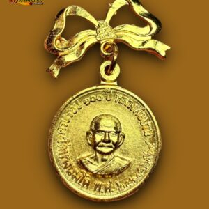 เหรียญครบรอบ ๑๐๐ปีเกิดหลวงพ่อปาน “ เหรียญเศรษฐี ” กะไหล่ทองกรรมการ หลวงพ่อฤาษีลิงดำ วัดท่าซุง หลวงพ่อท่านสร้างเมื่อปี พ.ศ.2518 เนื่องในวาระ ครบรอบ ๑๐๐ปีเกิดหลวงพ่อปาน วัดบางนมโค เป็นเหรียญทรงกลม เนื้อรมดำ ด้านหน้าเหรียญเป็นรูปหลวงพ่อปานครึ่งองค์ ด้านหลังเป็นรูปพระพุทธ ยันต์มะอะอุ ตามแบบฉบับพระเนื้อดินที่หลวงพ่อปานท่านได้สร้างไว้เป็นที่รู้จักโด่งดังไปทั่ว แรกเริ่มเดิมทีในวงการเรียกเหรียญนี้ว่า “เหรียญกลมครบรอบ๑๐๐ปีเกิดหลวงปู่ปาน” แต่มาภายหลังจากหลวงพ่อท่านมรณภาพแล้ว มีศิษย์พูดๆกันว่า พระผู้ใหญ่ที่วัดท่านเคยได้ยินหลวงพ่อบอกว่าเหรียญนี้ต่อไปจะอยู่ในคอเศรษฐีเท่านั้น บ้างก็ว่าเป็นกระแสในการปั่นราคาพระในขณะนั้น พูดให้มีจุดขาย บ้างก็ว่าเป็นเรื่องที่ยืนยันได้ ก็ว่ากันไป..พระหลวงพ่อท่านดีหมด ไม่ว่าจะเรียกชื่อรุ่นกันว่าอะไร ต่อไปก็จะหายากทั้งนั้น ซึ้งต่อมาภายหลังก็เรียกเหรียญรุ่นนี้กันติดปากว่า “ เหรียญเศรษฐี ” องค์นี้เป็นเนื้อรมดำ (จะไม่มีโบว์บารมี30ทัศ) สภาพเดิมๆ ****************************************************** รู้ไว้ใช่ว่า ที่มาของชื่อ “ เหรียญเศรษฐี ” แรกเริ่มเดิมทีเหรียญนี้เราจะเรียกกันว่า “เหรียญกลม 100ปีเกิดหลวงพ่อปาน” ลูกศิษย์ลูกหาเรียกชื่อนี้กันมานานจนหลวงพ่อท่านละสังขาร แต่หลังจากนั้น ในวงการพระสายหลวงพ่อก็มีการเปลี่ยนมาเรียกว่า “เหรียญเศรษฐี” เพราะมีคำบอกเล่าจากพระผู้ใหญ่ที่วัดท่านนึง (ปัจจุบันท่านมรณะภาพแล้ว) ท่านเล่าว่า…………..ระหว่างหลวงพ่อท่านนั่งรับสังฆทาน ช่วงนั้นก็มีการแจกเหรียญนี้เป็นที่ระลึก ก็มีโยมคนหนึ่งเข้ามาถวายสังฆทาน ถวายเสร็จหลวงพ่อก็แจกเหรียญนี้ให้ โยมคนนั้นก็บอกกับหลวงพ่อประมาณว่า โยมไม่เอา โยมมีพระของหลวงพ่อเยอะแล้ว ให้เอาไว้แจกคนอื่นๆต่อไปดีกว่าครับ หลวงพ่อท่านก็บอกว่า…รับไปเถอะ ต่อไปเหรียญนี้จะอยู่กับเศรษฐีเท่านั้น เรื่องราวคร่าวๆประมาณนี้……….. แต่ก็ยังไม่มีใครหาเทปหรือบันทึกที่หลวงพ่อท่านกล่าวไว้ได้เลย มีการพูดกันในกลุ่มผู้เล่นพระสายหลวงพ่อ ว่าหลวงพ่อมีการกล่าวไว้อย่างนั้นด้วยหรือ มีหลายคนที่ได้ฟังเรื่องราวนี้ ก็เช็คข่าวๆกันว่ามีใครเคยได้ยินเรื่องนี้บ้าง มีใครรู้บ้าง ก็คุยหัวเราะกันไปว่า ขำขำกันไปว่า…สงสัยท่านคงได้ยินแค่คนเดียว จากนั้นเรื่องราวนี้ก็มีการพูดปากต่อปากไปเรื่อยๆ แต่ดูเหมือนเรื่องทำท่าจะไม่มีอะไร ราคากลางพระรุ่นนี้ตอนนั้นก็ไม่ได้มีการขยับขึ้นหวือหวา หลายๆคนก็ยังไม่ได้เรียกว่าเหรียญเศรษฐีด้วยซ้ำไป ยังคงเรียกเหรียญกลม100ปีเกิดหลังพระพุทธ จนมีคนนำเหรียญรุ่นนี้เข้าประมูลในเว๊ปพลังจิต และมีการนำเอาคำกล่าวนี้มาพูดถึง “…ว่าเหรียญนี้จะอยู่ในคอเศรษฐีเท่านั้น…” เป็นจุดขายสำคัญ (ถ้าเปรียบเป็นนักธุรกิจ ก็เรียกได้ว่าตอนนั้นคนนี้เป็นนักการตลาดขั้นเทพ) จุดประเด็นคำพูดนี้จนราคาประมูลขยับขึ้นมาจากราคาที่ซื้อขายกันในท้องตลาดราวๆ1เท่าตัว และจากนั้นไม่กี่วัน ก็มีการนำเหรียญที่2มาลงประมูลอีก คราวนี้ราคาพุ่งทะลุหมื่นกว่าบาท ในวงการพระเครื่องสายหลวงพ่อตะลึ่งกันทั้งหมดว่าเกิดอะไรขึ้น คราวนี้ก็วิ่งเสาะแสวงหาเหรียญนี้กันยกใหญ่ ราคากลางเริ่มขยับขึ้นมายื่นเหยียบๆหมื่นในช่วงนั้นภายในเวลาไม่ถึงเดือน และก็มีการเรียกชื่อเหรียญนี้ว่า “เหรียญเศรษฐี” กันในวงกว้างขึ้นจนมาถึงปัจจุบันนี้ ที่นำมาเล่าก็แค่อยากให้คนรุ่นหลังๆทราบที่มาที่ไป ว่าทำไมจึงเรียกกันว่า เหรียญเศรษฐี ส่วนความต้องการก็เป็นไปตามกลไกของตลาด แต่ข้อมูลและข้อเท็จจริงก็เป็นเรื่องที่น่าจะรู้กันไว้ เอามาเล่าสู่กันฟังประดับเป็นความรู้ไม่เสียหายนะ ส่วนเรื่องเล่านี้ หลวงพ่อท่านพูดไว้จริงไหม ต้องไปหาคำตอบกันเอง ผมเองก็ไม่รู้ ก็ได้ยินมาแบบนั้นเหมือนๆกัน แต่ก็มีข้อให้คิดอยู่เหมือนกัน ว่าทำไมถึงมาเรียกชื่อว่า “เหรียญเศรษฐี” หลังจากหลวงพ่อท่านมรณภาพแล้ว ทำไมไม่มีใครกล่าวอ้างกันตั้งแต่แรกเริ่มว่าหลวงพ่อกล่าวกันไว้แบบนี้ เหมือนกับพระคำข้าวรุ่นปืนแตก (ชื่อนี้ถูกตั้งตั้งแต่แรกเริ่ม เพราะหลวงพ่อกล่าวไว้เลยว่า ใครเอาไปทดลองยิง ถ้ายิงเกิน3ครั้ง ปืนจะแตก) ส่วนประเด็นเรื่องเหรียญผิวรมดำรุ่นนี้ มีสร้างที่วัดบางนมโคด้วยเหรอ? ก็ต้องขอตอบตามความเป็นจริง..ว่ามีสร้างด้วย แต่เหรียญผิวรมดำก็มีออกที่วัดท่าซุงด้วยเช่นเดียวกัน แล้วมันจะเป็นไปได้เหรอว่ามีออกที่วัดบางนมโคด้วย โดยใช้บล็อคเดียวกันเลย ก็ต้องลองนึกถึงเหรียญรูปไข่ครบรอบ100ปีเกิดหลวงปู่ปานที่ด้านหลังเป็นยันต์เกราะเพชร (หรือที่ในวงการพระเครื่องเรียกกันว่า เหรียญบิน) เหรียญนี้ของวัดท่าซุงจะเป็นเหรียญอัลบาก้าตอกเลขไทย ส่วนของวัดบางนมโคเป็นแบบชุบทองตอกเลขอารบิค โดยตัวเหรียญเป็นบล็อคเดียวกัน // หรือจะเป็นอีกรุ่นคือเหรียญเอกราชรุ่น1หลังยันต์เกราะเพชร ถ้าของวัดท่าซุงจะมีตัวอักษรซ้อนด้านหน้า ส่วนของวัดบางนมโคไม่มี แต่รูปลักษณ์ของเหรียญคล้ายกัน // หรือจะเป็นพระบูชา5นิ้วหลวงปู่ปานก็มี องค์ที่ฐานด้านหน้าสลักว่า “ หลวงพ่อปาน วัดบางนมโค ” พิมพ์นี้จะมี่ออกทั้งที่วัดท่าซุงและที่วัดบางนมโค ซึ่งจากที่กล่าวมา ก็แสดงให้เห็นว่า เหรียญเศรษฐีผิวรมดำ ก็ไม่แปลกอะไรที่วัดบางนมโคจะทำเหรียญนี้ออกมาด้วย เท่าที่ทราบข้อมูลนี้ก็รู้มาจากลูกศิษย์รุ่นเก่า ที่เค้ายืนยันว่าเค้าบูชาเหรียญรมดำนี้มาจากวัดบางนมโค และก็มีเพื่อนๆกันก็เล่าให้ฟังเช่นกันว่า เค้าก็ไปเจอมา เจ้าของบอกว่าบูชามาจากวัดบางนมโคเหมือนกัน ถ้าย้อนอดีตไปในช่วงพระหลวงพ่อยังไม่มีใครเล่นหากัน ในวงการพระเครื่องสายหลวงพ่อเราจะไม่เล่นผิวรมดำนี้เลยด้วยซ้ำไป เพราะตีไปเป็นของวัดบางนมโคทั้งหมด แต่พอมาหลังๆก็มีการซื้อขายกันหมด ไม่มีการแยกแล้ว แต่ก็แปลก…กลับไม่มีใครบอกว่าเหรียญรุ่นนี้ผิวรมดำนั้นมีออกวัดบางนมโคด้วย เล่นเป็นของวัดท่าซุงทั้งหมดไปเลย แถมมีการนำเหรียญผิวรมดำเอามาชุบทองใหม่เสียอีกจะได้ดูเป็นของวัดท่าซุงแบบไม่ต้องมีประเด็นสงสัยตามมาภายหลัง แถมเอาโบว์ของเหรียญของขวัญวันเกิด (ให้สังเกตุว่าโบว์ด้านหลังจะเรียบ) มาใส่อีก ให้ดูครบถ้วนเหมือนออกจากวัด (ถ้าดูไม่เป็นนะ) เล่นกันสับสนไปหมด ชุบเดิมชุบใหม่ แล้วเราจะรู้ได้อย่างไรว่าเหรียญผิวรมดำเหรียญไหนออกวัดบางนมโค เหรียญไหนออกวัดท่าซุง คงเป็นคำถามตามมาอีก เหรียญมีทั้งเหรียญหนาและเหรียญบาง…ยังเป็นประเด็นต่อไป (แต่ถ้าถามความคิดเห็นส่วนตัว เลือกได้จะเลือกเหรียญบางชุบทองเดิมๆมีโบว์เดิมๆไว้ก่อน ถ้าเป็นรมดำก็เน้นเอาเหรียญบางไว้ก่อน ส่วนใครจะชอบแบบไหน ก็เป็นความชอบของแต่ละคนนะ) พระของหลวงพ่อท่านดีทั้งหมด ไม่ว่าจะเรียกชื่อรุ่นกันว่าอะไร ต่อไปก็จะหายากทั้งนั้น จะหาเหรียญรุ่นนี้สะสมไว้ ก็เลือกเอาแบบที่เราชอบแล้วกัน ใครชอบรมดำก็หารมดำ ใครชอบแบบชุบทองเดิมๆมีโบว์เดิมๆก็หาแบบนั้น เลือกเอาแบบที่เราสบายใจแล้วกันเนอะ ขอบคุณข้อมูล จาก พี่ยอด เศรษฐีธรรม หลวงพ่อพระราชพรหมยาน “หลวงพ่อพระราชพรหมยาน” หรือ “หลวงพ่อฤๅษีลิงดำ” วัดจันทาราม (ท่าซุง) อำเภอเมือง จังหวัดอุทัยธานี เป็นพระอริยสงฆ์ที่มีชื่อเสียงเลื่องลือด้านการบำเพ็ญวิปัสสนากรรมฐาน ตามปูมประวัติหลังมรภาพสังขารของท่านมิได้เน่าเปื่อยและได้มีการเก็บรักษาไว้ที่วัดท่าซุงจนถึงปัจจุบันนี้ ได้มีการกล่าว กันว่า คนที่ต้องการเป็นศิษย์ของ “หลวงพ่อฤๅษีลิงดำ” ไม่ต้องขออนุญาตแม้ว่าไม่เคยเห็นหน้าค่าตากันเลยสักครั้งก็รับเป็นศิษย์ได้ เพียงแต่ขอให้ได้มีการปฏิบัติตน หลวงพ่อฤๅษีลิงดำ ได้ศึกษาพระกรรมฐานจากครูอาจารย์หลายท่าน อาทิ หลวงพ่อปาน โสนันโท วัดบางนมโค, หลวงพ่อจง พุทธสโร วัดหน้าต่างนอก, พระอาจารย์เล็ก เกสโร วัดบางนมโค, พระครูรัตนภิรมย์ วัดบ้านแพน, พระครูอุดมสมาจารย์ วัดน้ำเต้า, หลวงพ่อสุ่น วัดบางปลาหมอ, หลวงพ่อเนียม วัดน้อย, หลวงพ่อโหน่ง อินฺทสุวณฺโณ วัดอัมพวัน (วัดคลองมะดัน) และหลวงพ่อเรื่อง วัดใหม่พิณสุวรรณ พ.ศ.2481 เข้ามาจำพรรษาวัดช่างเหล็ก อ.ตลิ่งชัน จ.ธนบุรี เพื่อเรียนภาษาบาลี สอบได้เปรียญธรรม 3 ประโยค ได้ย้ายมาอยู่วัดอนงคาราม หลังจากนั้นได้เป็นรองเจ้าคณะ 4 วัดประยุรวงศาวาสวรวิหาร เป็นเจ้าอาวาสวัดบางนมโค และย้ายไปอีกหลายวัดจน…พ.ศ.2511 จึงมาอยู่วัดท่าซุง บูรณะซ่อม สร้างและขยายวัดท่าซุง จากเดิมพื้นที่ 6 ไร่เศษ จนกระทั่งมีบริเวณพื้นที่ประมาณ 289 ไร่ พ.ศ.2527 ได้รับพระราชทานสมณศักดิ์เป็นพระราชาคณะชั้นสามัญที่ “พระสุธรรมยานเถร” พ.ศ.2532 ได้รับพระราชทานเลื่อนสมณศักดิ์เป็นพระราชาคณะชั้นราช ที่ “พระราชพรหมยาน ไพศาลภาวนานุสิฐ มหาคณิสสร บวรสังฆาราม คามวาสี” **************************************** วิธีอาราธนา คำอาราธนา ให้ระลึกถึงพระพุทธเจ้าทุก ๆ พระองค์ พระปัจเจกพุทธเจ้าทุก ๆ พระองค์ พระธรรม และพระอริยสงฆ์ทั้งหมด รวมทั้งเทวดาและพรหม ครูบาอาจารย์ทั้งหมด มีหลวงพ่อปาน วัดบางนมโค อ.เสนา จ.อยุธยา เป็นที่สุด แล้วตั้งนะโม ๓ จบ ปฏิบัติตามปกติว่าอิติปิโส ๑ จบ หลังจากนั้นให้อธิษฐานเอาตามประสงค์ เมื่ออธิษฐานแล้ว ปลุกด้วย คาถาปลุกพระของหลวงพ่อปานว่า “ อิทธิฤทธิ พุทธะนิมิตตัง ขอเดชะ เดชัง ขอเดชเดชะ จงมาเป็นที่พึ่งแก่มะอะอุนี้เถิด ” ******************************************** เพื่อความคล่องตัวในด้านการเงิน ใช้ท่องกับคาถาเงินล้านครับ การเงินจะคล่องตัว คาถาเงินล้าน (ตั้ง นะโม ๓ จบ ) สัมปจิตฉามิ นาสังสิโม พรหมา จะ มหาเทวา สัพเพยักขา ปะรายันติ (คาถาปัดอุปสรรค) พรหมา จะ มหาเทวา อภิลาภา ภะวันตุ เม (คาถาเงินแสน ) มหาปุญโญ มหาลาโภ ภะวันตุ เม (คาถาลาภไม่ขาดสาย) มิเตภาหุหะติ (คาถาเงินล้าน) พุทธะมะอะอุ นะโมพุทธายะ วิระทะโย วิระโคนายัง วิระหิงสา วิระทาสี วิระทาสา วิระอิทถิโย พุทธัสสะ มานีมามะ พุทธัสสะ สวาโหม (คาถาพระปัจเจกพุทธเจ้า) สัมปะติจฉามิ (คาถาเร่งลาภให้ได้เร็วขึ้น) เพ็ง ๆ พา ๆ หา ๆ ฤา ๆ ( บูชา ๙ จบ ตัวคาถาต้องว่าทั้งหมด ) “เมื่อเราคิดถึงท่าน ท่านก็จะมาอยู่ในใจเรา เมื่อใดที่เรามีทุกข์ร้อนใจ เพียงระลึกถึงคำสอนของท่าน ท่านก็จะมาอยู่ข้างเรา…..”