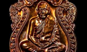 เหรียญเสมา 6 รอบ หลวงพ่อสาคร วัดหนองกรับ จัดสร้างในวาระที่ ลพ.สาคร อายุครบ 6 รอบ 72 ปี หลวงพ่อสาคร มนุญโญวัดหนองกรับ ต.หนองบัว อ.บ้านค่าย จ.ระยอง วัตถุประสงค์ เพื่อสร้างกำแพงวัดหนองกรับ รูปลักษณ์แบบเหรียญเสมาฉลองอายุ ๖ รอบ ๗๒ ปี เป็นเหรียญเสมา ขนาดความสูงไม่รวมห่วง ๓.๘ ซม ลักษณะคล้ายเหรียญเสมาหลวง ปู่ทิม อิสริโกแต่ได้ปรับแต่งรายละเอียดให้แตกต่างไปจากเดิมด้านหน้า เป็นรูปหลวงพ่อสาครนั่งเต็มองค์ ด้านบน มีอักขระ “มะอะอุ”คือแก้ว ๓ ประการซึ่งหมายถึงพระพุทธ พระธรรม และพระสงฆ์ ขอบชั้นในเป็นเมล็ดไข่ปลา ด้านล่างเป็นรูปหัวเสือ อันหมายถึง “ปีขาล” อันเป็นปีเกิดของหลวงพ่อนั่นเองด้านหลังมียันต์ครูของ หลวงปู่ทิม อิสริโก และเขียนว่า “ที่ระลึกอายุครบ ๖รอบ”มีรายเซนต์สมณศักดิ์ของหลวงพ่อสาครเป็นตัวนูน ชื่อวัด และวันที่ ๓ ก.พ ๒๕๕๓ และในครั้งนี้ได้จัดสร้างทั้งแบบเหรียญชั้นเดียว และเหรียญปะฉลุลงยา เพื่อเป็นการอนุรักษ์ฝีมือของการสร้างเหรียญปะฉลุซึ่งมีขั้นตอนที่ยุ่งยากซับซ้อนให้ชนรุ่นหลังได้เห็น ถือเป็นเหรียญที่สร้างได้อย่างวิจิตรงดงามเหรียญหนึ่งในยุดปัจจุบัน จำนวนจัดสร้าง 1 เหรียญเงินหน้าเงินปะฉลุลงยา 3 สี จำนวนสร้าง 1,272 เหรียญ – ด้านหน้า 2 โค้ด – ตอกโค้ด เมล็ดงา นะ กลับข้าง ที่กนกด้านขวาของเหรียญ – ตอกโค้ด ส (ขอม) ที่ห่วง – ด้านหลัง 3 โค้ด – ตอก สาคร ด้านบนฝั่งขวาของเหรียญ – ตอก ง 2 ตัว(เงิน) (ระหว่างอักขระใต้ยัณห์ห้า) – ตอกดอกบัว (ว.น.ก) ด้านล่างฝั่งขวาของเหรียญ – และมีหมายเลข 1-1272 กำกับด้านบนฝั่งซ้ายของเหรียญ ตรงข้ามโค้ด สาคร 2 เหรียญนวะหน้าเงินปะฉลุลงยา 3 สี จำนวนสร้าง 1,772 เหรียญ – ด้านหน้า 2 โค้ด – ตอกโค้ด เมล็ดงา นะ กลับข้าง ที่กนกด้านซ้ายของเหรียญ – ตอกโค้ด ส (ขอม) ที่ห่วง – ด้านหลัง 4 โค้ด – ตอก สาคร ด้านบนฝั่งซ้ายของเหรียญ – ตอก น 1 ตัว(นวะ) ด้านขวาของเหรียญ(ระหว่างอักขระใต้ยัณห์ห้า) – ตอก ง 1 ตัว(เงิน) ด้านซ้ายของเหรียญ(ระหว่างอักขระใต้ยัณห์ห้า) – ตอกดอกบัว (ว.น.ก) ด้านล่างฝั่งซ้ายของเหรียญ – และมีหมายเลข 1-1772 กำกับด้านบนฝั่งขวาของเหรียญ ตรงข้ามโค้ด สาคร 3 เหรียญเงิน ลงยา 4 สี จำนวนสร้าง 1,972 เหรียญ – ด้านหน้า 1 โค้ด – ตอกโค้ด ส (ขอม) ที่ห่วง – ด้านหลัง 3โค้ด – ตอก สาคร ด้านบนฝั่งขวาของเหรียญ – ตอกดอกบัว (ว.น.ก) ด้านล่างฝั่งซ้ายของเหรียญ – ตอก ง 1 ตัว(เงิน) ด้านล่างตรงกลางของเหรียญ(ติดขอบ) – และมีหมายเลข 1-1972 กำกับด้านบนฝั่งซ้ายของเหรียญ ตรงข้ามโค้ด สาคร 4 เหรียญเงิน จำนวนสร้าง 572 เหรียญ – ด้านหน้า 1 โค้ด – ตอกโค้ด ส (ขอม) ที่ห่วง – ด้านหลัง 3โค้ด – ตอก สาคร ด้านบนฝั่งซ้ายของเหรียญ – ตอกดอกบัว (ว.น.ก) ด้านล่างฝั่งขวาของเหรียญ – ตอก ง 1 ตัว(เงิน) ด้านล่างตรงกลางของเหรียญ(ติดขอบ) – และมีหมายเลข 1-572 กำกับด้านบนฝั่งขวาของเหรียญ ตรงข้ามโค้ด สาคร 5 เหรียญนวะโลหะ จำนวนสร้าง 972 เหรียญ – ด้านหน้า 1 โค้ด – ตอกโค้ด ส (ขอม) ที่ห่วง – ด้านหลัง 3โค้ด – ตอก สาคร ด้านบนฝั่งขวาของเหรียญ – ตอกดอกบัว (ว.น.ก) ด้านบนซ้ายของเหรียญ – ตอก น 1 ตัว(นวะ) ด้านล่างตรงกลางของเหรียญ(ติดขอบ) – และมีหมายเลข 1-972 กำกับด้านล่างฝั่งซ้ายของเหรียญ 6 เหรียญอัลปาก้า ลงยา 2 สี จำนวนสร้าง 2,772 เหรียญ – ด้านหน้า 1 โค้ด – ตอกโค้ด ส (ขอม) ที่ห่วง – ด้านหลัง 1โค้ด – ตอกดอกบัว (ว.น.ก) ด้านบนฝั่งขวาของเหรียญ – และมีหมายเลข 1-2772 กำกับด้านบนฝั่งซ้ายของเหรียญตรงข้ามโค้ด ดอกบัว 7 เหรียญทองแดง แก่ชนวน ไม่เจาะห่วง จำนวนสร้าง 7,272 เหรียญ – ด้านหน้า 1 โค้ด – ตอกโค้ด ส (ขอม) ที่ห่วง – ด้านหลัง 1โค้ด – ตอกดอกบัว (ว.น.ก) ด้านบนฝั่งขวาของเหรียญ – และมีหมายเลข 1-7272 กำกับด้านบนฝั่งซ้ายของเหรียญ ตรงข้ามโค้ด ดอกบัว 8 เหรียญทองแดงผิวไฟ ผสมชนวน เจาะห่วง จำนวนสร้าง 9,972 เหรียญ – ด้านหน้า ไม่มี โค้ด – ด้านหลัง 1โค้ด – ตอกดอกบัว (ว.น.ก) ด้านบนฝั่งซ้ายของเหรียญ – และมีหมายเลข 1-9972 กำกับด้านบนฝั่งขวาของเหรียญ ตรงข้ามโค้ด ดอกบัว 9 เหรียญทองเหลือง จำนวนสร้าง 4,972 เหรียญ – ด้านหน้า ไม่มี โค้ด – ด้านหลัง 1โค้ด – ตอกดอกบัว (ว.น.ก) ด้านล่างฝั่งขวาของเหรียญ – และมีหมายเลข 1-4972 กำกับด้านบนฝั่งซ้ายของเหรียญ 10 ชุดกรรมการ (เหรียญปะฉลุลงยา 3 เหรียญ/หน้ากาก 1 เหรียญ) จำนวนสร้าง 572 ชุด 10.1 พื้นนวะโลหะ ขอบเงิน องค์ทองฝาบาตร(กรรมการ) ตอก 3 โค้ด – ด้านหน้า 1 โค้ด – ตอกโค้ด ส (ขอม) ที่ห่วง – ด้านหลัง 2โค้ด – ตอก กรรมการ ด้านบนฝั่งขวาของเหรียญ – ตอกดอกบัว (ว.น.ก) ด้านบนฝั่งซ้ายของเหรียญ – และมีหมายเลข 1-572 กำกับด้านล่างฝั่งซ้ายของเหรียญ 10.2 พื้นทองฝาบาตร ขอบนวโลหะ องค์เงิน(กรรมการ)ตอก 3 โค้ด – ด้านหน้า 1 โค้ด – ตอกโค้ด ส (ขอม) ที่ห่วง – ด้านหลัง 2โค้ด – ตอก กรรมการ ด้านบนฝั่งขวาของเหรียญ – ตอกดอกบัว (ว.น.ก) ด้านล่างฝั่งซ้ายของเหรียญ – และมีหมายเลข 1-572 กำกับด้านบนฝั่งซ้ายของเหรียญ ตรงข้ามโค้ด กรรมการ 10.3 พื้นอัลปาก้า ขอบทองฝาบาตร องค์นวโลหะ (กรรมการ)ตอก 3 โค้ด – ด้านหน้า 1 โค้ด – ตอกโค้ด ส (ขอม) ที่ห่วง – ด้านหลัง 2โค้ด – ตอก กรรมการ ด้านบนฝั่งซ้ายของเหรียญ – ตอกดอกบัว (ว.น.ก) ด้านบนฝั่งขวาของเหรียญ – และมีหมายเลข 1-572 กำกับด้านล่างฝั่งซ้ายของเหรียญ 10.4 เนื้อทองแดงผสมชนวน ไม่เจาะห่วง หน้ากากทองฝาบาตร(กรรมการ) – ด้านหน้า 1 โค้ด – ตอกโค้ด ส (ขอม) ที่ห่วง – ด้านหลัง 2โค้ด – ตอก กรรมการ ด้านบนฝั่งขวาของเหรียญ – ตอกดอกบัว (ว.น.ก) ด้านล่างฝั่งขวาของเหรียญ – และมีหมายเลข 1-572 กำกับด้านบนฝั่งซ้ายของเหรียญ 11 เหรียญนวะ ขอบเงิน องค์ทองคำ จำนวนสร้าง 72 เหรียญ – เนื้อนวะโลหะ ขอบเงิน องค์ทองคำ ลงยา 2 สี ตอก 8 โค้ด(จำนวน 72 เหรียญ)(3K) – ด้านหน้า 2 โค้ด – ตอกโค้ด เมล็ดงา นะ กลับข้าง ที่กนกทั้ง 2 ข้าง – ตอกโค้ด ส (ขอม) ที่ห่วง – ด้านหลัง 6 โค้ด – ตอก สาคร ด้านบนฝั่งขวาของเหรียญ – ตอก กรรมการ ด้านบนฝั่งซ้ายของเหรียญ – ตอก น 1 ตัว(นวะ) ด้านขวาของเหรียญ(ระหว่างอักขระใต้ยัณห์ห้า) – ตอก ท 1 ตัว(ทอง) ด้านซ้ายของเหรียญ(ระหว่างอักขระใต้ยัณห์ห้า) – ตอก ง (เงิน) ด้านล่างตรงกลางของเหรียญ(ติดขอบเหรียญ) – ตอกดอกบัว (ว.น.ก) ด้านล่างฝั่งซ้ายของเหรียญ – และมีหมายเลข 1-72 กำกับด้านล่างฝั่งขวาของเหรียญ ตรงข้ามโค้ด ดอกบัว 12 เนื้อทองคำหน้าทองคำ ลงยา 2 สี ตอก 6 โค้ด (จำนวน 72 เหรียญ) – ด้านหน้า 2 โค้ด – ตอกโค้ด เมล็ดงา นะ กลับข้าง ที่กนกทั้ง 2 ข้าง – ตอกโค้ด ส (ขอม) ที่ห่วง – ด้านหลัง 4 โค้ด – ตอก สาคร ด้านบนฝั่งขวาของเหรียญ – ตอก กรรมการ ด้านบนฝั่งซ้ายของเหรียญ – ตอก ท 2 ตัว(ทองคำ) (ระหว่างอักขระใต้ยัณห์ห้า) – ตอกดอกบัว (ว.น.ก) ด้านล่างฝั่งขวาของเหรียญ – และมีหมายเลข 1-72 กำกับด้านล่างฝั่งซ้ายของเหรียญ ตรงข้ามโค้ด ดอกบัว 13 เนื้อเงินหน้าทองคำ ลงยา 2 สี ตอก 7 โค้ด(จำนวน 172 เหรียญ) – เนื้อเงินหน้าทองคำ ลงยา 2 สี ตอก 7 โค้ด(จำนวน 172 เหรียญ) – ด้านหน้า 2 โค้ด – ตอกโค้ด เมล็ดงา นะ กลับข้าง ที่กนกทั้ง 2 ข้าง – ตอกโค้ด ส (ขอม) ที่ห่วง – ด้านหลัง 5 โค้ด – ตอก สาคร ด้านบนฝั่งซ้ายของเหรียญ – ตอก กรรมการ ด้านบนฝั่งขวาของเหรียญ – ตอก ง 1 ตัว(เงิน) ด้านขวาของเหรียญ(ระหว่างอักขระใต้ยัณห์ห้า) – ตอก ท 1 ตัว(ทอง) ด้านซ้ายของเหรียญ(ระหว่างอักขระใต้ยัณห์ห้า) – ตอกดอกบัว (ว.น.ก) ด้านล่างฝั่งขวาของเหรียญ – และมีหมายเลข 1-172 กำกับด้านล่างฝั่งซ้ายของเหรียญ ตรงข้ามโค้ด ดอกบัว 14 เนื้อตะกั่วลองพิมพ์ หลังเรียบ จารมือ ตอก 4 โค้ด(จำนวนสร้าง 72 เหรียญ) – ด้านหน้า ตอก 2 โค้ด – ตอกโค้ด เมล็ดงา นะ กลับข้าง ที่กนกทั้ง 2 ข้างของเหรียญ – ตอกโค้ด ส (ขอม) ที่ห่วง – ด้านหลัง 2โค้ด – ตอกดอกบัว (ว.น.ก) ด้านบนตรงกลางติดห่วงของเหรียญ – ตอก สาคร ด้านบนตรงกลางใต้โค้ดดอกบัวของเหรียญ – และมีหมายเลข 1-72 กำกับด้านล่างตรงกลางของเหรียญ พร้อมมีจารหลวงพ่อ(ยัณห์ห้า)และลายเซ็นต์