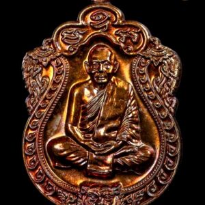 เหรียญเสมา 6 รอบ หลวงพ่อสาคร วัดหนองกรับ จัดสร้างในวาระที่ ลพ.สาคร อายุครบ 6 รอบ 72 ปี หลวงพ่อสาคร มนุญโญวัดหนองกรับ ต.หนองบัว อ.บ้านค่าย จ.ระยอง วัตถุประสงค์ เพื่อสร้างกำแพงวัดหนองกรับ รูปลักษณ์แบบเหรียญเสมาฉลองอายุ ๖ รอบ ๗๒ ปี เป็นเหรียญเสมา ขนาดความสูงไม่รวมห่วง ๓.๘ ซม ลักษณะคล้ายเหรียญเสมาหลวง ปู่ทิม อิสริโกแต่ได้ปรับแต่งรายละเอียดให้แตกต่างไปจากเดิมด้านหน้า เป็นรูปหลวงพ่อสาครนั่งเต็มองค์ ด้านบน มีอักขระ “มะอะอุ”คือแก้ว ๓ ประการซึ่งหมายถึงพระพุทธ พระธรรม และพระสงฆ์ ขอบชั้นในเป็นเมล็ดไข่ปลา ด้านล่างเป็นรูปหัวเสือ อันหมายถึง “ปีขาล” อันเป็นปีเกิดของหลวงพ่อนั่นเองด้านหลังมียันต์ครูของ หลวงปู่ทิม อิสริโก และเขียนว่า “ที่ระลึกอายุครบ ๖รอบ”มีรายเซนต์สมณศักดิ์ของหลวงพ่อสาครเป็นตัวนูน ชื่อวัด และวันที่ ๓ ก.พ ๒๕๕๓ และในครั้งนี้ได้จัดสร้างทั้งแบบเหรียญชั้นเดียว และเหรียญปะฉลุลงยา เพื่อเป็นการอนุรักษ์ฝีมือของการสร้างเหรียญปะฉลุซึ่งมีขั้นตอนที่ยุ่งยากซับซ้อนให้ชนรุ่นหลังได้เห็น ถือเป็นเหรียญที่สร้างได้อย่างวิจิตรงดงามเหรียญหนึ่งในยุดปัจจุบัน จำนวนจัดสร้าง 1 เหรียญเงินหน้าเงินปะฉลุลงยา 3 สี จำนวนสร้าง 1,272 เหรียญ – ด้านหน้า 2 โค้ด – ตอกโค้ด เมล็ดงา นะ กลับข้าง ที่กนกด้านขวาของเหรียญ – ตอกโค้ด ส (ขอม) ที่ห่วง – ด้านหลัง 3 โค้ด – ตอก สาคร ด้านบนฝั่งขวาของเหรียญ – ตอก ง 2 ตัว(เงิน) (ระหว่างอักขระใต้ยัณห์ห้า) – ตอกดอกบัว (ว.น.ก) ด้านล่างฝั่งขวาของเหรียญ – และมีหมายเลข 1-1272 กำกับด้านบนฝั่งซ้ายของเหรียญ ตรงข้ามโค้ด สาคร 2 เหรียญนวะหน้าเงินปะฉลุลงยา 3 สี จำนวนสร้าง 1,772 เหรียญ – ด้านหน้า 2 โค้ด – ตอกโค้ด เมล็ดงา นะ กลับข้าง ที่กนกด้านซ้ายของเหรียญ – ตอกโค้ด ส (ขอม) ที่ห่วง – ด้านหลัง 4 โค้ด – ตอก สาคร ด้านบนฝั่งซ้ายของเหรียญ – ตอก น 1 ตัว(นวะ) ด้านขวาของเหรียญ(ระหว่างอักขระใต้ยัณห์ห้า) – ตอก ง 1 ตัว(เงิน) ด้านซ้ายของเหรียญ(ระหว่างอักขระใต้ยัณห์ห้า) – ตอกดอกบัว (ว.น.ก) ด้านล่างฝั่งซ้ายของเหรียญ – และมีหมายเลข 1-1772 กำกับด้านบนฝั่งขวาของเหรียญ ตรงข้ามโค้ด สาคร 3 เหรียญเงิน ลงยา 4 สี จำนวนสร้าง 1,972 เหรียญ – ด้านหน้า 1 โค้ด – ตอกโค้ด ส (ขอม) ที่ห่วง – ด้านหลัง 3โค้ด – ตอก สาคร ด้านบนฝั่งขวาของเหรียญ – ตอกดอกบัว (ว.น.ก) ด้านล่างฝั่งซ้ายของเหรียญ – ตอก ง 1 ตัว(เงิน) ด้านล่างตรงกลางของเหรียญ(ติดขอบ) – และมีหมายเลข 1-1972 กำกับด้านบนฝั่งซ้ายของเหรียญ ตรงข้ามโค้ด สาคร 4 เหรียญเงิน จำนวนสร้าง 572 เหรียญ – ด้านหน้า 1 โค้ด – ตอกโค้ด ส (ขอม) ที่ห่วง – ด้านหลัง 3โค้ด – ตอก สาคร ด้านบนฝั่งซ้ายของเหรียญ – ตอกดอกบัว (ว.น.ก) ด้านล่างฝั่งขวาของเหรียญ – ตอก ง 1 ตัว(เงิน) ด้านล่างตรงกลางของเหรียญ(ติดขอบ) – และมีหมายเลข 1-572 กำกับด้านบนฝั่งขวาของเหรียญ ตรงข้ามโค้ด สาคร 5 เหรียญนวะโลหะ จำนวนสร้าง 972 เหรียญ – ด้านหน้า 1 โค้ด – ตอกโค้ด ส (ขอม) ที่ห่วง – ด้านหลัง 3โค้ด – ตอก สาคร ด้านบนฝั่งขวาของเหรียญ – ตอกดอกบัว (ว.น.ก) ด้านบนซ้ายของเหรียญ – ตอก น 1 ตัว(นวะ) ด้านล่างตรงกลางของเหรียญ(ติดขอบ) – และมีหมายเลข 1-972 กำกับด้านล่างฝั่งซ้ายของเหรียญ 6 เหรียญอัลปาก้า ลงยา 2 สี จำนวนสร้าง 2,772 เหรียญ – ด้านหน้า 1 โค้ด – ตอกโค้ด ส (ขอม) ที่ห่วง – ด้านหลัง 1โค้ด – ตอกดอกบัว (ว.น.ก) ด้านบนฝั่งขวาของเหรียญ – และมีหมายเลข 1-2772 กำกับด้านบนฝั่งซ้ายของเหรียญตรงข้ามโค้ด ดอกบัว 7 เหรียญทองแดง แก่ชนวน ไม่เจาะห่วง จำนวนสร้าง 7,272 เหรียญ – ด้านหน้า 1 โค้ด – ตอกโค้ด ส (ขอม) ที่ห่วง – ด้านหลัง 1โค้ด – ตอกดอกบัว (ว.น.ก) ด้านบนฝั่งขวาของเหรียญ – และมีหมายเลข 1-7272 กำกับด้านบนฝั่งซ้ายของเหรียญ ตรงข้ามโค้ด ดอกบัว 8 เหรียญทองแดงผิวไฟ ผสมชนวน เจาะห่วง จำนวนสร้าง 9,972 เหรียญ – ด้านหน้า ไม่มี โค้ด – ด้านหลัง 1โค้ด – ตอกดอกบัว (ว.น.ก) ด้านบนฝั่งซ้ายของเหรียญ – และมีหมายเลข 1-9972 กำกับด้านบนฝั่งขวาของเหรียญ ตรงข้ามโค้ด ดอกบัว 9 เหรียญทองเหลือง จำนวนสร้าง 4,972 เหรียญ – ด้านหน้า ไม่มี โค้ด – ด้านหลัง 1โค้ด – ตอกดอกบัว (ว.น.ก) ด้านล่างฝั่งขวาของเหรียญ – และมีหมายเลข 1-4972 กำกับด้านบนฝั่งซ้ายของเหรียญ 10 ชุดกรรมการ (เหรียญปะฉลุลงยา 3 เหรียญ/หน้ากาก 1 เหรียญ) จำนวนสร้าง 572 ชุด 10.1 พื้นนวะโลหะ ขอบเงิน องค์ทองฝาบาตร(กรรมการ) ตอก 3 โค้ด – ด้านหน้า 1 โค้ด – ตอกโค้ด ส (ขอม) ที่ห่วง – ด้านหลัง 2โค้ด – ตอก กรรมการ ด้านบนฝั่งขวาของเหรียญ – ตอกดอกบัว (ว.น.ก) ด้านบนฝั่งซ้ายของเหรียญ – และมีหมายเลข 1-572 กำกับด้านล่างฝั่งซ้ายของเหรียญ 10.2 พื้นทองฝาบาตร ขอบนวโลหะ องค์เงิน(กรรมการ)ตอก 3 โค้ด – ด้านหน้า 1 โค้ด – ตอกโค้ด ส (ขอม) ที่ห่วง – ด้านหลัง 2โค้ด – ตอก กรรมการ ด้านบนฝั่งขวาของเหรียญ – ตอกดอกบัว (ว.น.ก) ด้านล่างฝั่งซ้ายของเหรียญ – และมีหมายเลข 1-572 กำกับด้านบนฝั่งซ้ายของเหรียญ ตรงข้ามโค้ด กรรมการ 10.3 พื้นอัลปาก้า ขอบทองฝาบาตร องค์นวโลหะ (กรรมการ)ตอก 3 โค้ด – ด้านหน้า 1 โค้ด – ตอกโค้ด ส (ขอม) ที่ห่วง – ด้านหลัง 2โค้ด – ตอก กรรมการ ด้านบนฝั่งซ้ายของเหรียญ – ตอกดอกบัว (ว.น.ก) ด้านบนฝั่งขวาของเหรียญ – และมีหมายเลข 1-572 กำกับด้านล่างฝั่งซ้ายของเหรียญ 10.4 เนื้อทองแดงผสมชนวน ไม่เจาะห่วง หน้ากากทองฝาบาตร(กรรมการ) – ด้านหน้า 1 โค้ด – ตอกโค้ด ส (ขอม) ที่ห่วง – ด้านหลัง 2โค้ด – ตอก กรรมการ ด้านบนฝั่งขวาของเหรียญ – ตอกดอกบัว (ว.น.ก) ด้านล่างฝั่งขวาของเหรียญ – และมีหมายเลข 1-572 กำกับด้านบนฝั่งซ้ายของเหรียญ 11 เหรียญนวะ ขอบเงิน องค์ทองคำ จำนวนสร้าง 72 เหรียญ – เนื้อนวะโลหะ ขอบเงิน องค์ทองคำ ลงยา 2 สี ตอก 8 โค้ด(จำนวน 72 เหรียญ)(3K) – ด้านหน้า 2 โค้ด – ตอกโค้ด เมล็ดงา นะ กลับข้าง ที่กนกทั้ง 2 ข้าง – ตอกโค้ด ส (ขอม) ที่ห่วง – ด้านหลัง 6 โค้ด – ตอก สาคร ด้านบนฝั่งขวาของเหรียญ – ตอก กรรมการ ด้านบนฝั่งซ้ายของเหรียญ – ตอก น 1 ตัว(นวะ) ด้านขวาของเหรียญ(ระหว่างอักขระใต้ยัณห์ห้า) – ตอก ท 1 ตัว(ทอง) ด้านซ้ายของเหรียญ(ระหว่างอักขระใต้ยัณห์ห้า) – ตอก ง (เงิน) ด้านล่างตรงกลางของเหรียญ(ติดขอบเหรียญ) – ตอกดอกบัว (ว.น.ก) ด้านล่างฝั่งซ้ายของเหรียญ – และมีหมายเลข 1-72 กำกับด้านล่างฝั่งขวาของเหรียญ ตรงข้ามโค้ด ดอกบัว 12 เนื้อทองคำหน้าทองคำ ลงยา 2 สี ตอก 6 โค้ด (จำนวน 72 เหรียญ) – ด้านหน้า 2 โค้ด – ตอกโค้ด เมล็ดงา นะ กลับข้าง ที่กนกทั้ง 2 ข้าง – ตอกโค้ด ส (ขอม) ที่ห่วง – ด้านหลัง 4 โค้ด – ตอก สาคร ด้านบนฝั่งขวาของเหรียญ – ตอก กรรมการ ด้านบนฝั่งซ้ายของเหรียญ – ตอก ท 2 ตัว(ทองคำ) (ระหว่างอักขระใต้ยัณห์ห้า) – ตอกดอกบัว (ว.น.ก) ด้านล่างฝั่งขวาของเหรียญ – และมีหมายเลข 1-72 กำกับด้านล่างฝั่งซ้ายของเหรียญ ตรงข้ามโค้ด ดอกบัว 13 เนื้อเงินหน้าทองคำ ลงยา 2 สี ตอก 7 โค้ด(จำนวน 172 เหรียญ) – เนื้อเงินหน้าทองคำ ลงยา 2 สี ตอก 7 โค้ด(จำนวน 172 เหรียญ) – ด้านหน้า 2 โค้ด – ตอกโค้ด เมล็ดงา นะ กลับข้าง ที่กนกทั้ง 2 ข้าง – ตอกโค้ด ส (ขอม) ที่ห่วง – ด้านหลัง 5 โค้ด – ตอก สาคร ด้านบนฝั่งซ้ายของเหรียญ – ตอก กรรมการ ด้านบนฝั่งขวาของเหรียญ – ตอก ง 1 ตัว(เงิน) ด้านขวาของเหรียญ(ระหว่างอักขระใต้ยัณห์ห้า) – ตอก ท 1 ตัว(ทอง) ด้านซ้ายของเหรียญ(ระหว่างอักขระใต้ยัณห์ห้า) – ตอกดอกบัว (ว.น.ก) ด้านล่างฝั่งขวาของเหรียญ – และมีหมายเลข 1-172 กำกับด้านล่างฝั่งซ้ายของเหรียญ ตรงข้ามโค้ด ดอกบัว 14 เนื้อตะกั่วลองพิมพ์ หลังเรียบ จารมือ ตอก 4 โค้ด(จำนวนสร้าง 72 เหรียญ) – ด้านหน้า ตอก 2 โค้ด – ตอกโค้ด เมล็ดงา นะ กลับข้าง ที่กนกทั้ง 2 ข้างของเหรียญ – ตอกโค้ด ส (ขอม) ที่ห่วง – ด้านหลัง 2โค้ด – ตอกดอกบัว (ว.น.ก) ด้านบนตรงกลางติดห่วงของเหรียญ – ตอก สาคร ด้านบนตรงกลางใต้โค้ดดอกบัวของเหรียญ – และมีหมายเลข 1-72 กำกับด้านล่างตรงกลางของเหรียญ พร้อมมีจารหลวงพ่อ(ยัณห์ห้า)และลายเซ็นต์