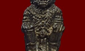 หนุมาน กฐิน 54 หลวงพ่อเพี้ยน วัดเกริ่นกฐิน ลพบุรี องค์จิ๋ว น่ารัก น่าบูชา เครื่องรางสายเมตตา คุ้มภัย มหาอุด หนุมาน กฐิน ปี 2554 วัตถุมงคลยอดนิยมของ หลวงพ่อเพี้ยน อัคคธัมโม วัดเกริ่นกฐิน จังหวัดลพบุรี จัดสร้างในงานกฐินประจำปี 2554 รูปแบบ “องค์จิ๋ว” ขนาดเล็ก พกพาง่าย น่ารัก แต่เปี่ยมด้วยพุทธคุณ เหมาะทั้งบูชาติดตัวและสะสม หนุมานของหลวงพ่อเพี้ยน ขึ้นชื่อด้าน เมตตามหานิยม ค้าขาย ติดต่อเจรจา ปกป้องคุ้มภัย แคล้วคลาด มหาอุด คงกระพัน (ตามสายวิชา) แม้องค์จะเล็ก แต่พิธีและเจตนาการสร้าง “ไม่เล็ก” ปลุกเสกตามแบบฉบับวัดเกริ่นกฐิน ซึ่งมีชื่อเสียงด้านเครื่องรางของขลังมาอย่างยาวนาน ประวัติหลวงพ่อเพี้ยน อัคคธัมโม พระเกจิอาจารย์ชื่อดัง เมืองลพบุรี หลวงพ่อเพี้ยน อัคคธัมโม หรือ พระครูวิมลสมณวัตร เป็นพระเกจิอาจารย์อาวุโสของจังหวัดลพบุรี มีอายุครบ 78 ปี (ในช่วงปีที่มีการกล่าวถึง) เป็นที่เคารพศรัทธาของชาวบ้านและผู้ศรัทธาทั่วประเทศ ท่านเป็นเจ้าตำรับเครื่องรางของขลังชื่อดัง เช่น ตะกรุดโทน ผ้ายันต์แดง เสือ สิงห์ หนุมาน ซึ่งล้วนมีประสบการณ์ปรากฏชัดในด้านเมตตา ค้าขาย คุ้มครองภัย มหาอุด และคงกระพันชาตรี ชาติกำเนิดและเส้นทางธรรม หลวงพ่อเพี้ยน เกิดในสกุล ยอดวัด เมื่อวันอาทิตย์ ขึ้น 3 ค่ำ เดือน 3 ปีขาล พุทธศักราช 2470 ณ บ้านเกริ่นกฐิน ตำบลบ้านชี อำเภอบ้านหมี่ จังหวัดลพบุรี วัยเยาว์เรียนจบชั้นประถมศึกษาปีที่ 4 จากนั้นช่วยครอบครัวประกอบอาชีพทำนา เคยครองเรือนตามวิถีชาวบ้านทั่วไป ก่อนจะเกิดความเบื่อหน่ายในทางโลก ตัดสินใจหันหน้าเข้าสู่เส้นทางธรรมอย่างจริงจัง การอุปสมบทและการศึกษาวิทยาคม หลวงพ่อเพี้ยน อุปสมบทเมื่อวันที่ 4 สิงหาคม 2519 ณ พัทธสีมาวัดกำแพง อำเภอบ้านหมี่ จังหวัดลพบุรี โดยมี หลวงพ่อเจือ เจ้าอาวาสวัดกำแพง เป็นพระอุปัชฌาย์ ได้รับฉายา “อคฺคธมฺโม” แปลว่า ผู้มีธรรมอันยอดเยี่ยม หลังอุปสมบท ได้ย้ายมาจำพรรษาที่ วัดเกริ่นกฐิน ตั้งใจบำเพ็ญสมณธรรม สวดมนต์ เจริญภาวนา และได้ร่ำเรียนวิทยาคมจาก หลวงพ่อปาน อดีตเจ้าอาวาสวัดเกริ่นกฐิน ซึ่งเป็นพระเกจิสายเขมร มีวิชาอาคมเข้มขลัง นอกจากนี้ ยังได้รับการถ่ายทอดวิชาจากสายกัมพูชา ซึ่งโยมบิดาของท่านเคยศึกษาและสืบทอดไว้ ทำให้หลวงพ่อเพี้ยนมีพื้นฐานวิชาอาคมที่ลึกและครบถ้วน แนวทางปฏิบัติและชื่อเสียงด้านอาคม หลวงพ่อปาน เคยสอนหลวงพ่อเพี้ยนไว้เสมอว่า “หัวใจของวิชาอาคม คือ สติ สมาธิ และปัญญา” เมื่อสติมั่นคง → เกิดสมาธิ สมาธิมั่น → เกิดปัญญา เมื่อจิตเป็นหนึ่งเดียว → วิชาย่อมบังเกิดผล ด้วยแนวทางนี้ หลวงพ่อเพี้ยนจึงสามารถ แก้คุณไสย มนต์ดำ ปราบวิญญาณร้าย รักษาไข้ป่า ด้วยยาสมุนไพร ปัดเป่าเคราะห์กรรมหนัก จนชื่อเสียงเลื่องลือไปไกล เป็นที่พึ่งของชาวบ้านผู้ตกทุกข์ได้ยากอย่างแท้จริง หนุมาน กฐิน 54 เหมาะกับใคร ผู้ที่ต้องการเครื่องรางสายเมตตา ค้าขาย ผู้ที่ต้องการพกหนุมานติดตัว ขนาดเล็ก ไม่เกะกะ ผู้ศรัทธาหลวงพ่อเพี้ยน วัดเกริ่นกฐิน นักสะสมวัตถุมงคลสายลพบุรี ผู้ที่มองหาของดี มีพิธี มีประวัติชัดเจน พระเครื่องไม่ใช่เพียงวัตถุ แต่คือ “ศรัทธา พิธี และเจตนา” หากมองหา หนุมานหลวงพ่อเพี้ยนแท้ หรือวัตถุมงคลสายอาคมแท้ ๆ สามารถศึกษาเพิ่มเติมได้ที่ 👉 https://ponsrithong.com/ พลศรีทอง พระเครื่อง ศรัทธาแท้ ข้อมูลจริง สายสะสมตัวจริง