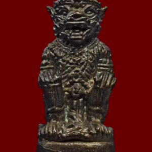 หนุมาน กฐิน 54 หลวงพ่อเพี้ยน วัดเกริ่นกฐิน ลพบุรี องค์จิ๋ว น่ารัก น่าบูชา เครื่องรางสายเมตตา คุ้มภัย มหาอุด หนุมาน กฐิน ปี 2554 วัตถุมงคลยอดนิยมของ หลวงพ่อเพี้ยน อัคคธัมโม วัดเกริ่นกฐิน จังหวัดลพบุรี จัดสร้างในงานกฐินประจำปี 2554 รูปแบบ “องค์จิ๋ว” ขนาดเล็ก พกพาง่าย น่ารัก แต่เปี่ยมด้วยพุทธคุณ เหมาะทั้งบูชาติดตัวและสะสม หนุมานของหลวงพ่อเพี้ยน ขึ้นชื่อด้าน เมตตามหานิยม ค้าขาย ติดต่อเจรจา ปกป้องคุ้มภัย แคล้วคลาด มหาอุด คงกระพัน (ตามสายวิชา) แม้องค์จะเล็ก แต่พิธีและเจตนาการสร้าง “ไม่เล็ก” ปลุกเสกตามแบบฉบับวัดเกริ่นกฐิน ซึ่งมีชื่อเสียงด้านเครื่องรางของขลังมาอย่างยาวนาน ประวัติหลวงพ่อเพี้ยน อัคคธัมโม พระเกจิอาจารย์ชื่อดัง เมืองลพบุรี หลวงพ่อเพี้ยน อัคคธัมโม หรือ พระครูวิมลสมณวัตร เป็นพระเกจิอาจารย์อาวุโสของจังหวัดลพบุรี มีอายุครบ 78 ปี (ในช่วงปีที่มีการกล่าวถึง) เป็นที่เคารพศรัทธาของชาวบ้านและผู้ศรัทธาทั่วประเทศ ท่านเป็นเจ้าตำรับเครื่องรางของขลังชื่อดัง เช่น ตะกรุดโทน ผ้ายันต์แดง เสือ สิงห์ หนุมาน ซึ่งล้วนมีประสบการณ์ปรากฏชัดในด้านเมตตา ค้าขาย คุ้มครองภัย มหาอุด และคงกระพันชาตรี ชาติกำเนิดและเส้นทางธรรม หลวงพ่อเพี้ยน เกิดในสกุล ยอดวัด เมื่อวันอาทิตย์ ขึ้น 3 ค่ำ เดือน 3 ปีขาล พุทธศักราช 2470 ณ บ้านเกริ่นกฐิน ตำบลบ้านชี อำเภอบ้านหมี่ จังหวัดลพบุรี วัยเยาว์เรียนจบชั้นประถมศึกษาปีที่ 4 จากนั้นช่วยครอบครัวประกอบอาชีพทำนา เคยครองเรือนตามวิถีชาวบ้านทั่วไป ก่อนจะเกิดความเบื่อหน่ายในทางโลก ตัดสินใจหันหน้าเข้าสู่เส้นทางธรรมอย่างจริงจัง การอุปสมบทและการศึกษาวิทยาคม หลวงพ่อเพี้ยน อุปสมบทเมื่อวันที่ 4 สิงหาคม 2519 ณ พัทธสีมาวัดกำแพง อำเภอบ้านหมี่ จังหวัดลพบุรี โดยมี หลวงพ่อเจือ เจ้าอาวาสวัดกำแพง เป็นพระอุปัชฌาย์ ได้รับฉายา “อคฺคธมฺโม” แปลว่า ผู้มีธรรมอันยอดเยี่ยม หลังอุปสมบท ได้ย้ายมาจำพรรษาที่ วัดเกริ่นกฐิน ตั้งใจบำเพ็ญสมณธรรม สวดมนต์ เจริญภาวนา และได้ร่ำเรียนวิทยาคมจาก หลวงพ่อปาน อดีตเจ้าอาวาสวัดเกริ่นกฐิน ซึ่งเป็นพระเกจิสายเขมร มีวิชาอาคมเข้มขลัง นอกจากนี้ ยังได้รับการถ่ายทอดวิชาจากสายกัมพูชา ซึ่งโยมบิดาของท่านเคยศึกษาและสืบทอดไว้ ทำให้หลวงพ่อเพี้ยนมีพื้นฐานวิชาอาคมที่ลึกและครบถ้วน แนวทางปฏิบัติและชื่อเสียงด้านอาคม หลวงพ่อปาน เคยสอนหลวงพ่อเพี้ยนไว้เสมอว่า “หัวใจของวิชาอาคม คือ สติ สมาธิ และปัญญา” เมื่อสติมั่นคง → เกิดสมาธิ สมาธิมั่น → เกิดปัญญา เมื่อจิตเป็นหนึ่งเดียว → วิชาย่อมบังเกิดผล ด้วยแนวทางนี้ หลวงพ่อเพี้ยนจึงสามารถ แก้คุณไสย มนต์ดำ ปราบวิญญาณร้าย รักษาไข้ป่า ด้วยยาสมุนไพร ปัดเป่าเคราะห์กรรมหนัก จนชื่อเสียงเลื่องลือไปไกล เป็นที่พึ่งของชาวบ้านผู้ตกทุกข์ได้ยากอย่างแท้จริง หนุมาน กฐิน 54 เหมาะกับใคร ผู้ที่ต้องการเครื่องรางสายเมตตา ค้าขาย ผู้ที่ต้องการพกหนุมานติดตัว ขนาดเล็ก ไม่เกะกะ ผู้ศรัทธาหลวงพ่อเพี้ยน วัดเกริ่นกฐิน นักสะสมวัตถุมงคลสายลพบุรี ผู้ที่มองหาของดี มีพิธี มีประวัติชัดเจน พระเครื่องไม่ใช่เพียงวัตถุ แต่คือ “ศรัทธา พิธี และเจตนา” หากมองหา หนุมานหลวงพ่อเพี้ยนแท้ หรือวัตถุมงคลสายอาคมแท้ ๆ สามารถศึกษาเพิ่มเติมได้ที่ 👉 https://ponsrithong.com/ พลศรีทอง พระเครื่อง ศรัทธาแท้ ข้อมูลจริง สายสะสมตัวจริง