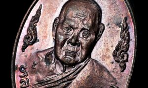 เหรียญหลวงปู่ชอบ ฐานสโม วัดป่าสัมมานุสรณ์ จังหวัดเลย รายละเอียด ** #อริยสงฆ์อันเป็นที่รักของเหล่าเทวดา *** เหรียญหลวงปู่ชอบ ฐานสโม วัดป่าสัมมานุสรณ์ จังหวัดเลย รุ่น เมตตา77 ปี 2520 เนื้อทองแดงรมดำ ท่านเป็นพระกรรมฐาน ศิษย์รุ่นแรกๆของพระอาจารย์มั่น ภูริทัตโต "หลวงปู่ชอบ ฐานสโม พระอริยเจ้าผู้ทรงอภิญญาญาน คือผู้ทรงความรู้ยิ่งในพระพุทธศาสนามีคุณสมบัติพิเศษ 6 อย่าง 1.อิทธิวิธี แสดงฤทธิ์ได้ 2.ทิพโสต หูทิพย์ 3.เจโตปริยญาณ รู้จักกำหนดใจผู้อื่น 4.บุพเพนิวาสานุสติญาณ ระลึกชาติได้ 5.ทิพจักขุ ตาทิพย์ 6.อาสวักขยญาณ รู้จักทำอาสวะให้สิ้นไป ท่านมีนิสัยชอบโดดเดี่ยวเที่ยวไปอยู่ในป่า ทำในสิ่งที่บุคคลอื่นทำได้ยาก ไม่ชอบเกี่ยวข้องกับหมู่ชนพระเณร เป็นผู้มีความองอาจเด็ดเดี่ยวอดทนเป็นเลิศ ไม่กลัวความทุกข์ยากลำบาก เสี่ยงเป็นเสี่ยงตาย กล้าได้กล้าเสียในการปราบกิเลส ถึงกับพระอาจารย์มั่นออกปากชมท่ามกลางสภาสงฆว่า “ให้ทุกองค์ภาวนาให้ได้เหมือนท่านชอบสิ ท่านองค์นี้ภาวนาไปไกลลิบเลย” ท่านสามารถแสดงธรรมและสนทนาธรรมเป็นภาษาต่างๆ ได้หมด เพียงกำหนดจิตดูว่าภาษานั้นเขาใช้พูดกันว่าอย่างไร ท่านสามารถแสดงธรรมโปรดเทวดา พญานาค ตลอดจนภพภูมิต่างๆ ได้ การธุดงค์ของท่านนับว่าโลดโผนมาก ชอบเดินทางในเวลากลางคืนหรือจวนสว่างในคืนเดือนหงาย เที่ยวไปอย่างอนาคาริกมุนีผู้ไม่มีอาลัยในโลกทั้งปวง บางคราวมีเสือลายพาดกลอนตัวใหญ่ สองตัวกระโดดล้อมหน้าล้อมหลังเอาไว้ ท่านเร่งสติสมาธิ แแผ่เมตตา กำหนดจิตเข้าข้างใน สมาธิลึกเข้าไปถึงฐานของจิต ปล่อยวางสิ่งทั้งปวง เมื่อถอนจิตออกมาปรากฏว่าเสือสองตัวได้หายไปแล้ว ครั้นหนึ่งท่านได้เดินทางไปทางอำเภอแม่ริม อำเภอแม่แตง เข้าไปหมู่บ้านกะเหรี่ยงกลางหุบเขาเพื่อโปรดพี่ชายของท่านในอดีตชาติที่รักกันมาก ท่านระลึกชาติได้ว่า เคยเกิดเป็นกะเหรี่ยงที่ประเทศพม่า มีพี่ชายคนหนึ่ง บัดนี้เขาได้มาเกิดเป็นชาวกะเหรี่ยง ชื่อว่า “เสาร์” อยู่ที่ตำบลป่ายาง บ้านผาแด่น อำเภอแม่แตง จังหวัดเชียงใหม่ ด้วยจิตเมตตาท่านจึงเดินทางไปโปรดดึงเขาเข้าสู่ทางธรรม และต่อมานายเสาร์ก็ได้บวชเป็นพระติดตามท่านจนตลอดชีวิต ท่านเล่าว่าในบางคราวหลงอยู่ในกลางป่าเป็นเวลาหลายๆวัน ท่านเป็นที่เคารพรักของเหล่าเทพยดา เดินทางจากประเทศพม่าจะเข้าสู่ไทย หลงป่าเจียนตายเพราะความหิว เทวดาได้นำอาหารทิพย์มาใส่บาตร อาหารนั้นมีรสอร่อยส่งกลิ่นหอม หายเมื่อยหายหิวไปหลายวัน ท่านทำสมาธิทั้งกลางวันกลางคืน บางคราวพายุฝนตกหนักน้ำป่าไหลหลาก ท่านต้องนั่งกอดบาตรเอาไว้จนสว่าง ท่านพบวิมุตติบรรลุธรรมชั้นสูงสุด เมื่อปี พ.ศ. 2487 พรรษาที่ 20 อายุ 43 ปี ที่ถ้ำบ้านหนองยวน ประเทศพม่า ท่านเป็นพระผู้ทรงอภิญญาสามารถล่วงรู้สิ่งที่ลึกลับที่มนุษย์ธรรมดาตามองไม่เห็น เช่น เทวบุตร เทวดา อินทร์ พรหม ยม ยักษ์ พญานาค ภูต ผี ปีศาจมากมาย แม้แต่ความรู้สึกนึกคิดภายในใจของคน ท่านก็สามารถล่วงรู้ได้ ท่านได้พบพระอาจารย์มั่น ภูริทตฺโต ณ เสนาสนะป่าบ้านสามผง อำเภอศรีสงคราม จังหวัดนครพนม หลวงปู่มั่นได้ให้โอวาทสั้นๆ ว่า “ท่านเคยภาวนามาอย่างไร ก็ให้ทำต่อไปเช่นนั้น อย่าได้หยุด ธรรม 84,000 พระธรรมขันธ์ที่พระพุทธเจ้าท่านทรงแสดงไว้นั้น มันอยู่ที่ใจเรานี่แหละ ถ้าอยากรู้อยากเห็นธรรมเหล่านั้น ก็ให้ค้นหาเอาที่ใจของท่านเอง” ในระยะที่ท่านอยู่กับหลวงปู่มั่นนั้น ท่านได้รับความไว้วางใจและมอบหมาย ให้ช่วยดูแลพระเณรที่คิดอะไรนอกลู่นอกทาง ไม่ถูกต้องตามครรลองของผู้ทรงศีลธรรม ท่านก็จะตักเตือน เป็นที่ทราบกันดีในหมู่ลูกศิษย์หลวงปู่มั่นว่า ท่านมีความรู้ภายในว่องไวไม่แพ้หลวงปู่มั่น พระเณรทั้งหลายจึงเกรงกลัวท่านมาก และท่านก็ยังสามารถระลึกชาติรู้อดีตชาติของท่านเองว่าเคยเกิดเป็นอะไรมาบ้าง เช่น เคยเกิดเป็นพระภิกษุรักษาศีลอยู่กับพระอนุรุทธะ เคยเป็นสามเณรน้อยลูกศิษย์พระมหากัสสปะ เคยเกิดเป็นท้าวมหาพรหมในพรหมโลกและเป็นสัตว์หลายชนิดอีกด้วย หลวงปู่ชอบท่านบำเพ็ญภาวนาอยู่ตามป่าตามเขา ส่วนมากทางภาคเหนือหลายพื้นที่รวมถึงประเทศพม่าด้วย ปีพุทธศักราช 2489 ขณะท่องเที่ยวธุดงค์อยู่ทางภาคเหนือ สหธรรมมิกคือหลวงปู่ขาว อนาลโย ชวนท่านกลับมาอีสานท่านจึงได้มาจำพรรษาที่ป่าช้าหินโง้น ปัจจุบันคือ วัดป่าโคกมน ปีพุทธศักราช 2501 มีชาวบ้านถวายที่สร้างวัดกว่าร้อยไร่ ท่านจึงได้รับสร้างเป็นวัดขึ้นมา ปัจจุบันคือ วัดป่าสัมมานุสรณ์ ท่านได้อยู่จำพรรษาที่นี่เรื่อยมาจวบจนวาระสุดท้ายของท่าน"